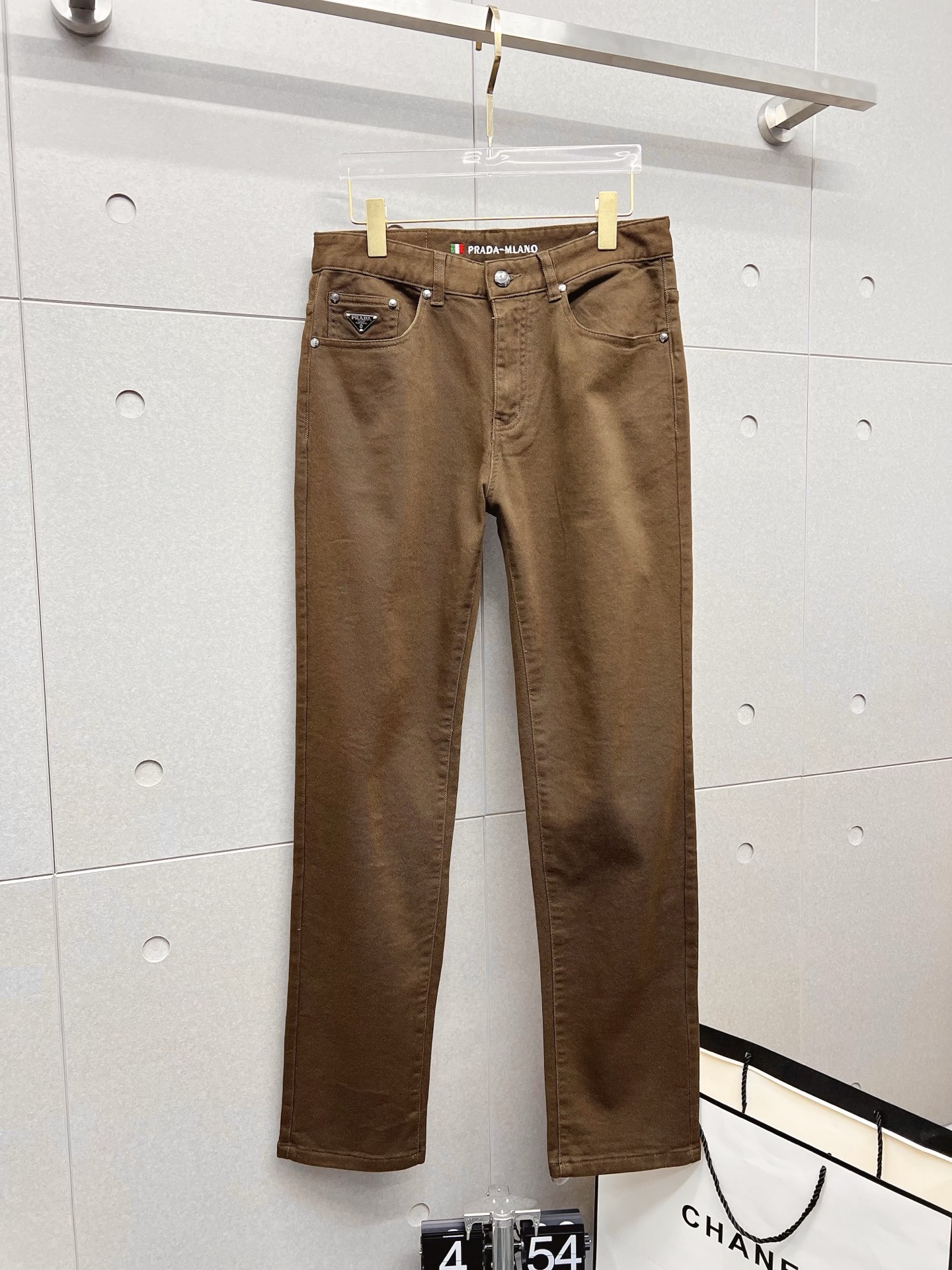 NO:538397,PRADA men's denim wash pants, official album poster outfit style!  Customer-supplied high-quality imported denim original color fabric, specially selected Japanese Okayama pure 13oz ounce denim fabric, heavy environmentally friendly plant enzyme washing process, the texture has a light retro color, which is quite beautiful, and is very suitable for the autumn and winter color matching. The fabric is soft and delicate after washing, but has a strong bones and a little elastic, providing an excellent comfort experience. There is no damage to any craft elements throughout the body, retaining the purest tannin color!  The whole body details are so perfect, exquisite and exquisite. The latest waist leather marks highlight the brand's characteristics, and hardware accessories, leather marks, and wiring all reflect craftsmanship!  The style is perfectly tailored, and the hip lifting effect is excellent. It can easily sweep any top matching in the wardrobe. It has extensive compatibility and is satisfied with various daily outfits. It has a lot of upper body styles and must-have trousers for quality control and 1V masturbation control!  Size 29-40 (no 35.37), prada, prada, alexander wang19860909PRADA 普拉达 男士丹宁洗水裤,官宣画册海报穿搭款！ 客供高级进口的丹宁原色面料,特选日本冈山纯正13oz 盎司牛仔布料,重磅环保植物酵素水洗工艺,肌理有着淡淡的复古色彩,相当漂亮,极符合秋冬的配色,面料经过水洗后柔软细腻,但筋骨感极强,且略带弹力,提供了绝佳的舒适体验,通身无任何工艺元素破坏,保留了最纯粹的丹宁本色！通身细节完美如斯,精湛且考究,最新的腰部皮标彰显了品牌特质,五金配件、皮标、走线无不体现出匠心工艺！版型剪裁完美,提臀修身效果绝佳,可轻松横扫衣橱任何的上装搭配,兼容性广泛,满足于日常各种穿搭,上身型款十足,于品质控及1V迷控者必入型裤装！ 尺码29—40（没35.37）,,prada,prada,alexander wang,Men's clothing