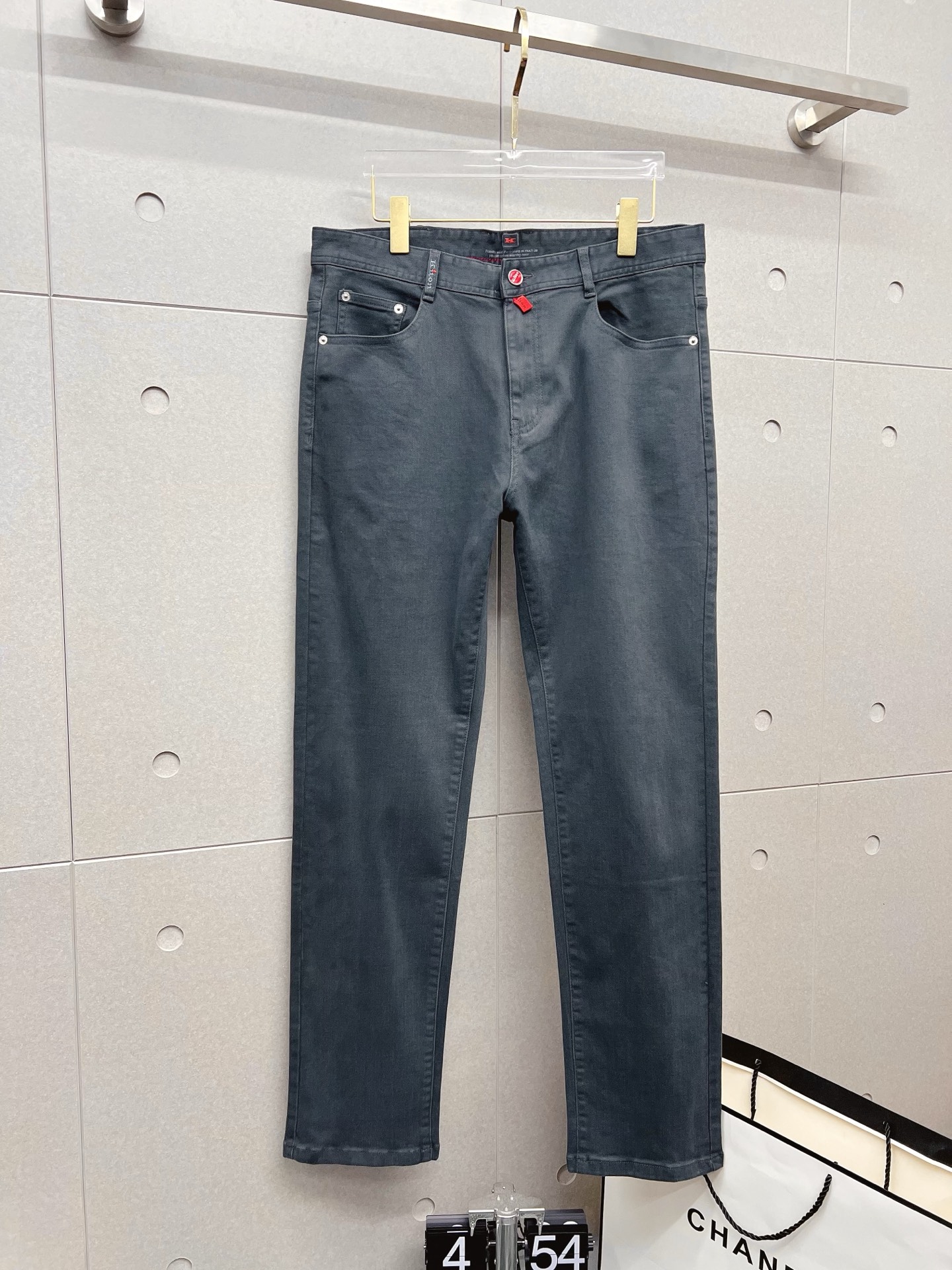 NO:538399,Kiton men's denim wash pants, official album poster outfit style!  Customer-supplied high-quality imported denim original color fabric, specially selected Japanese Okayama pure 13oz ounce denim fabric, heavy environmentally friendly plant enzyme washing process, the texture has a light retro color, which is quite beautiful, and is very suitable for the autumn and winter color matching. The fabric is soft and delicate after washing, but has a strong bones and a little elastic, providing an excellent comfort experience. There is no damage to any craft elements throughout the body, retaining the purest tannin color!  The whole body details are so perfect, exquisite and exquisite. The latest waist leather marks highlight the brand's characteristics, and hardware accessories, leather marks, and wiring all reflect craftsmanship!  The style is perfectly tailored, and the hip lifting effect is excellent. It can easily sweep any top matching in the wardrobe. It has extensive compatibility and is satisfied with various daily outfits. It has a lot of upper body styles and must-have trousers for quality control and 1V masturbation control!  Size 29-40 (no 35.37), alexander wang19860909Kiton 男士丹宁洗水裤,官宣画册海报穿搭款！ 客供高级进口的丹宁原色面料,特选日本冈山纯正13oz 盎司牛仔布料,重磅环保植物酵素水洗工艺,肌理有着淡淡的复古色彩,相当漂亮,极符合秋冬的配色,面料经过水洗后柔软细腻,但筋骨感极强,且略带弹力,提供了绝佳的舒适体验,通身无任何工艺元素破坏,保留了最纯粹的丹宁本色！通身细节完美如斯,精湛且考究,最新的腰部皮标彰显了品牌特质,五金配件、皮标、走线无不体现出匠心工艺！版型剪裁完美,提臀修身效果绝佳,可轻松横扫衣橱任何的上装搭配,兼容性广泛,满足于日常各种穿搭,上身型款十足,于品质控及1V迷控者必入型裤装！ 尺码29—40（没35.37）,,alexander wang,Men's clothing
