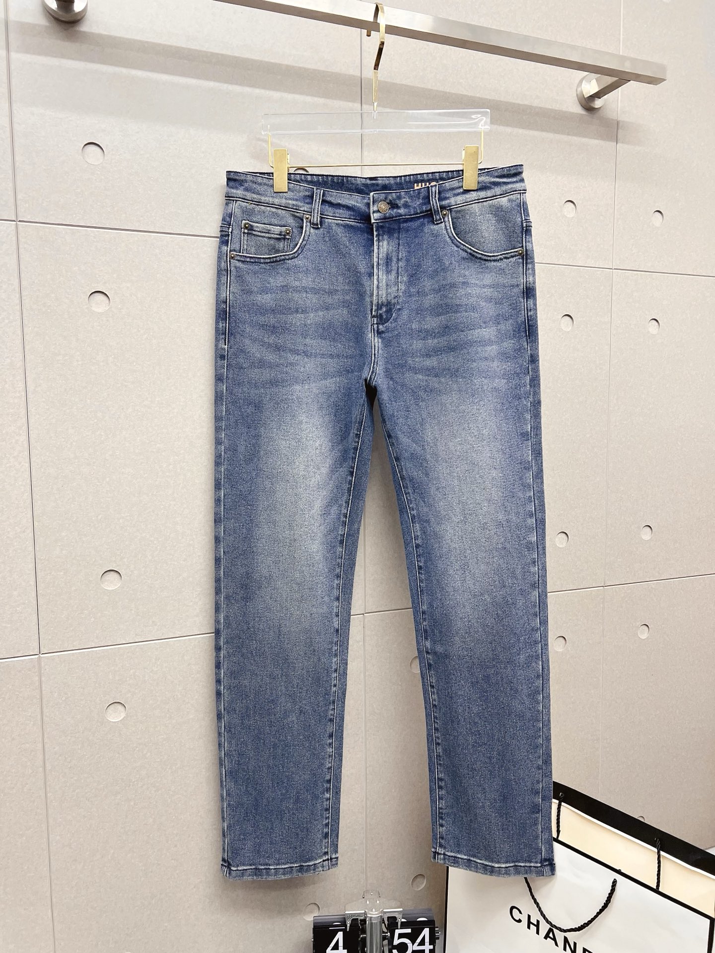 NO:538380,BOSS men's denim jeans, official album poster outfit style!  Customer-supplied high-quality imported denim original color fabric, specially selected Japanese Okayama pure 13oz ounce denim fabric, heavy environmentally friendly plant enzyme washing process, the texture has a light retro color, which is quite beautiful, and is very suitable for the autumn and winter color matching. The fabric is soft and delicate after washing, but has a strong bones and a little elastic, providing an excellent comfort experience. There is no damage to any craft elements throughout the body, retaining the purest tannin color!  The whole body details are so perfect, exquisite and exquisite. The latest waist leather marks highlight the brand's characteristics, and hardware accessories, leather marks, and wiring all reflect craftsmanship!  The style is perfectly tailored, and the hip lifting effect is excellent. It can easily sweep any top matching in the wardrobe. It has extensive compatibility and is satisfied with various daily outfits. It has a lot of upper body styles and must-have trousers for quality control and 1V masturbation control!  Size 29-40 (no 35.37), jeans,alexander wang19860909BOSS 男士丹宁牛仔裤,官宣画册海报穿搭款！ 客供高级进口的丹宁原色面料,特选日本冈山纯正13oz 盎司牛仔布料,重磅环保植物酵素水洗工艺,肌理有着淡淡的复古色彩,相当漂亮,极符合秋冬的配色,面料经过水洗后柔软细腻,但筋骨感极强,且略带弹力,提供了绝佳的舒适体验,通身无任何工艺元素破坏,保留了最纯粹的丹宁本色！通身细节完美如斯,精湛且考究,最新的腰部皮标彰显了品牌特质,五金配件、皮标、走线无不体现出匠心工艺！版型剪裁完美,提臀修身效果绝佳,可轻松横扫衣橱任何的上装搭配,兼容性广泛,满足于日常各种穿搭,上身型款十足,于品质控及1V迷控者必入型裤装！ 尺码29—40（没35.37）,,jeans,alexander wang,Men's clothing