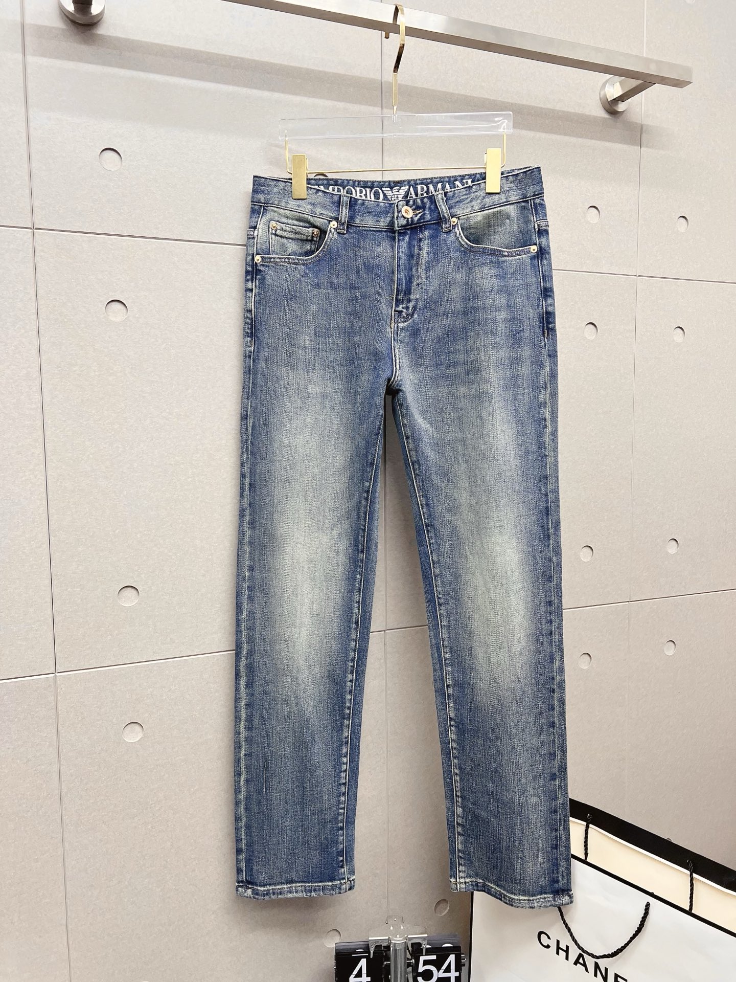 NO:538383,Armani Men's denim jeans, official album poster outfit!  Customer-supplied high-quality imported denim original color fabric, specially selected Japanese Okayama pure 13oz ounce denim fabric, heavy environmentally friendly plant enzyme washing process, the texture has a light retro color, which is quite beautiful, and is very suitable for the autumn and winter color matching. The fabric is soft and delicate after washing, but has a strong bones and a little elastic, providing an excellent comfort experience. There is no damage to any craft elements throughout the body, retaining the purest tannin color!  The whole body details are so perfect, exquisite and exquisite. The latest waist leather marks highlight the brand's characteristics, and hardware accessories, leather marks, and wiring all reflect craftsmanship!  The style is perfectly tailored, and the hip lifting effect is excellent. It can easily sweep any top matching in the wardrobe. It has extensive compatibility and is satisfied with various daily outfits. It has a lot of upper body styles and must-have trousers for quality control and 1V masturbation control!  Size 29-40 (no 35.37), Armani, Armani, Jeans, Alexander wang19860909Armani 阿玛尼 男士丹宁牛仔裤,官宣画册海报穿搭款！ 客供高级进口的丹宁原色面料,特选日本冈山纯正13oz 盎司牛仔布料,重磅环保植物酵素水洗工艺,肌理有着淡淡的复古色彩,相当漂亮,极符合秋冬的配色,面料经过水洗后柔软细腻,但筋骨感极强,且略带弹力,提供了绝佳的舒适体验,通身无任何工艺元素破坏,保留了最纯粹的丹宁本色！通身细节完美如斯,精湛且考究,最新的腰部皮标彰显了品牌特质,五金配件、皮标、走线无不体现出匠心工艺！版型剪裁完美,提臀修身效果绝佳,可轻松横扫衣橱任何的上装搭配,兼容性广泛,满足于日常各种穿搭,上身型款十足,于品质控及1V迷控者必入型裤装！ 尺码29—40（没35.37）,,armani,armani,jeans,alexander wang,Men's clothing