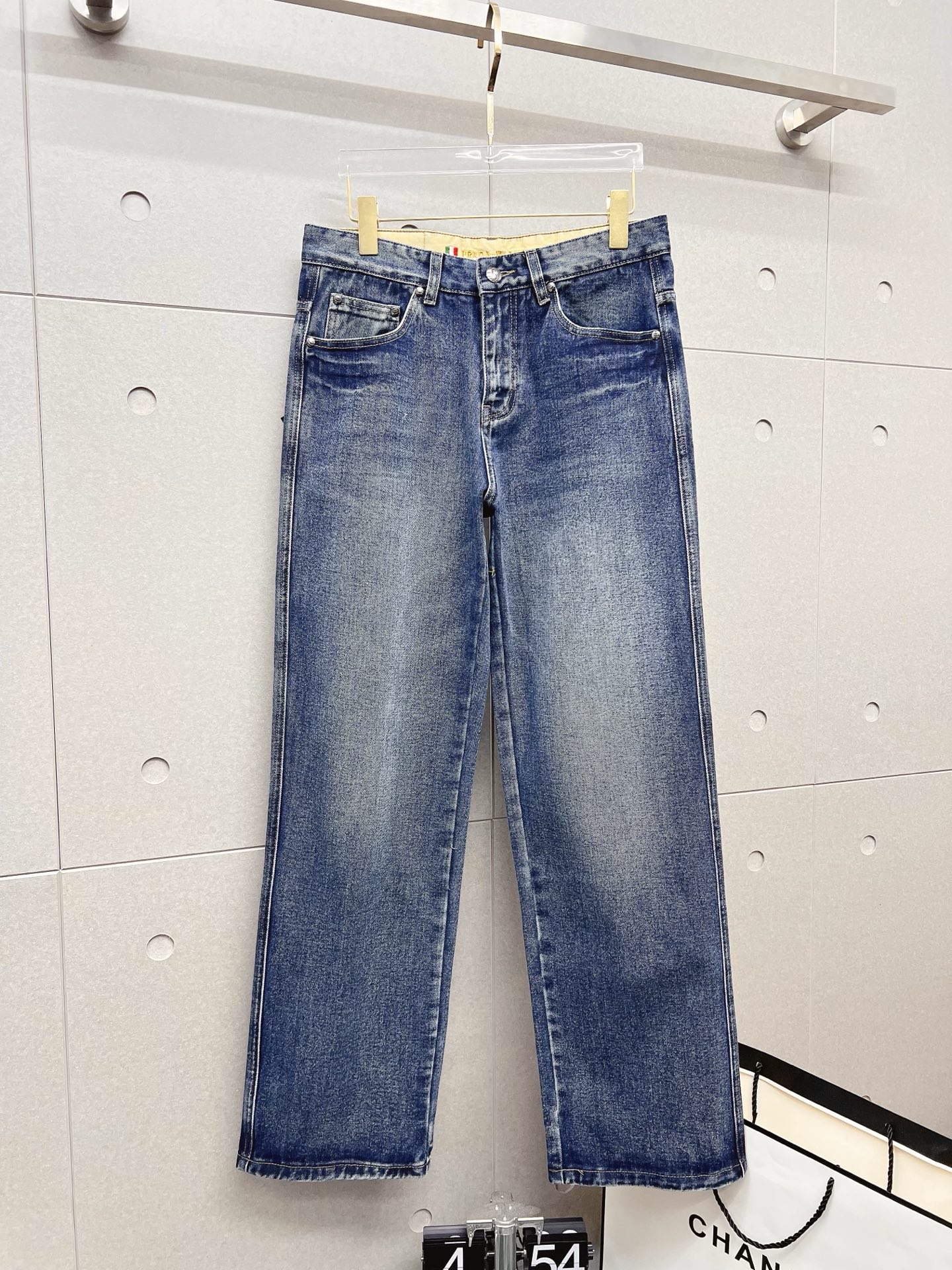 NO:538387,PRADA men's denim jeans, official album poster outfit style!  Customer-supplied high-quality imported denim original color fabric, specially selected Japanese Okayama pure 13oz ounce denim fabric, heavy environmentally friendly plant enzyme washing process, the texture has a light retro color, which is quite beautiful, and is very suitable for the autumn and winter color matching. The fabric is soft and delicate after washing, but has a strong bones and a little elastic, providing an excellent comfort experience. There is no damage to any craft elements throughout the body, retaining the purest tannin color!  The whole body details are so perfect, exquisite and exquisite. The latest waist leather marks highlight the brand's characteristics, and hardware accessories, leather marks, and wiring all reflect craftsmanship!  The style is perfectly tailored, and the hip lifting effect is excellent. It can easily sweep any top matching in the wardrobe. It has extensive compatibility and is satisfied with various daily outfits. It has a lot of upper body styles and must-have trousers for quality control and 1V masturbation control!  Size 29-40 (no 35.37), prada, prada, jeans, alexander wang19860909PRADA 普拉达 男士丹宁牛仔裤,官宣画册海报穿搭款！ 客供高级进口的丹宁原色面料,特选日本冈山纯正13oz 盎司牛仔布料,重磅环保植物酵素水洗工艺,肌理有着淡淡的复古色彩,相当漂亮,极符合秋冬的配色,面料经过水洗后柔软细腻,但筋骨感极强,且略带弹力,提供了绝佳的舒适体验,通身无任何工艺元素破坏,保留了最纯粹的丹宁本色！通身细节完美如斯,精湛且考究,最新的腰部皮标彰显了品牌特质,五金配件、皮标、走线无不体现出匠心工艺！版型剪裁完美,提臀修身效果绝佳,可轻松横扫衣橱任何的上装搭配,兼容性广泛,满足于日常各种穿搭,上身型款十足,于品质控及1V迷控者必入型裤装！ 尺码29—40（没35.37）,,prada,prada,jeans,alexander wang,Men's clothing