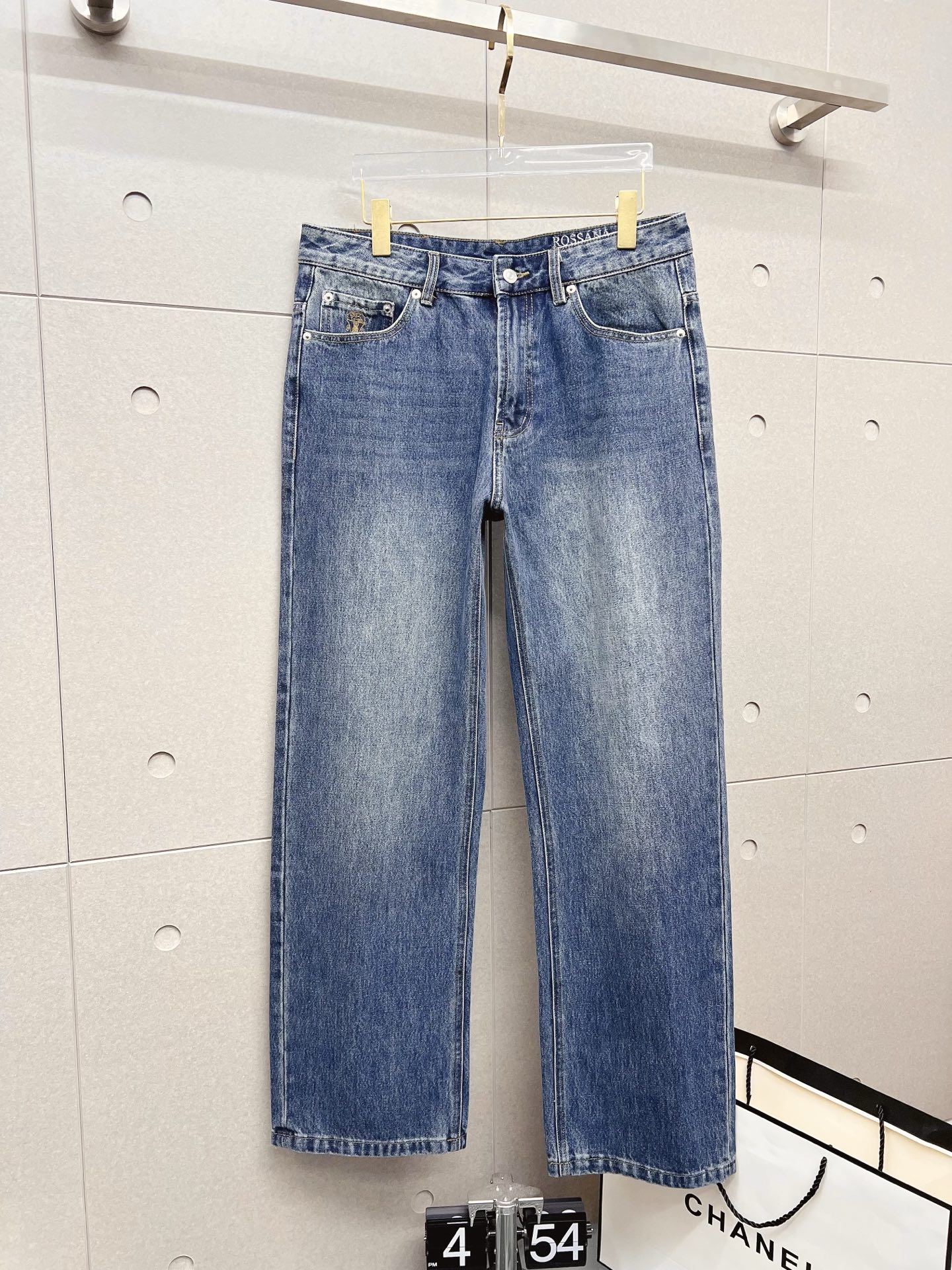 NO:538389,BC men's denim jeans, official album poster outfit style!  Customer-supplied high-quality imported denim original color fabric, specially selected Japanese Okayama pure 13oz ounce denim fabric, heavy environmentally friendly plant enzyme washing process, the texture has a light retro color, which is quite beautiful, and is very suitable for the autumn and winter color matching. The fabric is soft and delicate after washing, but has a strong bones and a little elastic, providing an excellent comfort experience. There is no damage to any craft elements throughout the body, retaining the purest tannin color!  The whole body details are so perfect, exquisite and exquisite. The latest waist leather marks highlight the brand's characteristics, and hardware accessories, leather marks, and wiring all reflect craftsmanship!  The style is perfectly tailored, and the hip lifting effect is excellent. It can easily sweep any top matching in the wardrobe. It has extensive compatibility and is satisfied with various daily outfits. It has a lot of upper body styles and must-have trousers for quality control and 1V masturbation control!  Size 29-40 (no 35.37), jeans,alexander wang19860909BC 男士丹宁牛仔裤,官宣画册海报穿搭款！ 客供高级进口的丹宁原色面料,特选日本冈山纯正13oz 盎司牛仔布料,重磅环保植物酵素水洗工艺,肌理有着淡淡的复古色彩,相当漂亮,极符合秋冬的配色,面料经过水洗后柔软细腻,但筋骨感极强,且略带弹力,提供了绝佳的舒适体验,通身无任何工艺元素破坏,保留了最纯粹的丹宁本色！通身细节完美如斯,精湛且考究,最新的腰部皮标彰显了品牌特质,五金配件、皮标、走线无不体现出匠心工艺！版型剪裁完美,提臀修身效果绝佳,可轻松横扫衣橱任何的上装搭配,兼容性广泛,满足于日常各种穿搭,上身型款十足,于品质控及1V迷控者必入型裤装！ 尺码29—40（没35.37）,,jeans,alexander wang,Men's clothing