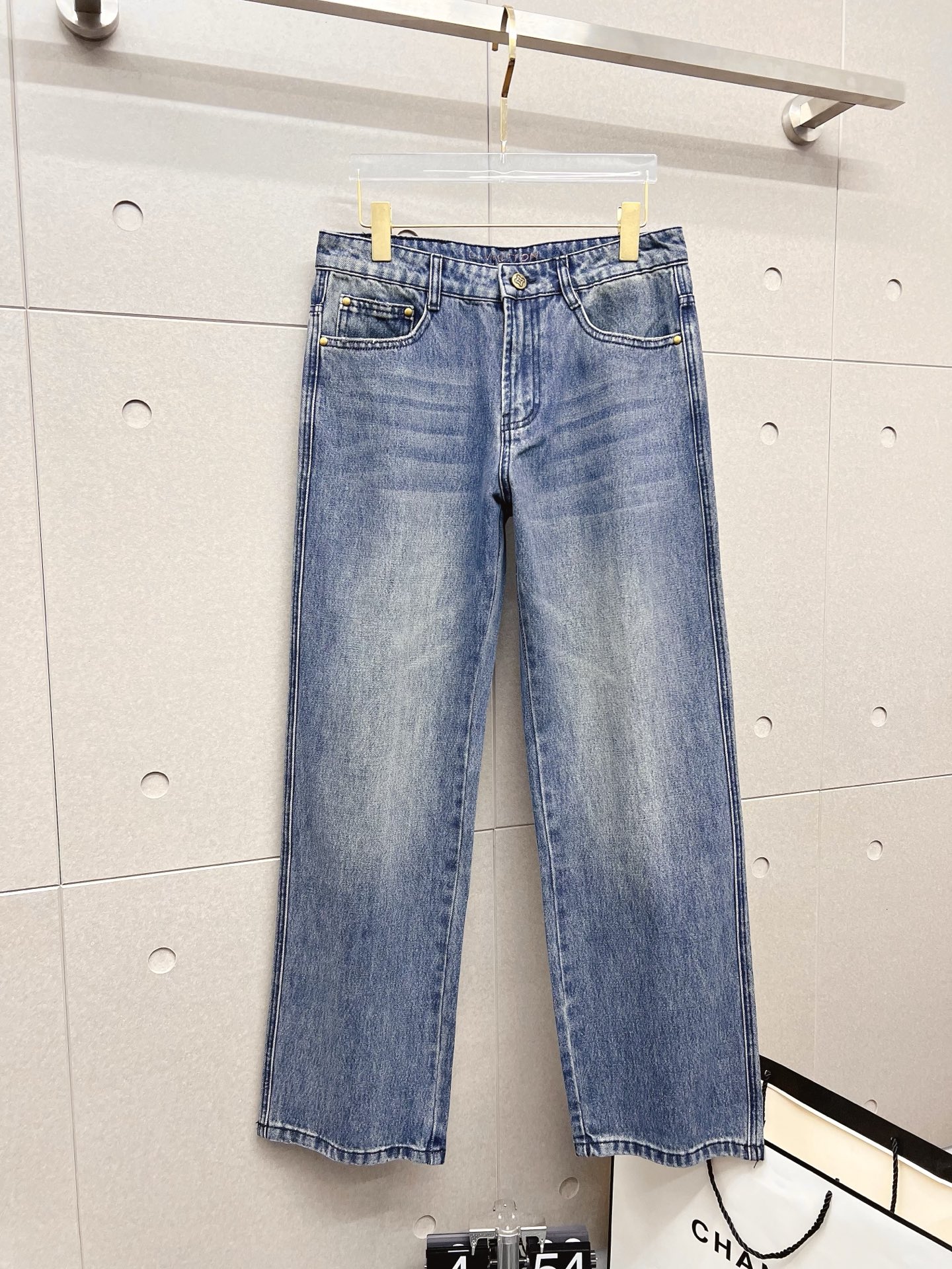NO:538393,LV men's denim jeans, official album poster outfit style!  Customer-supplied high-quality imported denim original color fabric, specially selected Japanese Okayama pure 13oz ounce denim fabric, heavy environmentally friendly plant enzyme washing process, the texture has a light retro color, which is quite beautiful, and is very suitable for the autumn and winter color matching. The fabric is soft and delicate after washing, but has a strong bones and a little elastic, providing an excellent comfort experience. There is no damage to any craft elements throughout the body, retaining the purest tannin color!  The whole body details are so perfect, exquisite and exquisite. The latest waist leather marks highlight the brand's characteristics, and hardware accessories, leather marks, and wiring all reflect craftsmanship!  The style is perfectly tailored, and the hip lifting effect is excellent. It can easily sweep any top matching in the wardrobe. It has extensive compatibility and is satisfied with various daily outfits. It has a lot of upper body styles and must-have trousers for quality control and 1V masturbation control!  Size 29-40 (no 35.37), louis vuitton, jeans, alexander wang19860909LV 男士丹宁牛仔裤,官宣画册海报穿搭款！ 客供高级进口的丹宁原色面料,特选日本冈山纯正13oz 盎司牛仔布料,重磅环保植物酵素水洗工艺,肌理有着淡淡的复古色彩,相当漂亮,极符合秋冬的配色,面料经过水洗后柔软细腻,但筋骨感极强,且略带弹力,提供了绝佳的舒适体验,通身无任何工艺元素破坏,保留了最纯粹的丹宁本色！通身细节完美如斯,精湛且考究,最新的腰部皮标彰显了品牌特质,五金配件、皮标、走线无不体现出匠心工艺！版型剪裁完美,提臀修身效果绝佳,可轻松横扫衣橱任何的上装搭配,兼容性广泛,满足于日常各种穿搭,上身型款十足,于品质控及1V迷控者必入型裤装！ 尺码29—40（没35.37）,,louis vuitton,jeans,alexander wang,Men's clothing