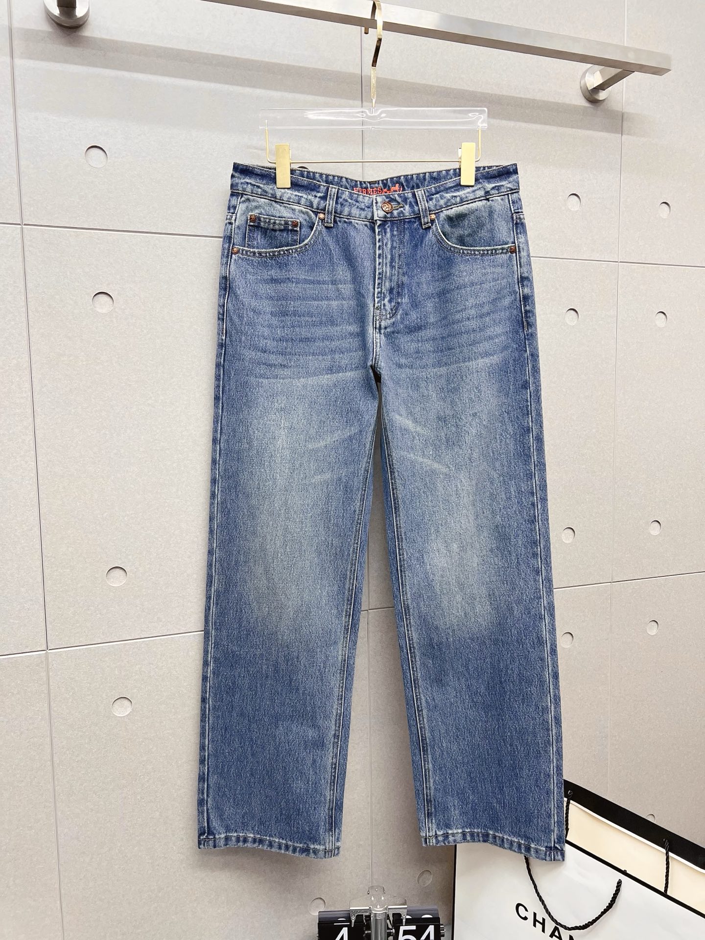 NO:538391,Hermes men's denim jeans, official album poster outfit style!  Customer-supplied high-quality imported denim original color fabric, specially selected Japanese Okayama pure 13oz ounce denim fabric, heavy environmentally friendly plant enzyme washing process, the texture has a light retro color, which is quite beautiful, and is very suitable for the autumn and winter color matching. The fabric is soft and delicate after washing, but has a strong bones and a little elastic, providing an excellent comfort experience. There is no damage to any craft elements throughout the body, retaining the purest tannin color!  The whole body details are so perfect, exquisite and exquisite. The latest waist leather marks highlight the brand's characteristics, and hardware accessories, leather marks, and wiring all reflect craftsmanship!  The style is perfectly tailored, and the hip lifting effect is excellent. It can easily sweep any top matching in the wardrobe. It has extensive compatibility and is satisfied with various daily outfits. It has a lot of upper body styles and must-have trousers for quality control and 1V masturbation control!  Size 29-40 (no 35.37), hermes, jeans, alexander wang19860909爱马仕 男士丹宁牛仔裤,官宣画册海报穿搭款！ 客供高级进口的丹宁原色面料,特选日本冈山纯正13oz 盎司牛仔布料,重磅环保植物酵素水洗工艺,肌理有着淡淡的复古色彩,相当漂亮,极符合秋冬的配色,面料经过水洗后柔软细腻,但筋骨感极强,且略带弹力,提供了绝佳的舒适体验,通身无任何工艺元素破坏,保留了最纯粹的丹宁本色！通身细节完美如斯,精湛且考究,最新的腰部皮标彰显了品牌特质,五金配件、皮标、走线无不体现出匠心工艺！版型剪裁完美,提臀修身效果绝佳,可轻松横扫衣橱任何的上装搭配,兼容性广泛,满足于日常各种穿搭,上身型款十足,于品质控及1V迷控者必入型裤装！ 尺码29—40（没35.37）,,hermes,jeans,alexander wang,Men's clothing