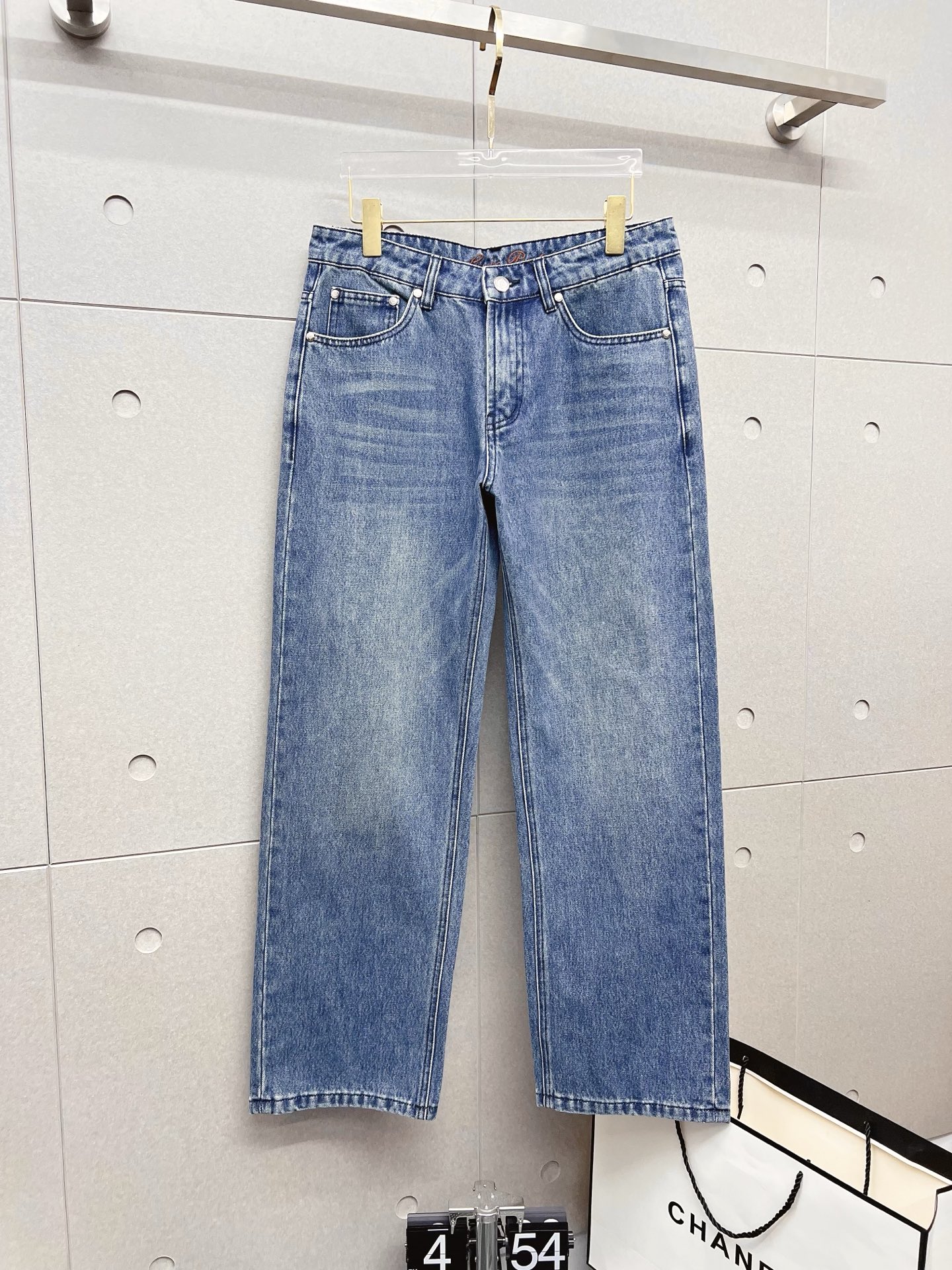 NO:538395,LP men's denim jeans, official album poster outfit style!  Customer-supplied high-quality imported denim original color fabric, specially selected Japanese Okayama pure 13oz ounce denim fabric, heavy environmentally friendly plant enzyme washing process, the texture has a light retro color, which is quite beautiful, and is very suitable for the autumn and winter color matching. The fabric is soft and delicate after washing, but has a strong bones and a little elastic, providing an excellent comfort experience. There is no damage to any craft elements throughout the body, retaining the purest tannin color!  The whole body details are so perfect, exquisite and exquisite. The latest waist leather marks highlight the brand's characteristics, and hardware accessories, leather marks, and wiring all reflect craftsmanship!  The style is perfectly tailored, and the hip lifting effect is excellent. It can easily sweep any top matching in the wardrobe. It has extensive compatibility and is satisfied with various daily outfits. It has a lot of upper body styles and must-have trousers for quality control and 1V masturbation control!  Size 29-40 (no 35.37), loro piana, jeans, alexander wang19860909LP 男士丹宁牛仔裤,官宣画册海报穿搭款！ 客供高级进口的丹宁原色面料,特选日本冈山纯正13oz 盎司牛仔布料,重磅环保植物酵素水洗工艺,肌理有着淡淡的复古色彩,相当漂亮,极符合秋冬的配色,面料经过水洗后柔软细腻,但筋骨感极强,且略带弹力,提供了绝佳的舒适体验,通身无任何工艺元素破坏,保留了最纯粹的丹宁本色！通身细节完美如斯,精湛且考究,最新的腰部皮标彰显了品牌特质,五金配件、皮标、走线无不体现出匠心工艺！版型剪裁完美,提臀修身效果绝佳,可轻松横扫衣橱任何的上装搭配,兼容性广泛,满足于日常各种穿搭,上身型款十足,于品质控及1V迷控者必入型裤装！ 尺码29—40（没35.37）,,loro piana,jeans,alexander wang,Men's clothing