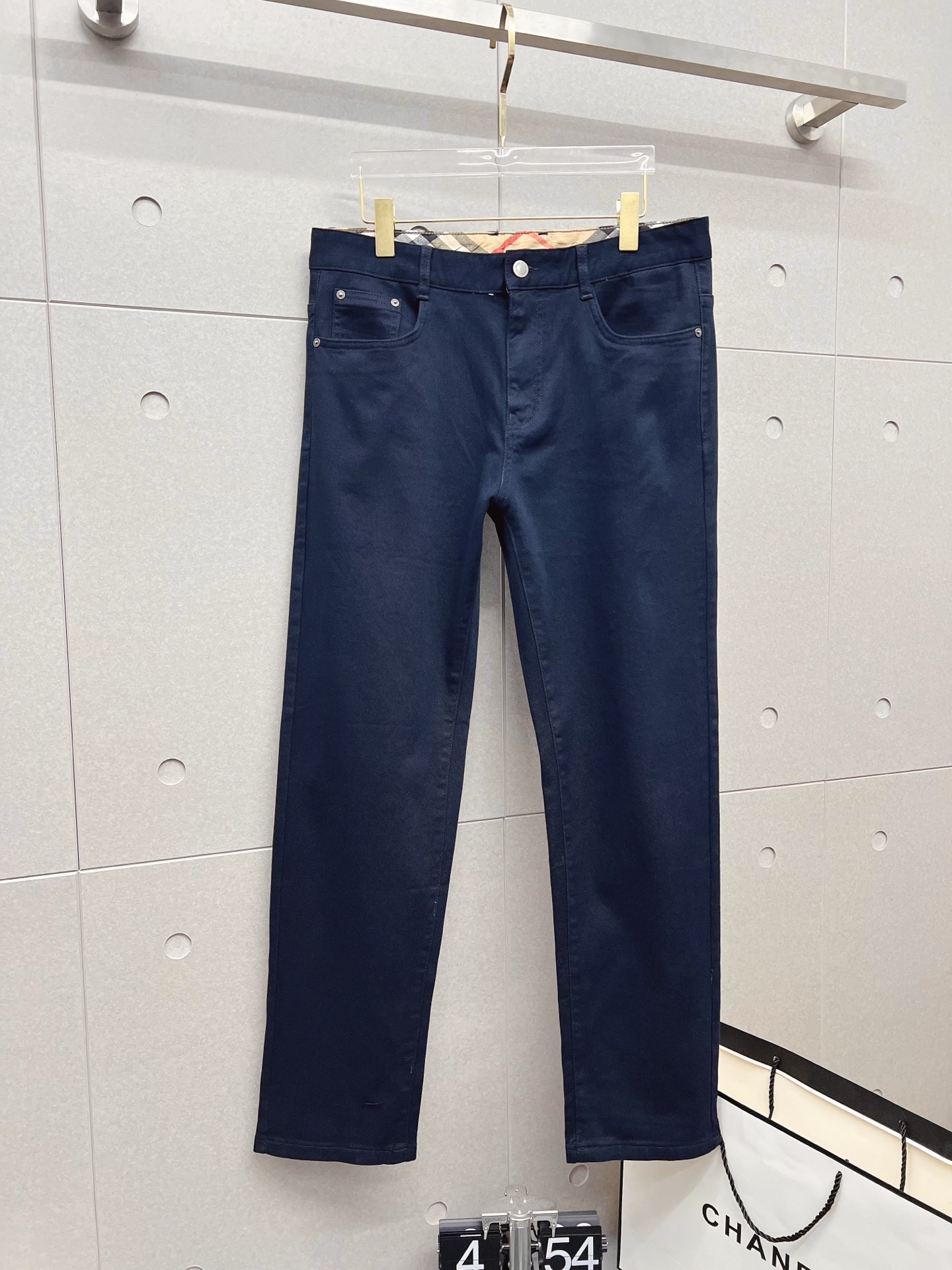 NO:538401,Burberry men's denim wash pants, official album poster outfit style!  Customer-supplied high-quality imported denim original color fabric, specially selected Japanese Okayama pure 13oz ounce denim fabric, heavy environmentally friendly plant enzyme washing process, the texture has a light retro color, which is quite beautiful, and is very suitable for the autumn and winter color matching. The fabric is soft and delicate after washing, but has a strong bones and a little elastic, providing an excellent comfort experience. There is no damage to any craft elements throughout the body, retaining the purest tannin color!  The whole body details are so perfect, exquisite and exquisite. The latest waist leather marks highlight the brand's characteristics, and hardware accessories, leather marks, and wiring all reflect craftsmanship!  The style is perfectly tailored, and the hip lifting effect is excellent. It can easily sweep any top matching in the wardrobe. It has extensive compatibility and is satisfied with various daily outfits. It has a lot of upper body styles and must-have trousers for quality control and 1V masturbation control!  Size 29-40 (no 35.37), Burberry, Burberry, Alexander wang19860909Burberry 巴宝莉 男士丹宁洗水裤,官宣画册海报穿搭款！ 客供高级进口的丹宁原色面料,特选日本冈山纯正13oz 盎司牛仔布料,重磅环保植物酵素水洗工艺,肌理有着淡淡的复古色彩,相当漂亮,极符合秋冬的配色,面料经过水洗后柔软细腻,但筋骨感极强,且略带弹力,提供了绝佳的舒适体验,通身无任何工艺元素破坏,保留了最纯粹的丹宁本色！通身细节完美如斯,精湛且考究,最新的腰部皮标彰显了品牌特质,五金配件、皮标、走线无不体现出匠心工艺！版型剪裁完美,提臀修身效果绝佳,可轻松横扫衣橱任何的上装搭配,兼容性广泛,满足于日常各种穿搭,上身型款十足,于品质控及1V迷控者必入型裤装！ 尺码29—40（没35.37）,,burberry,burberry,alexander wang,Men's clothing