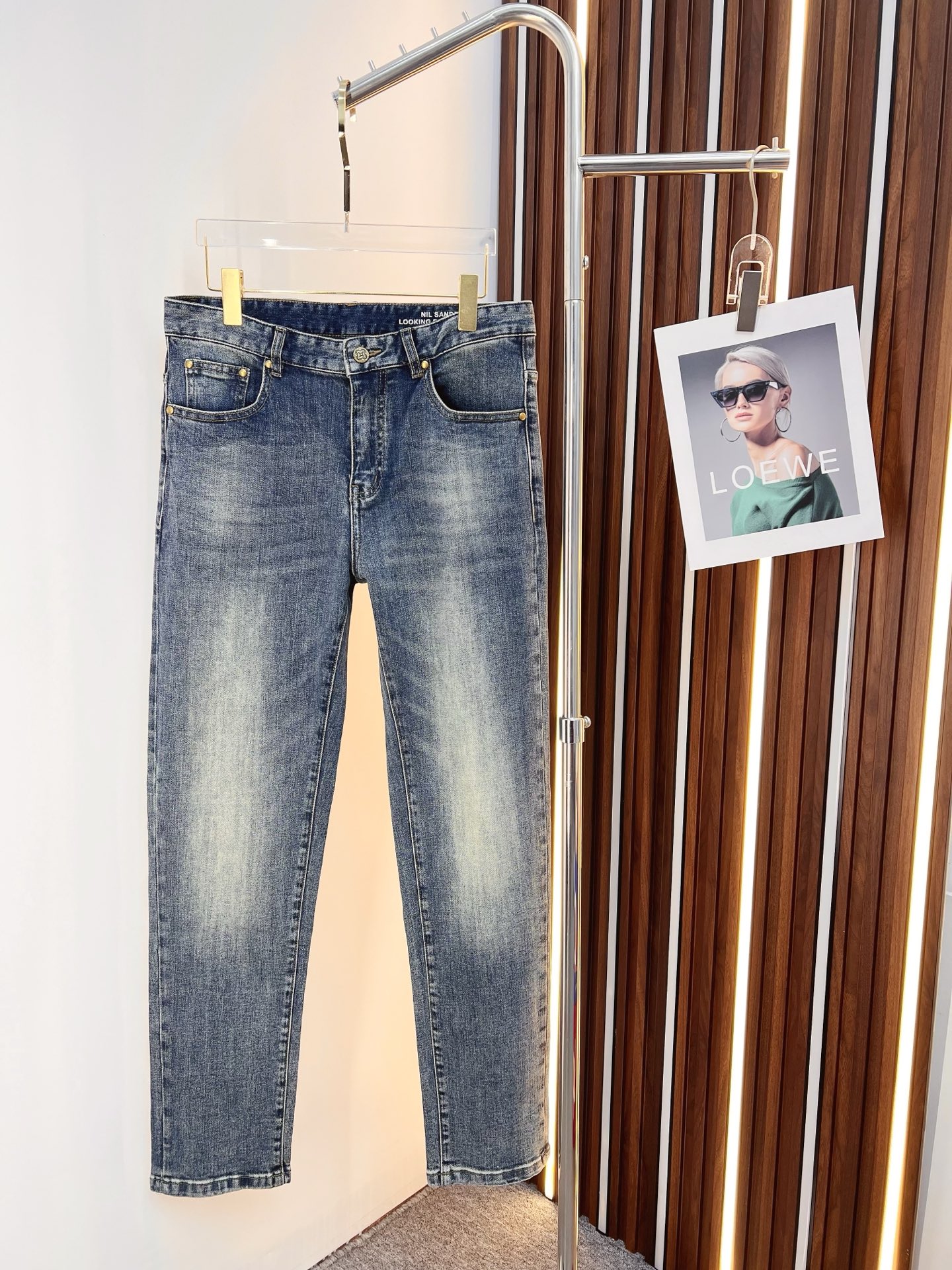 NO:550918,LV men's denim jeans, official album poster outfit style!  Customer-supplied high-quality imported denim original color fabric, specially selected Japanese Okayama pure 13oz ounce denim fabric, heavy environmentally friendly plant enzyme washing process, the texture has a light retro color, which is quite beautiful, and is very suitable for the autumn and winter color matching. The fabric is soft and delicate after washing, but has a strong bones and a little elastic, providing an excellent comfort experience. There is no damage to any craft elements throughout the body, retaining the purest tannin color!  The whole body details are so perfect, exquisite and exquisite. The latest waist leather marks highlight the brand's characteristics, and hardware accessories, leather marks, and wiring all reflect craftsmanship!  The style is perfectly tailored, and the hip lifting effect is excellent. It can easily sweep any top matching in the wardrobe. It has extensive compatibility and is satisfied with various daily outfits. It has a lot of upper body styles and must-have trousers for quality control and 1V masturbation control!  Size 29-40 (no 35.37), louis vuitton, jeans, alexander wang19860909LV 男士丹宁牛仔裤,官宣画册海报穿搭款！ 客供高级进口的丹宁原色面料,特选日本冈山纯正13oz 盎司牛仔布料,重磅环保植物酵素水洗工艺,肌理有着淡淡的复古色彩,相当漂亮,极符合秋冬的配色,面料经过水洗后柔软细腻,但筋骨感极强,且略带弹力,提供了绝佳的舒适体验,通身无任何工艺元素破坏,保留了最纯粹的丹宁本色！通身细节完美如斯,精湛且考究,最新的腰部皮标彰显了品牌特质,五金配件、皮标、走线无不体现出匠心工艺！版型剪裁完美,提臀修身效果绝佳,可轻松横扫衣橱任何的上装搭配,兼容性广泛,满足于日常各种穿搭,上身型款十足,于品质控及1V迷控者必入型裤装！ 尺码29—40（没35.37）,,louis vuitton,jeans,alexander wang,Men's clothing