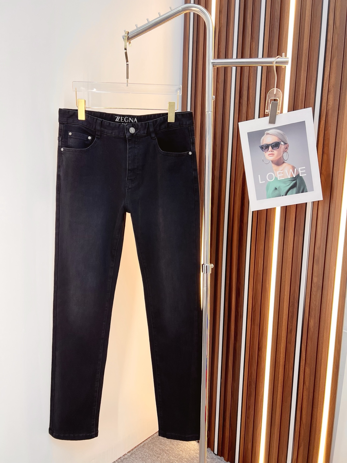 NO:550920,Jenia men's denim jeans, official album poster outfit style!  Customer-supplied high-quality imported denim original color fabric, specially selected Japanese Okayama pure 13oz ounce denim fabric, heavy environmentally friendly plant enzyme washing process, the texture has a light retro color, which is quite beautiful, and is very suitable for the autumn and winter color matching. The fabric is soft and delicate after washing, but has a strong bones and a little elastic, providing an excellent comfort experience. There is no damage to any craft elements throughout the body, retaining the purest tannin color!  The whole body details are so perfect, exquisite and exquisite. The latest waist leather marks highlight the brand's characteristics, and hardware accessories, leather marks, and wiring all reflect craftsmanship!  The style is perfectly tailored, and the hip lifting effect is excellent. It can easily sweep any top matching in the wardrobe. It has extensive compatibility and is satisfied with various daily outfits. It has a lot of upper body styles and must-have trousers for quality control and 1V masturbation control!  Size 29-40 (no 35.37), zegna, jeans, alexander wang19860909杰尼亚 男士丹宁牛仔裤,官宣画册海报穿搭款！ 客供高级进口的丹宁原色面料,特选日本冈山纯正13oz 盎司牛仔布料,重磅环保植物酵素水洗工艺,肌理有着淡淡的复古色彩,相当漂亮,极符合秋冬的配色,面料经过水洗后柔软细腻,但筋骨感极强,且略带弹力,提供了绝佳的舒适体验,通身无任何工艺元素破坏,保留了最纯粹的丹宁本色！通身细节完美如斯,精湛且考究,最新的腰部皮标彰显了品牌特质,五金配件、皮标、走线无不体现出匠心工艺！版型剪裁完美,提臀修身效果绝佳,可轻松横扫衣橱任何的上装搭配,兼容性广泛,满足于日常各种穿搭,上身型款十足,于品质控及1V迷控者必入型裤装！ 尺码29—40（没35.37）,,zegna,jeans,alexander wang,Men's clothing