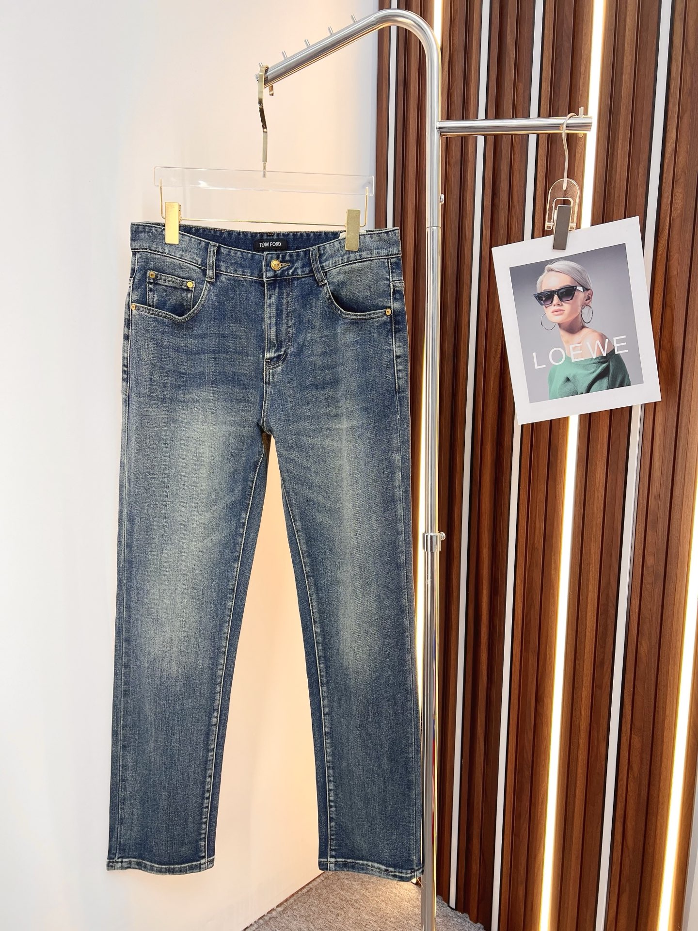NO:550924,TF men's denim jeans, official album poster outfit style!  Customer-supplied high-quality imported denim original color fabric, specially selected Japanese Okayama pure 13oz ounce denim fabric, heavy environmentally friendly plant enzyme washing process, the texture has a light retro color, which is quite beautiful, and is very suitable for the autumn and winter color matching. The fabric is soft and delicate after washing, but has a strong bones and a little elastic, providing an excellent comfort experience. There is no damage to any craft elements throughout the body, retaining the purest tannin color!  The whole body details are so perfect, exquisite and exquisite. The latest waist leather marks highlight the brand's characteristics, and hardware accessories, leather marks, and wiring all reflect craftsmanship!  The style is perfectly tailored, and the hip lifting effect is excellent. It can easily sweep any top matching in the wardrobe. It has extensive compatibility and is satisfied with various daily outfits. It has a lot of upper body styles and must-have trousers for quality control and 1V masturbation control!  Size 29-40 (no 35.37),,tom ford,jeans,alexander wang19860909TF 男士丹宁牛仔裤,官宣画册海报穿搭款！ 客供高级进口的丹宁原色面料,特选日本冈山纯正13oz 盎司牛仔布料,重磅环保植物酵素水洗工艺,肌理有着淡淡的复古色彩,相当漂亮,极符合秋冬的配色,面料经过水洗后柔软细腻,但筋骨感极强,且略带弹力,提供了绝佳的舒适体验,通身无任何工艺元素破坏,保留了最纯粹的丹宁本色！通身细节完美如斯,精湛且考究,最新的腰部皮标彰显了品牌特质,五金配件、皮标、走线无不体现出匠心工艺！版型剪裁完美,提臀修身效果绝佳,可轻松横扫衣橱任何的上装搭配,兼容性广泛,满足于日常各种穿搭,上身型款十足,于品质控及1V迷控者必入型裤装！ 尺码29—40（没35.37）,,tom ford,jeans,alexander wang,Men's clothing