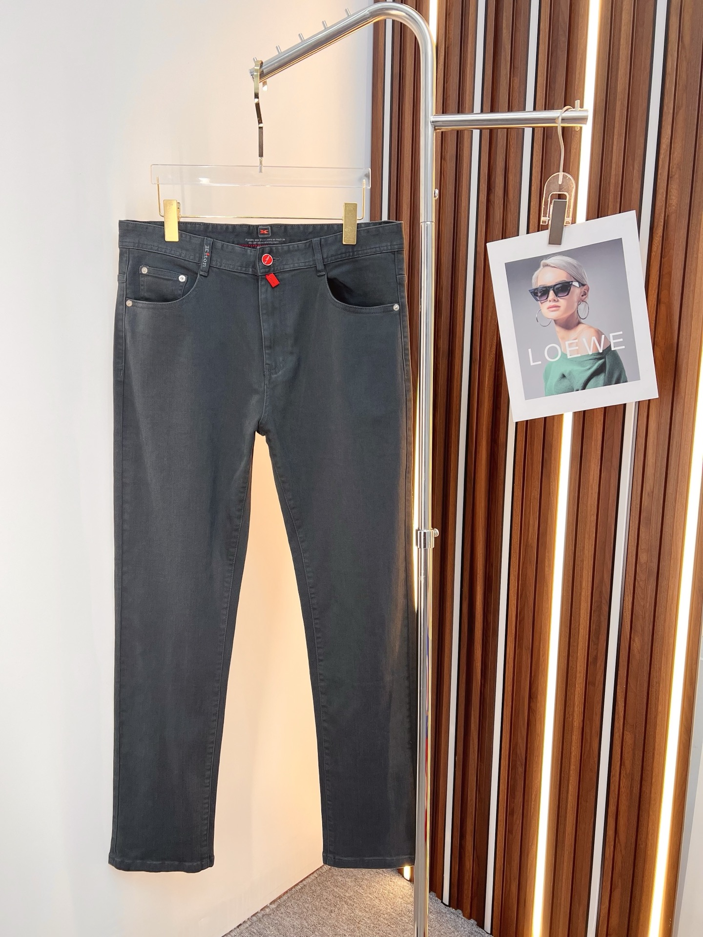 NO:550929,Kiton men's denim jeans, official album poster outfit!  Customer-supplied high-quality imported denim original color fabric, specially selected Japanese Okayama pure 13oz ounce denim fabric, heavy environmentally friendly plant enzyme washing process, the texture has a light retro color, which is quite beautiful, and is very suitable for the autumn and winter color matching. The fabric is soft and delicate after washing, but has a strong bones and a little elastic, providing an excellent comfort experience. There is no damage to any craft elements throughout the body, retaining the purest tannin color!  The whole body details are so perfect, exquisite and exquisite. The latest waist leather marks highlight the brand's characteristics, and hardware accessories, leather marks, and wiring all reflect craftsmanship!  The style is perfectly tailored, and the hip lifting effect is excellent. It can easily sweep any top matching in the wardrobe. It has extensive compatibility and is satisfied with various daily outfits. It has a lot of upper body styles and must-have trousers for quality control and 1V masturbation control!  Size 29-40 (no 35.37), jeans,alexander wang19860909Kiton 男士丹宁牛仔裤,官宣画册海报穿搭款！ 客供高级进口的丹宁原色面料,特选日本冈山纯正13oz 盎司牛仔布料,重磅环保植物酵素水洗工艺,肌理有着淡淡的复古色彩,相当漂亮,极符合秋冬的配色,面料经过水洗后柔软细腻,但筋骨感极强,且略带弹力,提供了绝佳的舒适体验,通身无任何工艺元素破坏,保留了最纯粹的丹宁本色！通身细节完美如斯,精湛且考究,最新的腰部皮标彰显了品牌特质,五金配件、皮标、走线无不体现出匠心工艺！版型剪裁完美,提臀修身效果绝佳,可轻松横扫衣橱任何的上装搭配,兼容性广泛,满足于日常各种穿搭,上身型款十足,于品质控及1V迷控者必入型裤装！ 尺码29—40（没35.37）,,jeans,alexander wang,Men's clothing