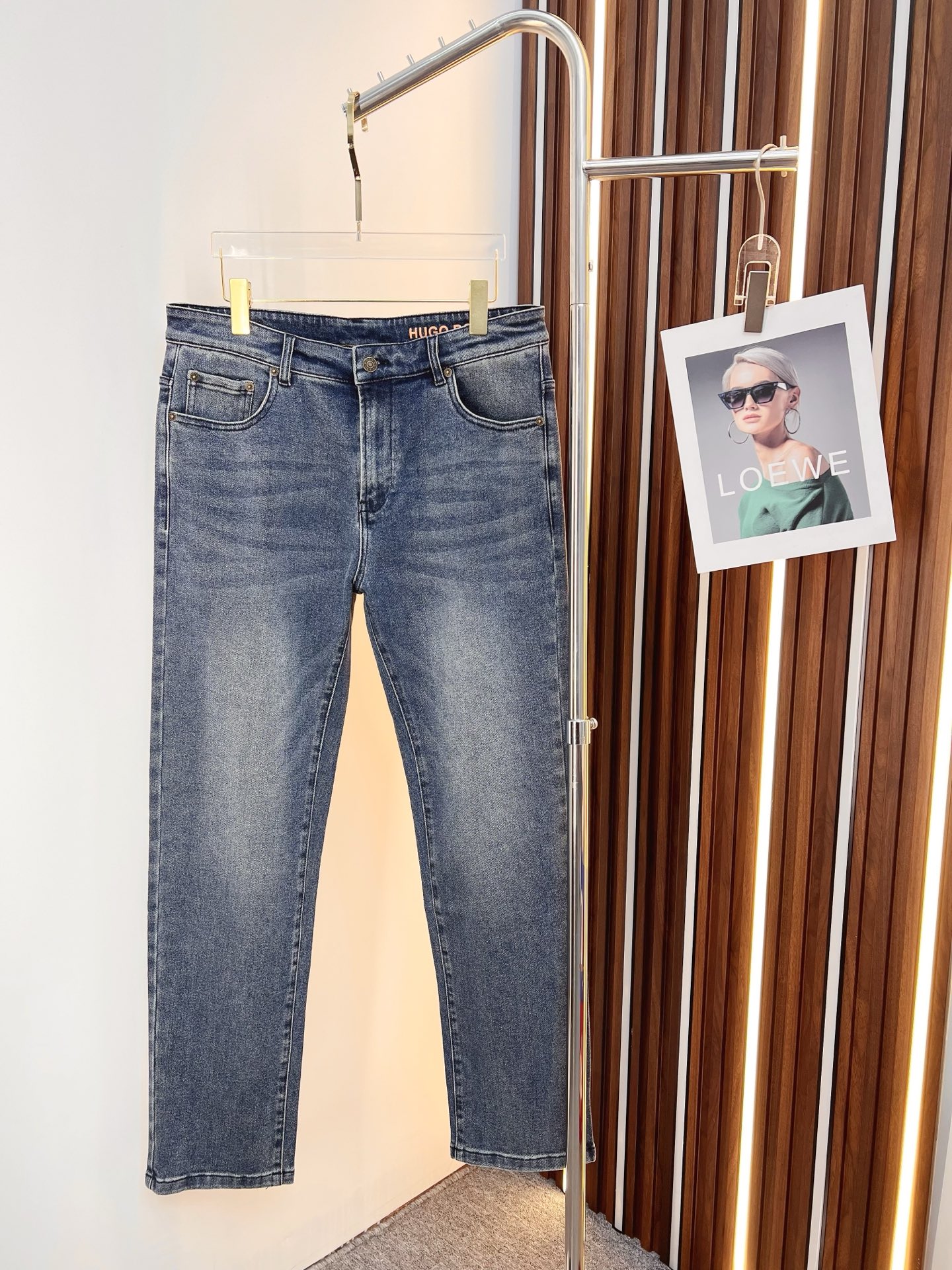 NO:550911,BOSS men's denim jeans, official album and poster wear style!  High-grade imported denim raw color fabrics are supplied to customers, and the pure 13oz denim fabrics from Okayama, Japan are specially selected. Heavy-duty environmentally friendly plant enzyme washing process is used. The texture has a light retro color, which is quite beautiful and is very suitable for autumn and winter color matching. The fabric is soft and delicate after washing, but has strong bones and a slight stretch, providing an excellent comfortable experience. There is no damage from any technological elements throughout the body, retaining the purest tannin color!  The details throughout the body are perfect, exquisite and sophisticated. The latest leather label on the waist highlights the brand's characteristics. The hardware accessories, leather label and wiring all reflect the craftsmanship!  The silhouette is perfectly tailored and has excellent butt lift and slimming effect. It can be easily matched with any top in the wardrobe. It has wide compatibility and is suitable for various daily wear. The upper body is full of style. It is a must-have trousers for those who are obsessed with quality control and 1V!  Size 29-40 (not 35.37),,jeans,alexander wang19860909BOSS 男士丹宁牛仔裤,官宣画册海报穿搭款！ 客供高级进口的丹宁原色面料,特选日本冈山纯正13oz 盎司牛仔布料,重磅环保植物酵素水洗工艺,肌理有着淡淡的复古色彩,相当漂亮,极符合秋冬的配色,面料经过水洗后柔软细腻,但筋骨感极强,且略带弹力,提供了绝佳的舒适体验,通身无任何工艺元素破坏,保留了最纯粹的丹宁本色！通身细节完美如斯,精湛且考究,最新的腰部皮标彰显了品牌特质,五金配件、皮标、走线无不体现出匠心工艺！版型剪裁完美,提臀修身效果绝佳,可轻松横扫衣橱任何的上装搭配,兼容性广泛,满足于日常各种穿搭,上身型款十足,于品质控及1V迷控者必入型裤装！ 尺码29—40（没35.37）,,jeans,alexander wang,Men's clothing