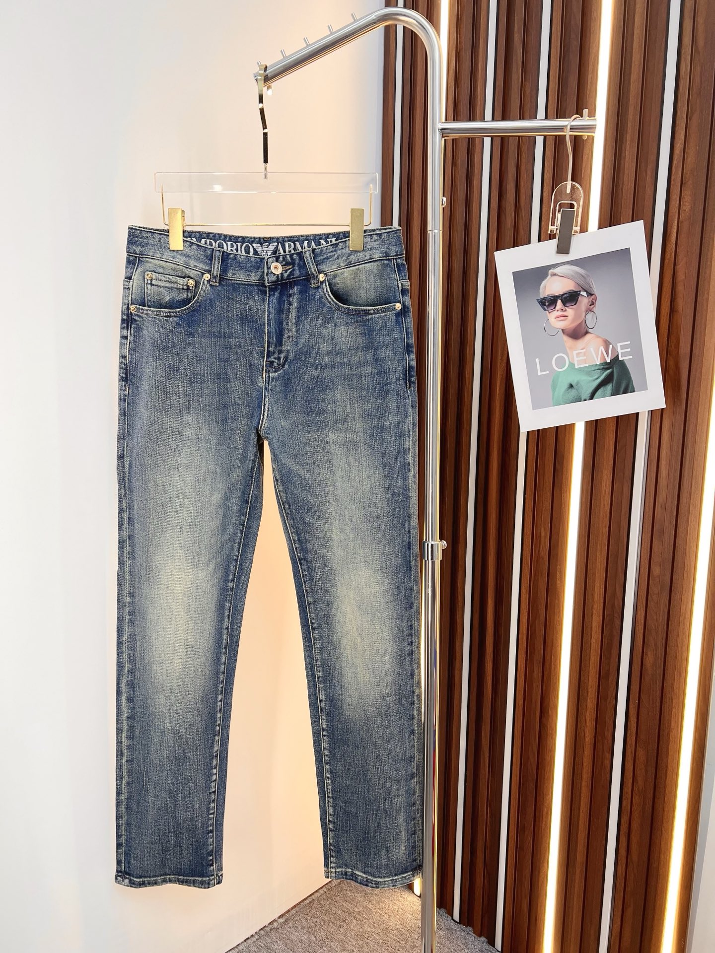 NO:550913,Armani Men's denim jeans, official album poster outfit!  Customer-supplied high-quality imported denim original color fabric, specially selected Japanese Okayama pure 13oz ounce denim fabric, heavy environmentally friendly plant enzyme washing process, the texture has a light retro color, which is quite beautiful, and is very suitable for the autumn and winter color matching. The fabric is soft and delicate after washing, but has a strong bones and a little elastic, providing an excellent comfort experience. There is no damage to any craft elements throughout the body, retaining the purest tannin color!  The whole body details are so perfect, exquisite and exquisite. The latest waist leather marks highlight the brand's characteristics, and hardware accessories, leather marks, and wiring all reflect craftsmanship!  The style is perfectly tailored, and the hip lifting effect is excellent. It can easily sweep any top matching in the wardrobe. It has extensive compatibility and is satisfied with various daily outfits. It has a lot of upper body styles and must-have trousers for quality control and 1V masturbation control!  Size 29-40 (no 35.37), Armani, Armani, Jeans, Alexander wang19860909Armani 阿玛尼 男士丹宁牛仔裤,官宣画册海报穿搭款！ 客供高级进口的丹宁原色面料,特选日本冈山纯正13oz 盎司牛仔布料,重磅环保植物酵素水洗工艺,肌理有着淡淡的复古色彩,相当漂亮,极符合秋冬的配色,面料经过水洗后柔软细腻,但筋骨感极强,且略带弹力,提供了绝佳的舒适体验,通身无任何工艺元素破坏,保留了最纯粹的丹宁本色！通身细节完美如斯,精湛且考究,最新的腰部皮标彰显了品牌特质,五金配件、皮标、走线无不体现出匠心工艺！版型剪裁完美,提臀修身效果绝佳,可轻松横扫衣橱任何的上装搭配,兼容性广泛,满足于日常各种穿搭,上身型款十足,于品质控及1V迷控者必入型裤装！ 尺码29—40（没35.37）,,armani,armani,jeans,alexander wang,Men's clothing