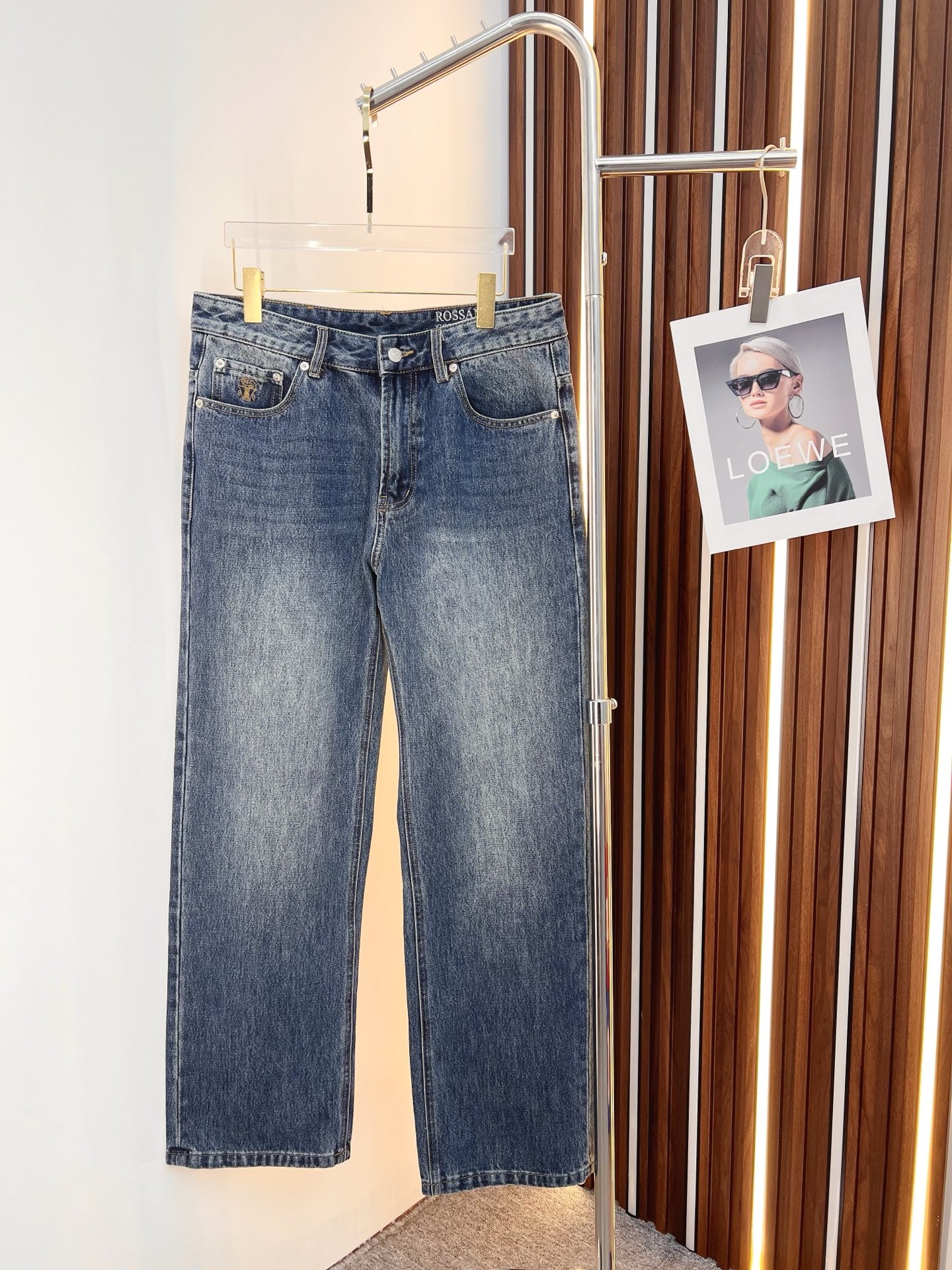 NO:550919,BC men's denim jeans, official album poster outfit style!  Customer-supplied high-quality imported denim original color fabric, specially selected Japanese Okayama pure 13oz ounce denim fabric, heavy environmentally friendly plant enzyme washing process, the texture has a light retro color, which is quite beautiful, and is very suitable for the autumn and winter color matching. The fabric is soft and delicate after washing, but has a strong bones and a little elastic, providing an excellent comfort experience. There is no damage to any craft elements throughout the body, retaining the purest tannin color!  The whole body details are so perfect, exquisite and exquisite. The latest waist leather marks highlight the brand's characteristics, and hardware accessories, leather marks, and wiring all reflect craftsmanship!  The style is perfectly tailored, and the hip lifting effect is excellent. It can easily sweep any top matching in the wardrobe. It has extensive compatibility and is satisfied with various daily outfits. It has a lot of upper body styles and must-have trousers for quality control and 1V masturbation control!  Size 29-40 (no 35.37), jeans,alexander wang19860909BC 男士丹宁牛仔裤,官宣画册海报穿搭款！ 客供高级进口的丹宁原色面料,特选日本冈山纯正13oz 盎司牛仔布料,重磅环保植物酵素水洗工艺,肌理有着淡淡的复古色彩,相当漂亮,极符合秋冬的配色,面料经过水洗后柔软细腻,但筋骨感极强,且略带弹力,提供了绝佳的舒适体验,通身无任何工艺元素破坏,保留了最纯粹的丹宁本色！通身细节完美如斯,精湛且考究,最新的腰部皮标彰显了品牌特质,五金配件、皮标、走线无不体现出匠心工艺！版型剪裁完美,提臀修身效果绝佳,可轻松横扫衣橱任何的上装搭配,兼容性广泛,满足于日常各种穿搭,上身型款十足,于品质控及1V迷控者必入型裤装！ 尺码29—40（没35.37）,,jeans,alexander wang,Men's clothing