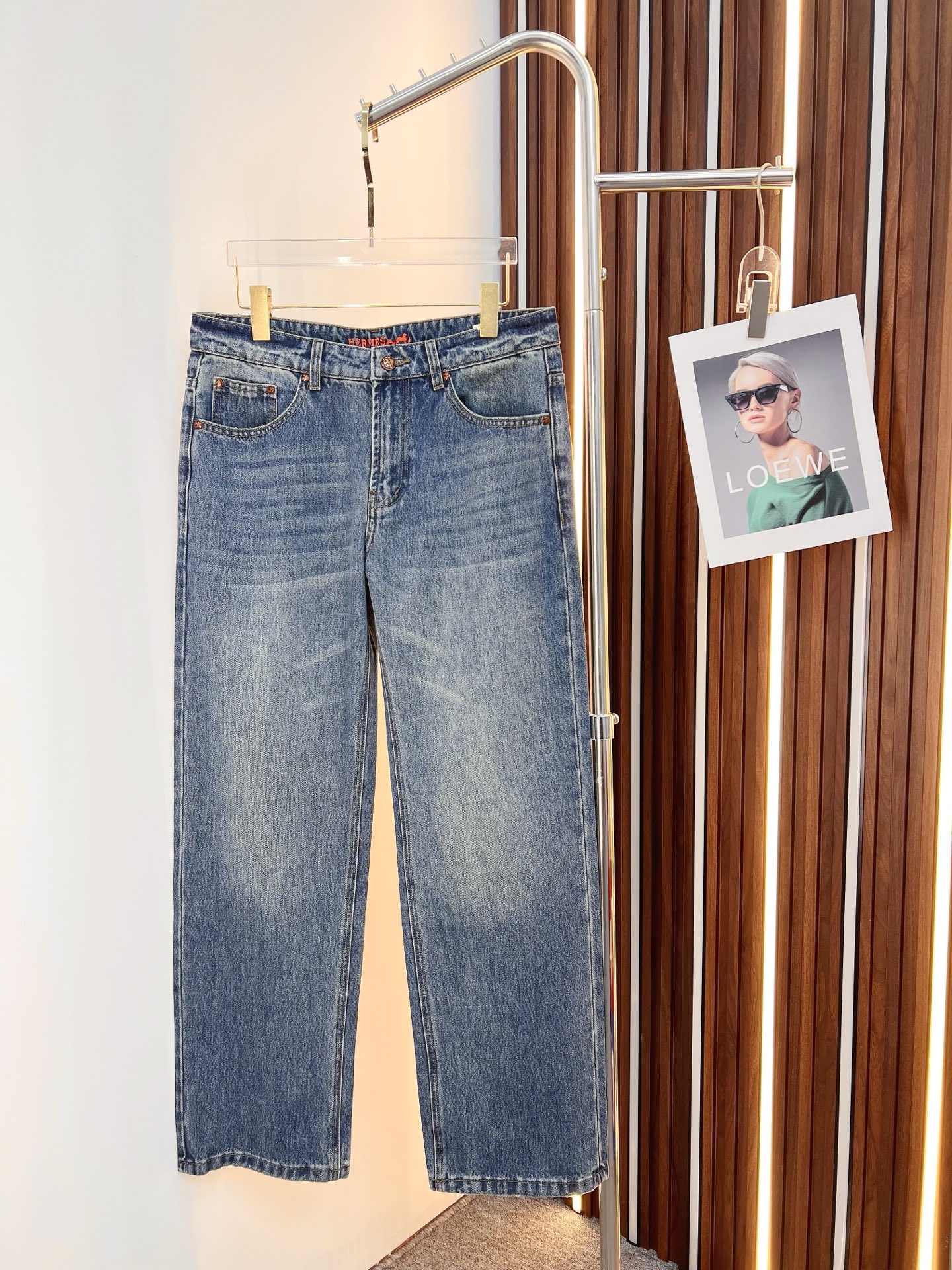 NO:550921,Hermes men's denim jeans, official album poster outfit style!  Customer-supplied high-quality imported denim original color fabric, specially selected Japanese Okayama pure 13oz ounce denim fabric, heavy environmentally friendly plant enzyme washing process, the texture has a light retro color, which is quite beautiful, and is very suitable for the autumn and winter color matching. The fabric is soft and delicate after washing, but has a strong bones and a little elastic, providing an excellent comfort experience. There is no damage to any craft elements throughout the body, retaining the purest tannin color!  The whole body details are so perfect, exquisite and exquisite. The latest waist leather marks highlight the brand's characteristics, and hardware accessories, leather marks, and wiring all reflect craftsmanship!  The style is perfectly tailored, and the hip lifting effect is excellent. It can easily sweep any top matching in the wardrobe. It has extensive compatibility and is satisfied with various daily outfits. It has a lot of upper body styles and must-have trousers for quality control and 1V masturbation control!  Size 29-40 (no 35.37), hermes, jeans, alexander wang19860909爱马仕 男士丹宁牛仔裤,官宣画册海报穿搭款！ 客供高级进口的丹宁原色面料,特选日本冈山纯正13oz 盎司牛仔布料,重磅环保植物酵素水洗工艺,肌理有着淡淡的复古色彩,相当漂亮,极符合秋冬的配色,面料经过水洗后柔软细腻,但筋骨感极强,且略带弹力,提供了绝佳的舒适体验,通身无任何工艺元素破坏,保留了最纯粹的丹宁本色！通身细节完美如斯,精湛且考究,最新的腰部皮标彰显了品牌特质,五金配件、皮标、走线无不体现出匠心工艺！版型剪裁完美,提臀修身效果绝佳,可轻松横扫衣橱任何的上装搭配,兼容性广泛,满足于日常各种穿搭,上身型款十足,于品质控及1V迷控者必入型裤装！ 尺码29—40（没35.37）,,hermes,jeans,alexander wang,Men's clothing