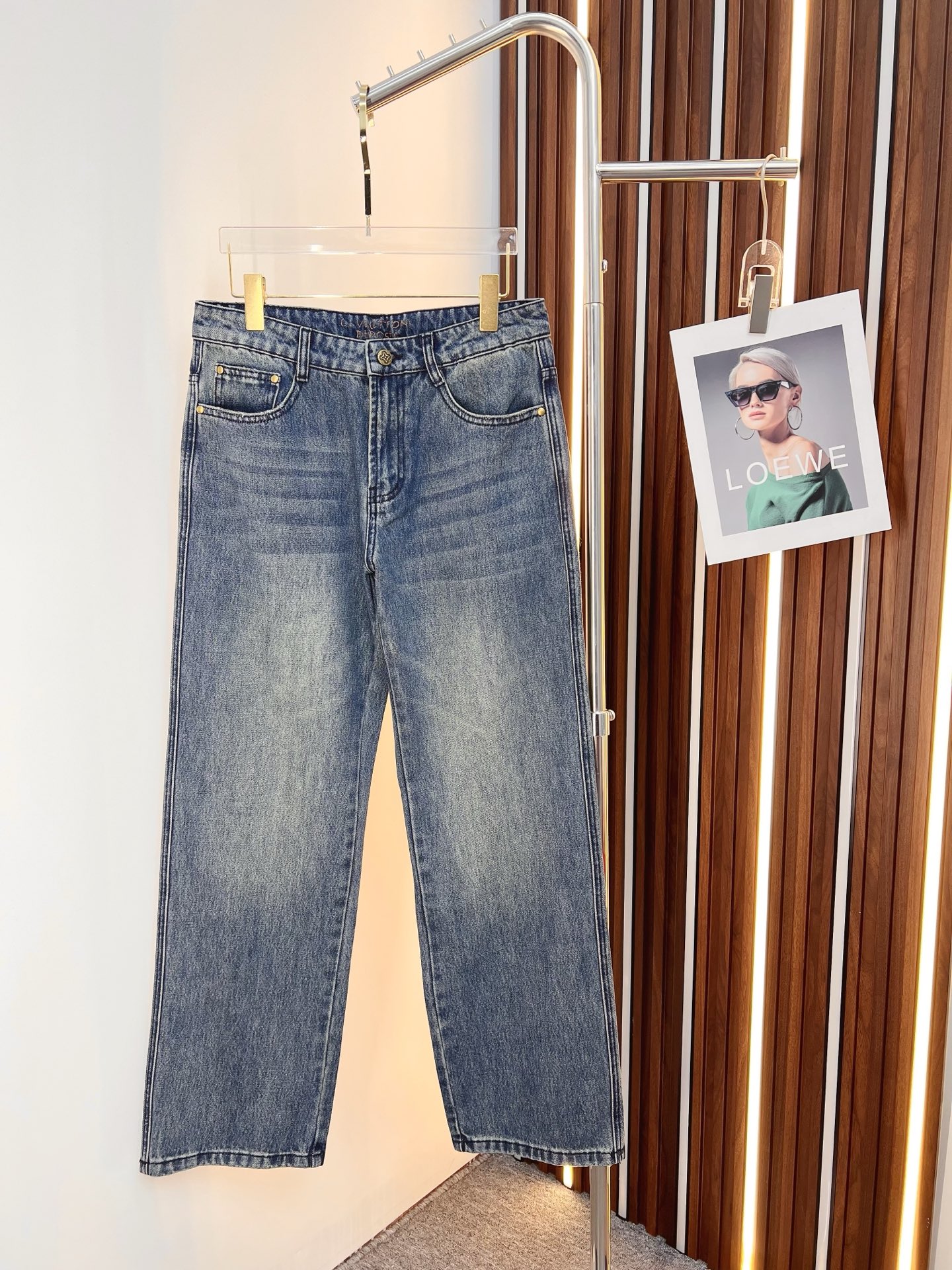 NO:550923,LV men's denim jeans, official album poster outfit style!  Customer-supplied high-quality imported denim original color fabric, specially selected Japanese Okayama pure 13oz ounce denim fabric, heavy environmentally friendly plant enzyme washing process, the texture has a light retro color, which is quite beautiful, and is very suitable for the autumn and winter color matching. The fabric is soft and delicate after washing, but has a strong bones and a little elastic, providing an excellent comfort experience. There is no damage to any craft elements throughout the body, retaining the purest tannin color!  The whole body details are so perfect, exquisite and exquisite. The latest waist leather marks highlight the brand's characteristics, and hardware accessories, leather marks, and wiring all reflect craftsmanship!  The style is perfectly tailored, and the hip lifting effect is excellent. It can easily sweep any top matching in the wardrobe. It has extensive compatibility and is satisfied with various daily outfits. It has a lot of upper body styles and must-have trousers for quality control and 1V masturbation control!  Size 29-40 (no 35.37), louis vuitton, jeans, alexander wang19860909LV 男士丹宁牛仔裤,官宣画册海报穿搭款！ 客供高级进口的丹宁原色面料,特选日本冈山纯正13oz 盎司牛仔布料,重磅环保植物酵素水洗工艺,肌理有着淡淡的复古色彩,相当漂亮,极符合秋冬的配色,面料经过水洗后柔软细腻,但筋骨感极强,且略带弹力,提供了绝佳的舒适体验,通身无任何工艺元素破坏,保留了最纯粹的丹宁本色！通身细节完美如斯,精湛且考究,最新的腰部皮标彰显了品牌特质,五金配件、皮标、走线无不体现出匠心工艺！版型剪裁完美,提臀修身效果绝佳,可轻松横扫衣橱任何的上装搭配,兼容性广泛,满足于日常各种穿搭,上身型款十足,于品质控及1V迷控者必入型裤装！ 尺码29—40（没35.37）,,louis vuitton,jeans,alexander wang,Men's clothing