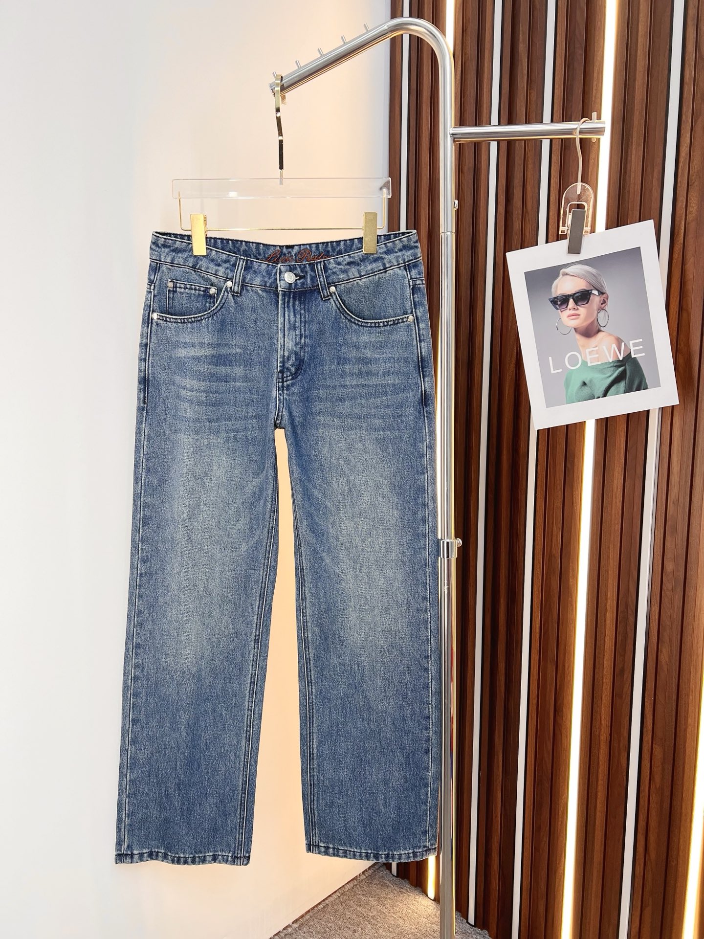 NO:550925,LP men's denim jeans, official album poster outfit style!  Customer-supplied high-quality imported denim original color fabric, specially selected Japanese Okayama pure 13oz ounce denim fabric, heavy environmentally friendly plant enzyme washing process, the texture has a light retro color, which is quite beautiful, and is very suitable for the autumn and winter color matching. The fabric is soft and delicate after washing, but has a strong bones and a little elastic, providing an excellent comfort experience. There is no damage to any craft elements throughout the body, retaining the purest tannin color!  The whole body details are so perfect, exquisite and exquisite. The latest waist leather marks highlight the brand's characteristics, and hardware accessories, leather marks, and wiring all reflect craftsmanship!  The style is perfectly tailored, and the hip lifting effect is excellent. It can easily sweep any top matching in the wardrobe. It has extensive compatibility and is satisfied with various daily outfits. It has a lot of upper body styles and must-have trousers for quality control and 1V masturbation control!  Size 29-40 (no 35.37), loro piana, jeans, alexander wang19860909LP 男士丹宁牛仔裤,官宣画册海报穿搭款！ 客供高级进口的丹宁原色面料,特选日本冈山纯正13oz 盎司牛仔布料,重磅环保植物酵素水洗工艺,肌理有着淡淡的复古色彩,相当漂亮,极符合秋冬的配色,面料经过水洗后柔软细腻,但筋骨感极强,且略带弹力,提供了绝佳的舒适体验,通身无任何工艺元素破坏,保留了最纯粹的丹宁本色！通身细节完美如斯,精湛且考究,最新的腰部皮标彰显了品牌特质,五金配件、皮标、走线无不体现出匠心工艺！版型剪裁完美,提臀修身效果绝佳,可轻松横扫衣橱任何的上装搭配,兼容性广泛,满足于日常各种穿搭,上身型款十足,于品质控及1V迷控者必入型裤装！ 尺码29—40（没35.37）,,loro piana,jeans,alexander wang,Men's clothing