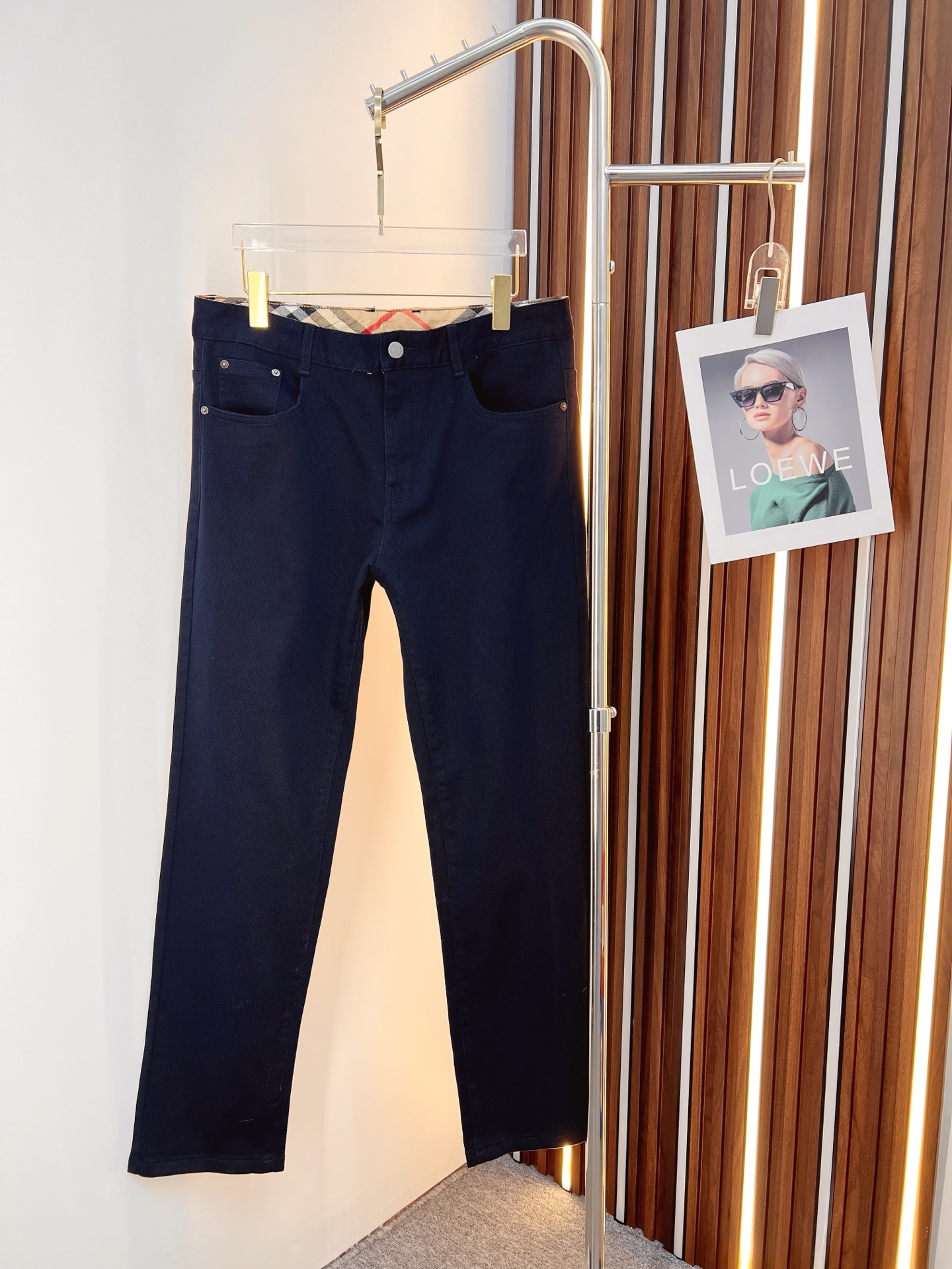 NO:550932,Burberry men's denim jeans, official album poster outfits!  Customer-supplied high-quality imported denim original color fabric, specially selected Japanese Okayama pure 13oz ounce denim fabric, heavy environmentally friendly plant enzyme washing process, the texture has a light retro color, which is quite beautiful, and is very suitable for the autumn and winter color matching. The fabric is soft and delicate after washing, but has a strong bones and a little elastic, providing an excellent comfort experience. There is no damage to any craft elements throughout the body, retaining the purest tannin color!  The whole body details are so perfect, exquisite and exquisite. The latest waist leather marks highlight the brand's characteristics, and hardware accessories, leather marks, and wiring all reflect craftsmanship!  The style is perfectly tailored, and the hip lifting effect is excellent. It can easily sweep any top matching in the wardrobe. It has extensive compatibility and is satisfied with various daily outfits. It has a lot of upper body styles and must-have trousers for quality control and 1V masturbation control!  Size 29-40 (no 35.37), Burberry, Burberry, Jeans, Alexander wang19860909Burberry 巴宝莉 男士丹宁牛仔裤,官宣画册海报穿搭款！ 客供高级进口的丹宁原色面料,特选日本冈山纯正13oz 盎司牛仔布料,重磅环保植物酵素水洗工艺,肌理有着淡淡的复古色彩,相当漂亮,极符合秋冬的配色,面料经过水洗后柔软细腻,但筋骨感极强,且略带弹力,提供了绝佳的舒适体验,通身无任何工艺元素破坏,保留了最纯粹的丹宁本色！通身细节完美如斯,精湛且考究,最新的腰部皮标彰显了品牌特质,五金配件、皮标、走线无不体现出匠心工艺！版型剪裁完美,提臀修身效果绝佳,可轻松横扫衣橱任何的上装搭配,兼容性广泛,满足于日常各种穿搭,上身型款十足,于品质控及1V迷控者必入型裤装！ 尺码29—40（没35.37）,,burberry,burberry,jeans,alexander wang,Men's clothing