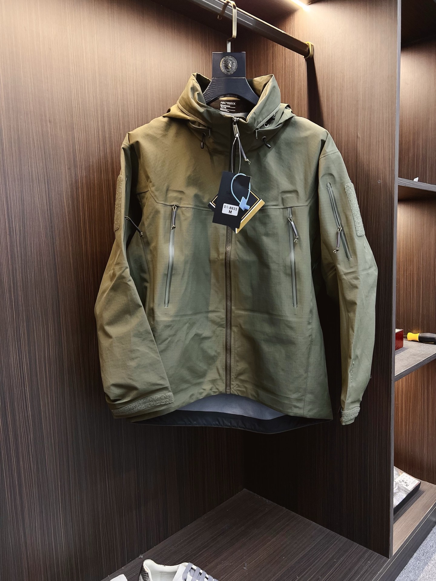 NO:538362,The hot products are coming. ARC’TERYX*Archaew Bird 25ss new light and hard shell jacket. It is versatile outdoor style for men and women. It uses original GORE-TEX technology fabric. All details and accessories are synchronized. GTX material is tightly protected from wind!  It is not easy to get dirty, and it is worry-free to take care of it!  This style is very good, with a large front piece and a pocket glue-pressure design. The workmanship is quite neat. You can't find a thread splicing, and it looks very high-end and high-end. It is equipped with original pull-outs and has an adjustment buckle on the hem, which is convenient for adjustment!  Size S-2XL, arc'teryx,alexander wang19860909爆款来袭 ARC’TERYX*始祖鸟25ss新款轻薄硬壳冲锋衣 百搭户外男女同款 采用原厂GORE-TEX科技面料 细节辅料全部同步gtx材质严密防风！不易脏污,打理起来也很省心！这款版型上身很赞,大身前片,口袋压胶设计,做工相当工整,找不到一丝线头拼接,看上去就很高端上档次,客供原版拉头,下摆也有调节扣,方便调节！ 尺码S-2XL,arc'teryx,alexander wang,Men's clothing