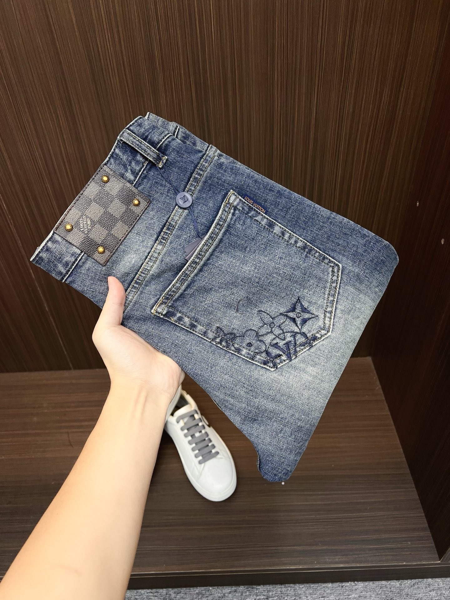 NO:571914,LV men's denim jeans, official album and poster outfit style!  High-grade imported denim raw color fabrics are supplied to customers, and the pure 13oz denim fabrics from Okayama, Japan are specially selected. Heavy-duty environmentally friendly plant enzyme washing process is used. The texture has a light retro color, which is quite beautiful and is very suitable for autumn and winter color matching. The fabric is soft and delicate after washing, but has strong bones and a slight stretch, providing an excellent comfortable experience. There is no damage from any technological elements throughout the body, retaining the purest tannin color!  The details throughout the body are perfect, exquisite and sophisticated. The latest leather label on the waist highlights the brand's characteristics. The hardware accessories, leather label and wiring all reflect the craftsmanship!  The silhouette is perfectly tailored and has excellent butt lift and slimming effect. It can be easily matched with any top in the wardrobe. It has wide compatibility and is suitable for various daily wear. The upper body is full of style. It is a must-have trousers for those who are obsessed with quality control and 1V!  Size 29-40 (not 35.37),,louis vuitton,jeans,alexander wang19860909LV 男士丹宁牛仔裤,官宣画册海报穿搭款！ 客供高级进口的丹宁原色面料,特选日本冈山纯正13oz 盎司牛仔布料,重磅环保植物酵素水洗工艺,肌理有着淡淡的复古色彩,相当漂亮,极符合秋冬的配色,面料经过水洗后柔软细腻,但筋骨感极强,且略带弹力,提供了绝佳的舒适体验,通身无任何工艺元素破坏,保留了最纯粹的丹宁本色！通身细节完美如斯,精湛且考究,最新的腰部皮标彰显了品牌特质,五金配件、皮标、走线无不体现出匠心工艺！版型剪裁完美,提臀修身效果绝佳,可轻松横扫衣橱任何的上装搭配,兼容性广泛,满足于日常各种穿搭,上身型款十足,于品质控及1V迷控者必入型裤装！ 尺码29—40（没35.37）,,louis vuitton,jeans,alexander wang,Men's clothing