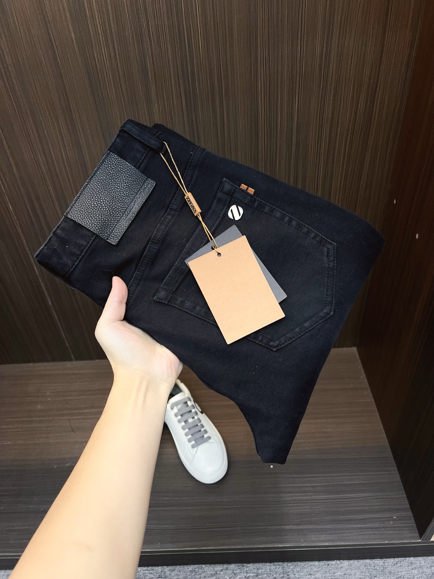 NO:571911,Ermenegildo Zegna men's denim jeans, official album and poster wear style!  High-grade imported denim raw color fabrics are supplied to customers, and the pure 13oz denim fabrics from Okayama, Japan are specially selected. Heavy-duty environmentally friendly plant enzyme washing process is used. The texture has a light retro color, which is quite beautiful and is very suitable for autumn and winter color matching. The fabric is soft and delicate after washing, but has strong bones and a slight stretch, providing an excellent comfortable experience. There is no damage from any technological elements throughout the body, retaining the purest tannin color!  The details throughout the body are perfect, exquisite and sophisticated. The latest leather label on the waist highlights the brand's characteristics. The hardware accessories, leather label and wiring all reflect the craftsmanship!  The silhouette is perfectly tailored and has excellent butt lift and slimming effect. It can be easily matched with any top in the wardrobe. It has wide compatibility and is suitable for various daily wear. The upper body is full of style. It is a must-have trousers for those who are obsessed with quality control and 1V!  Size 29-40 (not 35.37),,zegna,jeans,alexander wang19860909杰尼亚 男士丹宁牛仔裤,官宣画册海报穿搭款！ 客供高级进口的丹宁原色面料,特选日本冈山纯正13oz 盎司牛仔布料,重磅环保植物酵素水洗工艺,肌理有着淡淡的复古色彩,相当漂亮,极符合秋冬的配色,面料经过水洗后柔软细腻,但筋骨感极强,且略带弹力,提供了绝佳的舒适体验,通身无任何工艺元素破坏,保留了最纯粹的丹宁本色！通身细节完美如斯,精湛且考究,最新的腰部皮标彰显了品牌特质,五金配件、皮标、走线无不体现出匠心工艺！版型剪裁完美,提臀修身效果绝佳,可轻松横扫衣橱任何的上装搭配,兼容性广泛,满足于日常各种穿搭,上身型款十足,于品质控及1V迷控者必入型裤装！ 尺码29—40（没35.37）,,zegna,jeans,alexander wang,Men's clothing