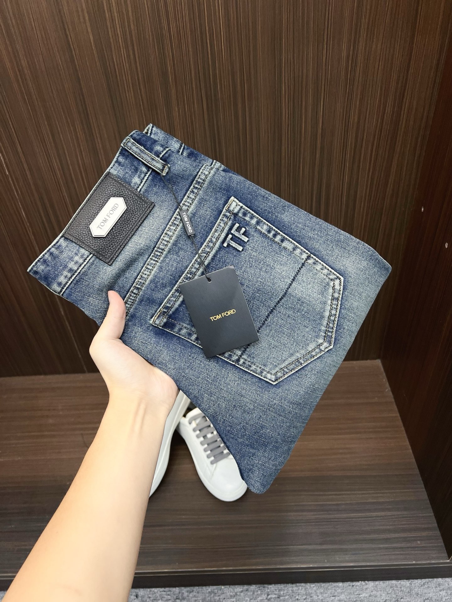 NO:571917,TF men's denim jeans, official album and poster outfit style!  High-grade imported denim raw color fabrics are supplied to customers, and the pure 13oz denim fabrics from Okayama, Japan are specially selected. Heavy-duty environmentally friendly plant enzyme washing process is used. The texture has a light retro color, which is quite beautiful and is very suitable for autumn and winter color matching. The fabric is soft and delicate after washing, but has strong bones and a slight stretch, providing an excellent comfortable experience. There is no damage from any technological elements throughout the body, retaining the purest tannin color!  The details throughout the body are perfect, exquisite and sophisticated. The latest leather label on the waist highlights the brand's characteristics. The hardware accessories, leather label and wiring all reflect the craftsmanship!  The silhouette is perfectly tailored and has excellent butt lift and slimming effect. It can be easily matched with any top in the wardrobe. It has wide compatibility and is suitable for various daily wear. The upper body is full of style. It is a must-have trousers for those who are obsessed with quality control and 1V!  Size 29-40 (not 35.37),,tom ford,jeans,alexander wang19860909TF 男士丹宁牛仔裤,官宣画册海报穿搭款！ 客供高级进口的丹宁原色面料,特选日本冈山纯正13oz 盎司牛仔布料,重磅环保植物酵素水洗工艺,肌理有着淡淡的复古色彩,相当漂亮,极符合秋冬的配色,面料经过水洗后柔软细腻,但筋骨感极强,且略带弹力,提供了绝佳的舒适体验,通身无任何工艺元素破坏,保留了最纯粹的丹宁本色！通身细节完美如斯,精湛且考究,最新的腰部皮标彰显了品牌特质,五金配件、皮标、走线无不体现出匠心工艺！版型剪裁完美,提臀修身效果绝佳,可轻松横扫衣橱任何的上装搭配,兼容性广泛,满足于日常各种穿搭,上身型款十足,于品质控及1V迷控者必入型裤装！ 尺码29—40（没35.37）,,tom ford,jeans,alexander wang,Men's clothing