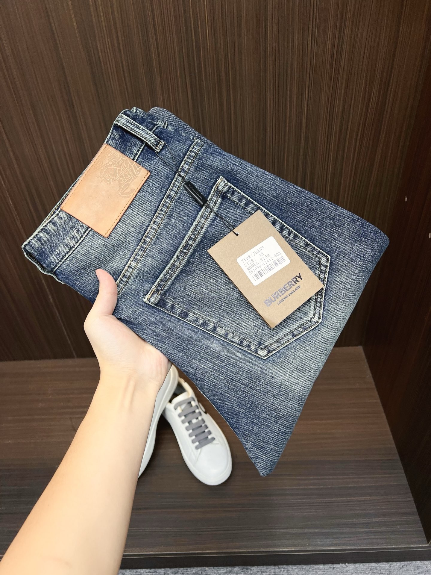 NO:571923,Burberry men's denim jeans, official album and poster outfit style!  High-grade imported denim raw color fabrics are supplied to customers, and the pure 13oz denim fabrics from Okayama, Japan are specially selected. Heavy-duty environmentally friendly plant enzyme washing process is used. The texture has a light retro color, which is quite beautiful and is very suitable for autumn and winter color matching. The fabric is soft and delicate after washing, but has strong bones and a slight stretch, providing an excellent comfortable experience. There is no damage from any technological elements throughout the body, retaining the purest tannin color!  The details throughout the body are perfect, exquisite and sophisticated. The latest leather label on the waist highlights the brand's characteristics. The hardware accessories, leather label and wiring all reflect the craftsmanship!  The silhouette is perfectly tailored and has excellent butt lift and slimming effect. It can be easily matched with any top in the wardrobe. It has wide compatibility and is suitable for various daily wear. The upper body is full of style. It is a must-have trousers for those who are obsessed with quality control and 1V!  Size 29-40 (not 35.37),,burberry,burberry,jeans,alexander wang19860909Burberry 巴宝莉 男士丹宁牛仔裤,官宣画册海报穿搭款！ 客供高级进口的丹宁原色面料,特选日本冈山纯正13oz 盎司牛仔布料,重磅环保植物酵素水洗工艺,肌理有着淡淡的复古色彩,相当漂亮,极符合秋冬的配色,面料经过水洗后柔软细腻,但筋骨感极强,且略带弹力,提供了绝佳的舒适体验,通身无任何工艺元素破坏,保留了最纯粹的丹宁本色！通身细节完美如斯,精湛且考究,最新的腰部皮标彰显了品牌特质,五金配件、皮标、走线无不体现出匠心工艺！版型剪裁完美,提臀修身效果绝佳,可轻松横扫衣橱任何的上装搭配,兼容性广泛,满足于日常各种穿搭,上身型款十足,于品质控及1V迷控者必入型裤装！ 尺码29—40（没35.37）,,burberry,burberry,jeans,alexander wang,Men's clothing