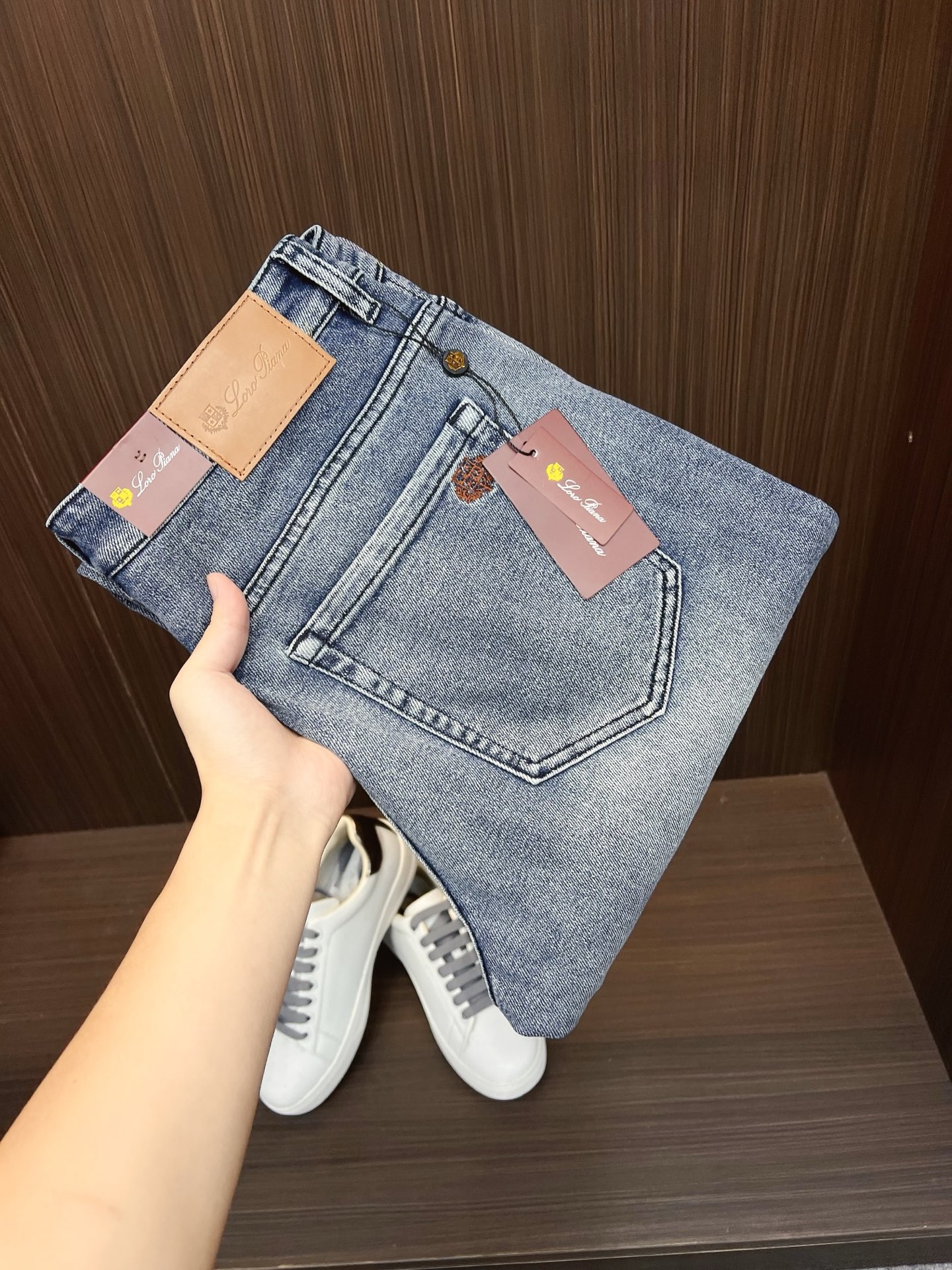 NO:571897,LP men's denim jeans, official album and poster outfit!  High-grade imported denim raw color fabrics are supplied to customers, and the pure 13oz denim fabrics from Okayama, Japan are specially selected. Heavy-duty environmentally friendly plant enzyme washing process is used. The texture has a light retro color, which is quite beautiful and is very suitable for autumn and winter color matching. The fabric is soft and delicate after washing, but has strong bones and a slight stretch, providing an excellent comfortable experience. There is no damage from any technological elements throughout the body, retaining the purest tannin color!  The details throughout the body are perfect, exquisite and sophisticated. The latest leather label on the waist highlights the brand's characteristics. The hardware accessories, leather label and wiring all reflect the craftsmanship!  The silhouette is perfectly tailored and has excellent butt lift and slimming effect. It can be easily matched with any top in the wardrobe. It has wide compatibility and is suitable for various daily wear. The upper body is full of style. It is a must-have trousers for those who are obsessed with quality control and 1V!  Size 29-40 (not 35.37),,loro piana,jeans,alexander wang19860909LP 男士丹宁牛仔裤,官宣画册海报穿搭款！ 客供高级进口的丹宁原色面料,特选日本冈山纯正13oz 盎司牛仔布料,重磅环保植物酵素水洗工艺,肌理有着淡淡的复古色彩,相当漂亮,极符合秋冬的配色,面料经过水洗后柔软细腻,但筋骨感极强,且略带弹力,提供了绝佳的舒适体验,通身无任何工艺元素破坏,保留了最纯粹的丹宁本色！通身细节完美如斯,精湛且考究,最新的腰部皮标彰显了品牌特质,五金配件、皮标、走线无不体现出匠心工艺！版型剪裁完美,提臀修身效果绝佳,可轻松横扫衣橱任何的上装搭配,兼容性广泛,满足于日常各种穿搭,上身型款十足,于品质控及1V迷控者必入型裤装！ 尺码29—40（没35.37）,,loro piana,jeans,alexander wang,Men's clothing