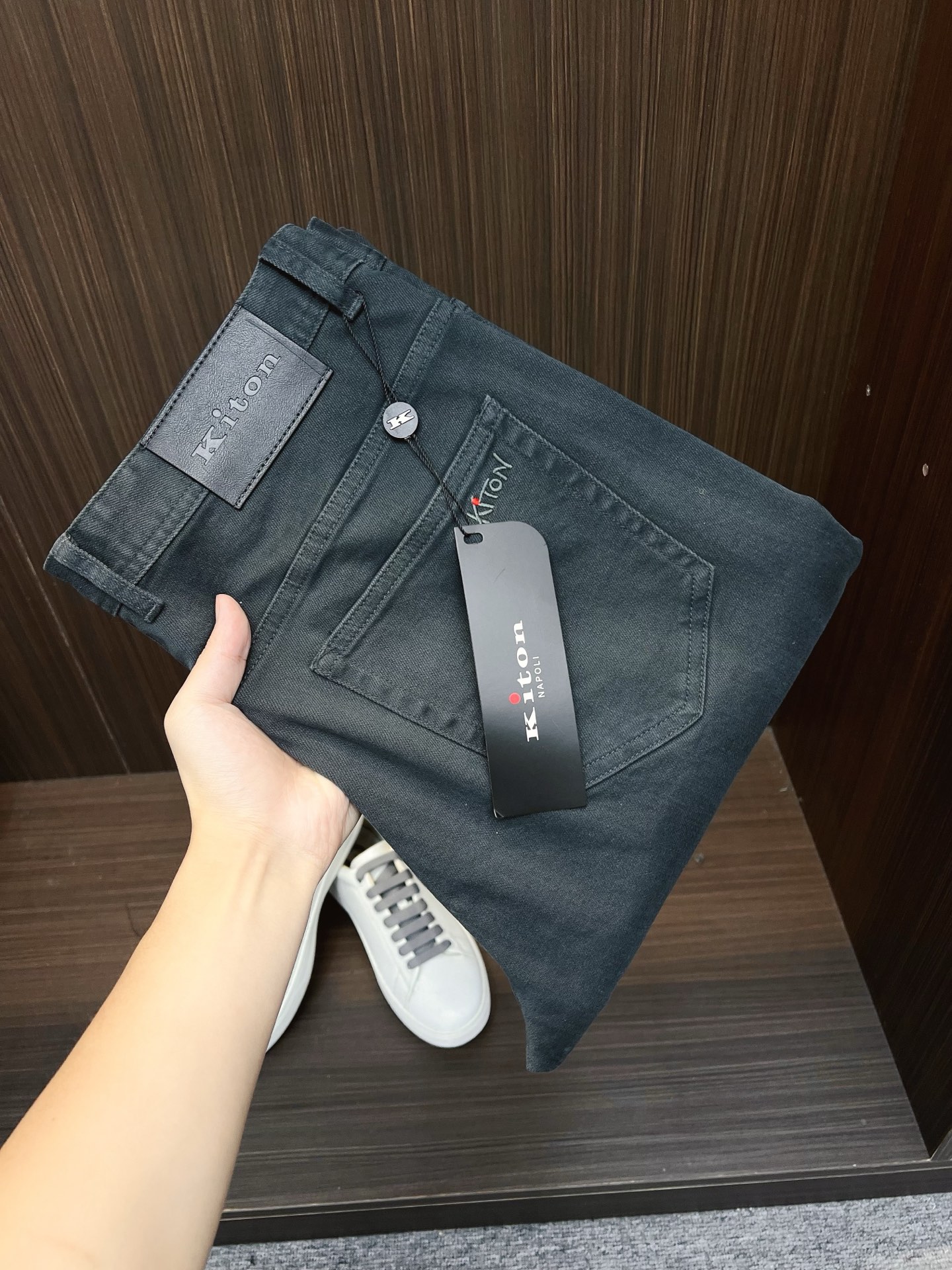 NO:571903,Kiton men's denim jeans, official album and poster wear style!  High-grade imported denim raw color fabrics are supplied to customers, and the pure 13oz denim fabrics from Okayama, Japan are specially selected. Heavy-duty environmentally friendly plant enzyme washing process is used. The texture has a light retro color, which is quite beautiful and is very suitable for autumn and winter color matching. The fabric is soft and delicate after washing, but has strong bones and a slight stretch, providing an excellent comfortable experience. There is no damage from any technological elements throughout the body, retaining the purest tannin color!  The details throughout the body are perfect, exquisite and sophisticated. The latest leather label on the waist highlights the brand's characteristics. The hardware accessories, leather label and wiring all reflect the craftsmanship!  The silhouette is perfectly tailored and has excellent butt lift and slimming effect. It can be easily matched with any top in the wardrobe. It has wide compatibility and is suitable for various daily wear. The upper body is full of style. It is a must-have trousers for those who are obsessed with quality control and 1V!  Size 29-40 (not 35.37),,jeans,alexander wang19860909Kiton 男士丹宁牛仔裤,官宣画册海报穿搭款！ 客供高级进口的丹宁原色面料,特选日本冈山纯正13oz 盎司牛仔布料,重磅环保植物酵素水洗工艺,肌理有着淡淡的复古色彩,相当漂亮,极符合秋冬的配色,面料经过水洗后柔软细腻,但筋骨感极强,且略带弹力,提供了绝佳的舒适体验,通身无任何工艺元素破坏,保留了最纯粹的丹宁本色！通身细节完美如斯,精湛且考究,最新的腰部皮标彰显了品牌特质,五金配件、皮标、走线无不体现出匠心工艺！版型剪裁完美,提臀修身效果绝佳,可轻松横扫衣橱任何的上装搭配,兼容性广泛,满足于日常各种穿搭,上身型款十足,于品质控及1V迷控者必入型裤装！ 尺码29—40（没35.37）,,jeans,alexander wang,Men's clothing