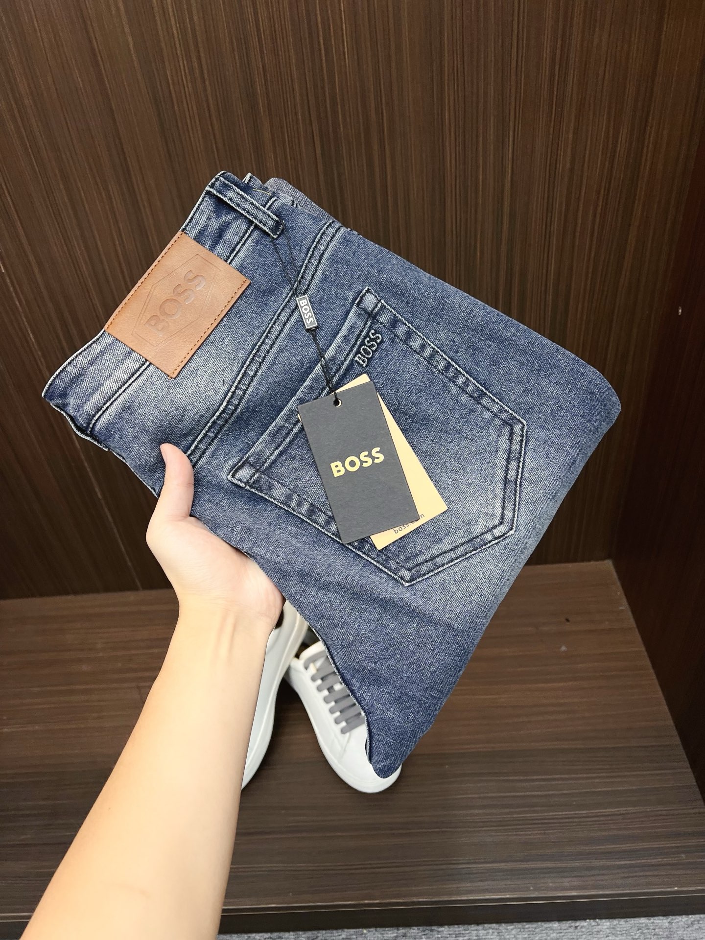 NO:571906,BOSS men's denim jeans, official album and poster wear style!  High-grade imported denim raw color fabrics are supplied to customers, and the pure 13oz denim fabrics from Okayama, Japan are specially selected. Heavy-duty environmentally friendly plant enzyme washing process is used. The texture has a light retro color, which is quite beautiful and is very suitable for autumn and winter color matching. The fabric is soft and delicate after washing, but has strong bones and a slight stretch, providing an excellent comfortable experience. There is no damage from any technological elements throughout the body, retaining the purest tannin color!  The details throughout the body are perfect, exquisite and sophisticated. The latest leather label on the waist highlights the brand's characteristics. The hardware accessories, leather label and wiring all reflect the craftsmanship!  The silhouette is perfectly tailored and has excellent butt lift and slimming effect. It can be easily matched with any top in the wardrobe. It has wide compatibility and is suitable for various daily wear. The upper body is full of style. It is a must-have trousers for those who are obsessed with quality control and 1V!  Size 29-40 (not 35.37),,jeans,alexander wang19860909BOSS 男士丹宁牛仔裤,官宣画册海报穿搭款！ 客供高级进口的丹宁原色面料,特选日本冈山纯正13oz 盎司牛仔布料,重磅环保植物酵素水洗工艺,肌理有着淡淡的复古色彩,相当漂亮,极符合秋冬的配色,面料经过水洗后柔软细腻,但筋骨感极强,且略带弹力,提供了绝佳的舒适体验,通身无任何工艺元素破坏,保留了最纯粹的丹宁本色！通身细节完美如斯,精湛且考究,最新的腰部皮标彰显了品牌特质,五金配件、皮标、走线无不体现出匠心工艺！版型剪裁完美,提臀修身效果绝佳,可轻松横扫衣橱任何的上装搭配,兼容性广泛,满足于日常各种穿搭,上身型款十足,于品质控及1V迷控者必入型裤装！ 尺码29—40（没35.37）,,jeans,alexander wang,Men's clothing