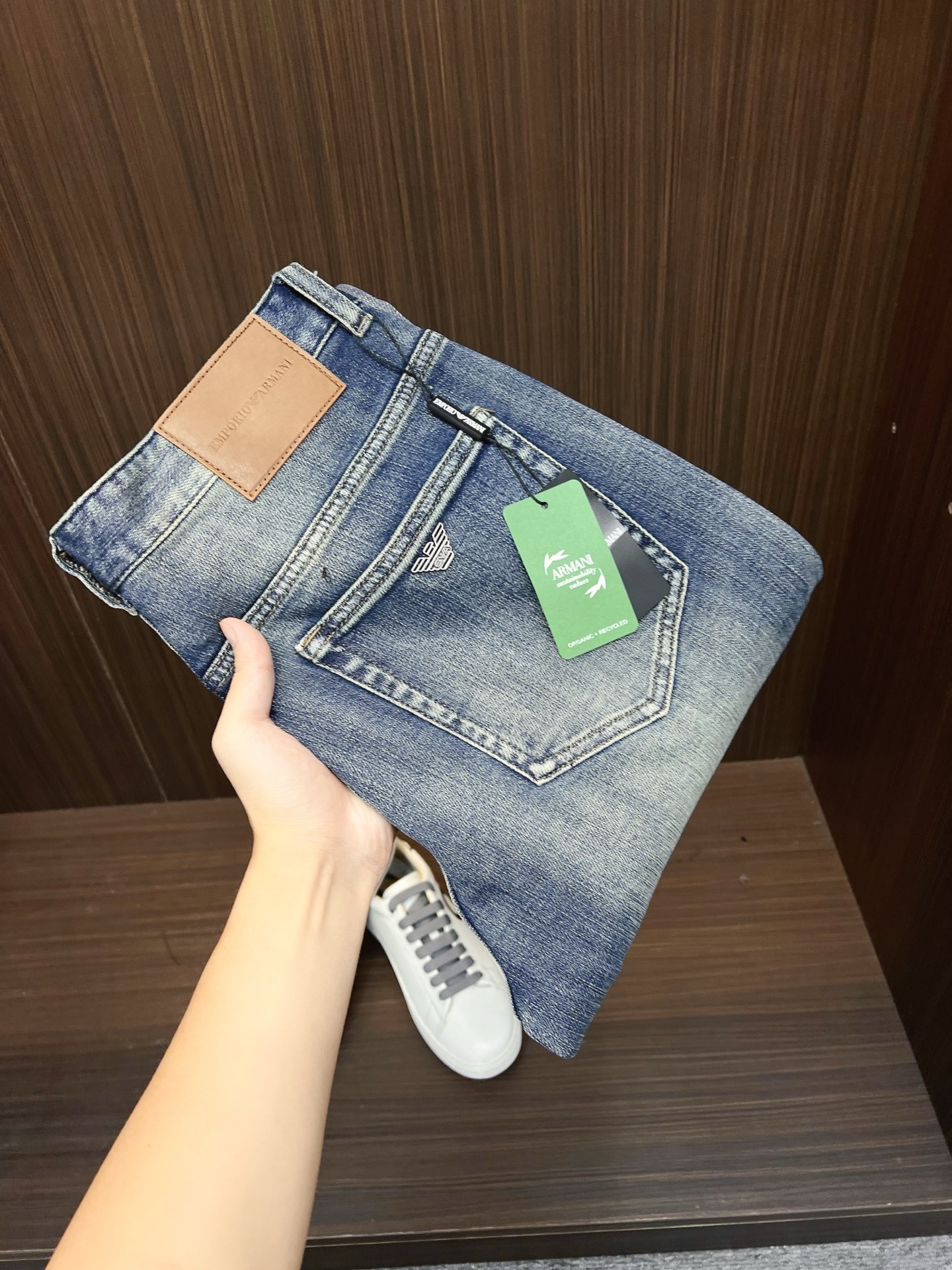 NO:571909,Armani Armani men's denim jeans, official album and poster wear style!  High-grade imported denim raw color fabrics are supplied to customers, and the pure 13oz denim fabrics from Okayama, Japan are specially selected. Heavy-duty environmentally friendly plant enzyme washing process is used. The texture has a light retro color, which is quite beautiful and is very suitable for autumn and winter color matching. The fabric is soft and delicate after washing, but has strong bones and a slight stretch, providing an excellent comfortable experience. There is no damage from any technological elements throughout the body, retaining the purest tannin color!  The details throughout the body are perfect, exquisite and sophisticated. The latest leather label on the waist highlights the brand's characteristics. The hardware accessories, leather label and wiring all reflect the craftsmanship!  The silhouette is perfectly tailored and has excellent butt lift and slimming effect. It can be easily matched with any top in the wardrobe. It has wide compatibility and is suitable for various daily wear. The upper body is full of style. It is a must-have trousers for those who are obsessed with quality control and 1V!  Size 29-40 (not 35.37),,armani,armani,jeans,alexander wang19860909Armani 阿玛尼 男士丹宁牛仔裤,官宣画册海报穿搭款！ 客供高级进口的丹宁原色面料,特选日本冈山纯正13oz 盎司牛仔布料,重磅环保植物酵素水洗工艺,肌理有着淡淡的复古色彩,相当漂亮,极符合秋冬的配色,面料经过水洗后柔软细腻,但筋骨感极强,且略带弹力,提供了绝佳的舒适体验,通身无任何工艺元素破坏,保留了最纯粹的丹宁本色！通身细节完美如斯,精湛且考究,最新的腰部皮标彰显了品牌特质,五金配件、皮标、走线无不体现出匠心工艺！版型剪裁完美,提臀修身效果绝佳,可轻松横扫衣橱任何的上装搭配,兼容性广泛,满足于日常各种穿搭,上身型款十足,于品质控及1V迷控者必入型裤装！ 尺码29—40（没35.37）,,armani,armani,jeans,alexander wang,Men's clothing