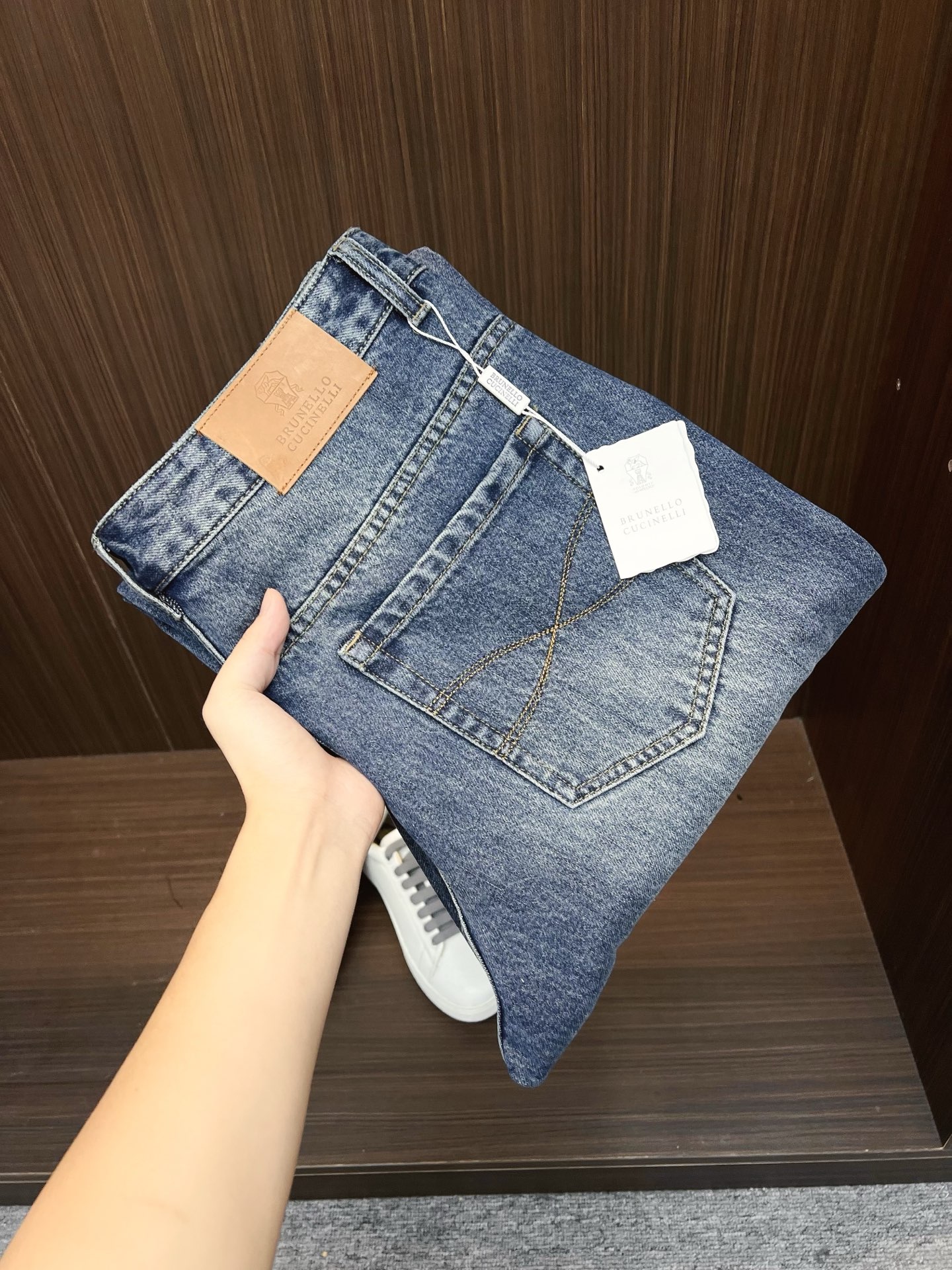 NO:571918,BC men's denim jeans, official album and poster wear style!  High-grade imported denim raw color fabrics are supplied to customers, and the pure 13oz denim fabrics from Okayama, Japan are specially selected. Heavy-duty environmentally friendly plant enzyme washing process is used. The texture has a light retro color, which is quite beautiful and is very suitable for autumn and winter color matching. The fabric is soft and delicate after washing, but has strong bones and a slight stretch, providing an excellent comfortable experience. There is no damage from any technological elements throughout the body, retaining the purest tannin color!  The details throughout the body are perfect, exquisite and sophisticated. The latest leather label on the waist highlights the brand's characteristics. The hardware accessories, leather label and wiring all reflect the craftsmanship!  The silhouette is perfectly tailored and has excellent butt lift and slimming effect. It can be easily matched with any top in the wardrobe. It has wide compatibility and is suitable for various daily wear. The upper body is full of style. It is a must-have trousers for those who are obsessed with quality control and 1V!  Size 29-40 (not 35.37),,jeans,alexander wang19860909BC 男士丹宁牛仔裤,官宣画册海报穿搭款！ 客供高级进口的丹宁原色面料,特选日本冈山纯正13oz 盎司牛仔布料,重磅环保植物酵素水洗工艺,肌理有着淡淡的复古色彩,相当漂亮,极符合秋冬的配色,面料经过水洗后柔软细腻,但筋骨感极强,且略带弹力,提供了绝佳的舒适体验,通身无任何工艺元素破坏,保留了最纯粹的丹宁本色！通身细节完美如斯,精湛且考究,最新的腰部皮标彰显了品牌特质,五金配件、皮标、走线无不体现出匠心工艺！版型剪裁完美,提臀修身效果绝佳,可轻松横扫衣橱任何的上装搭配,兼容性广泛,满足于日常各种穿搭,上身型款十足,于品质控及1V迷控者必入型裤装！ 尺码29—40（没35.37）,,jeans,alexander wang,Men's clothing