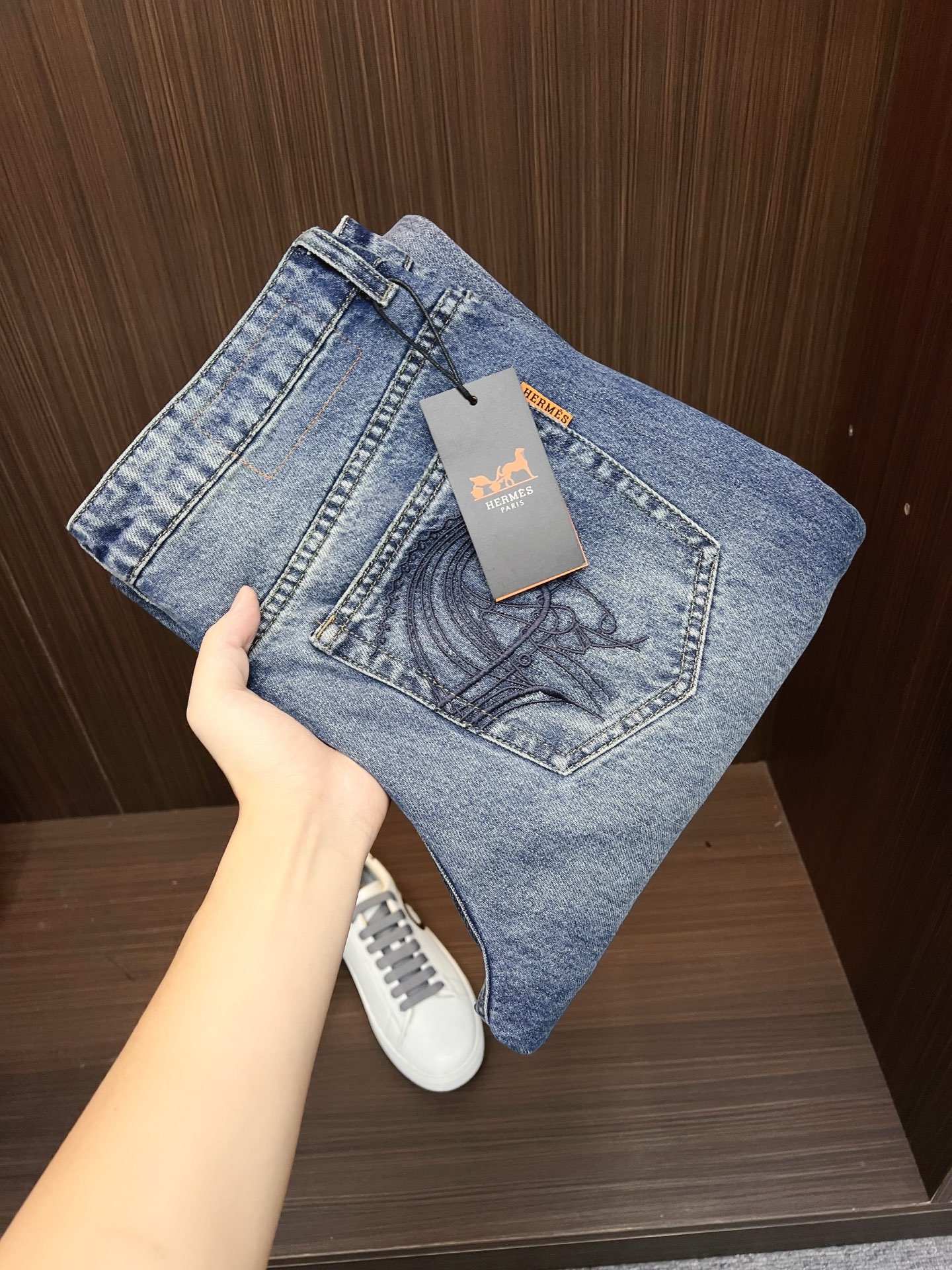 NO:571921,Hermès men's denim jeans, official album and poster outfit style!  High-grade imported denim raw color fabrics are supplied to customers, and the pure 13oz denim fabrics from Okayama, Japan are specially selected. Heavy-duty environmentally friendly plant enzyme washing process is used. The texture has a light retro color, which is quite beautiful and is very suitable for autumn and winter color matching. The fabric is soft and delicate after washing, but has strong bones and a slight stretch, providing an excellent comfortable experience. There is no damage from any technological elements throughout the body, retaining the purest tannin color!  The details throughout the body are perfect, exquisite and sophisticated. The latest leather label on the waist highlights the brand's characteristics. The hardware accessories, leather label and wiring all reflect the craftsmanship!  The silhouette is perfectly tailored and has excellent butt lift and slimming effect. It can be easily matched with any top in the wardrobe. It has wide compatibility and is suitable for various daily wear. The upper body is full of style. It is a must-have trousers for those who are obsessed with quality control and 1V!  Size 29-40 (not 35.37),,hermes,jeans,alexander wang19860909爱马仕 男士丹宁牛仔裤,官宣画册海报穿搭款！ 客供高级进口的丹宁原色面料,特选日本冈山纯正13oz 盎司牛仔布料,重磅环保植物酵素水洗工艺,肌理有着淡淡的复古色彩,相当漂亮,极符合秋冬的配色,面料经过水洗后柔软细腻,但筋骨感极强,且略带弹力,提供了绝佳的舒适体验,通身无任何工艺元素破坏,保留了最纯粹的丹宁本色！通身细节完美如斯,精湛且考究,最新的腰部皮标彰显了品牌特质,五金配件、皮标、走线无不体现出匠心工艺！版型剪裁完美,提臀修身效果绝佳,可轻松横扫衣橱任何的上装搭配,兼容性广泛,满足于日常各种穿搭,上身型款十足,于品质控及1V迷控者必入型裤装！ 尺码29—40（没35.37）,,hermes,jeans,alexander wang,Men's clothing