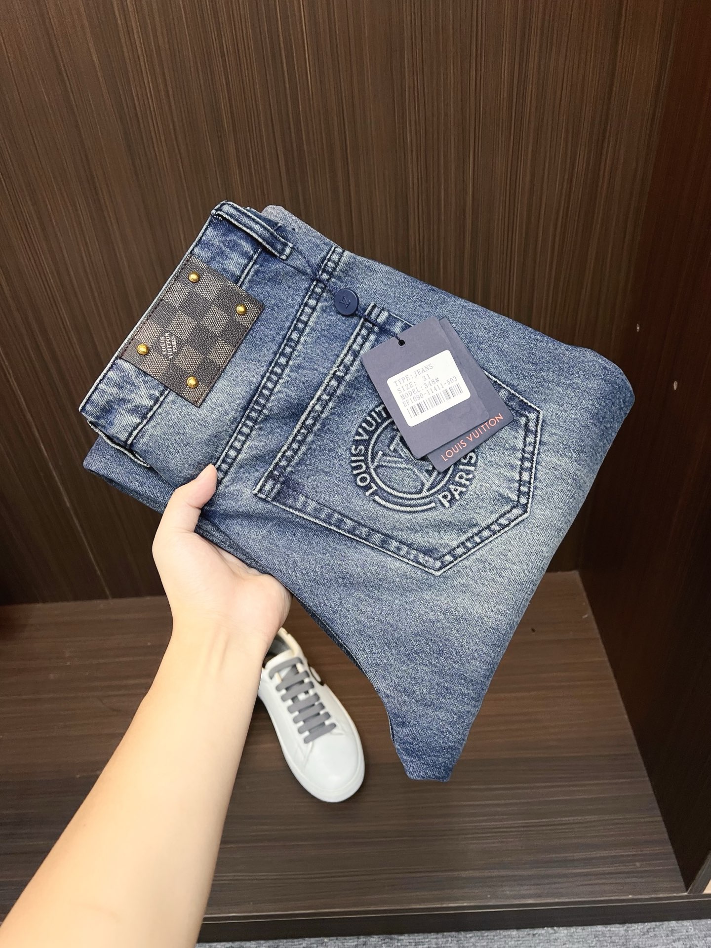 NO:571924,LV men's denim jeans, official album and poster outfit style!  High-grade imported denim raw color fabrics are supplied to customers, and the pure 13oz denim fabrics from Okayama, Japan are specially selected. Heavy-duty environmentally friendly plant enzyme washing process is used. The texture has a light retro color, which is quite beautiful and is very suitable for autumn and winter color matching. The fabric is soft and delicate after washing, but has strong bones and a slight stretch, providing an excellent comfortable experience. There is no damage from any technological elements throughout the body, retaining the purest tannin color!  The details throughout the body are perfect, exquisite and sophisticated. The latest leather label on the waist highlights the brand's characteristics. The hardware accessories, leather label and wiring all reflect the craftsmanship!  The silhouette is perfectly tailored and has excellent butt lift and slimming effect. It can be easily matched with any top in the wardrobe. It has wide compatibility and is suitable for various daily wear. The upper body is full of style. It is a must-have trousers for those who are obsessed with quality control and 1V!  Size 29-40 (not 35.37),,louis vuitton,jeans,alexander wang19860909LV 男士丹宁牛仔裤,官宣画册海报穿搭款！ 客供高级进口的丹宁原色面料,特选日本冈山纯正13oz 盎司牛仔布料,重磅环保植物酵素水洗工艺,肌理有着淡淡的复古色彩,相当漂亮,极符合秋冬的配色,面料经过水洗后柔软细腻,但筋骨感极强,且略带弹力,提供了绝佳的舒适体验,通身无任何工艺元素破坏,保留了最纯粹的丹宁本色！通身细节完美如斯,精湛且考究,最新的腰部皮标彰显了品牌特质,五金配件、皮标、走线无不体现出匠心工艺！版型剪裁完美,提臀修身效果绝佳,可轻松横扫衣橱任何的上装搭配,兼容性广泛,满足于日常各种穿搭,上身型款十足,于品质控及1V迷控者必入型裤装！ 尺码29—40（没35.37）,,louis vuitton,jeans,alexander wang,Men's clothing