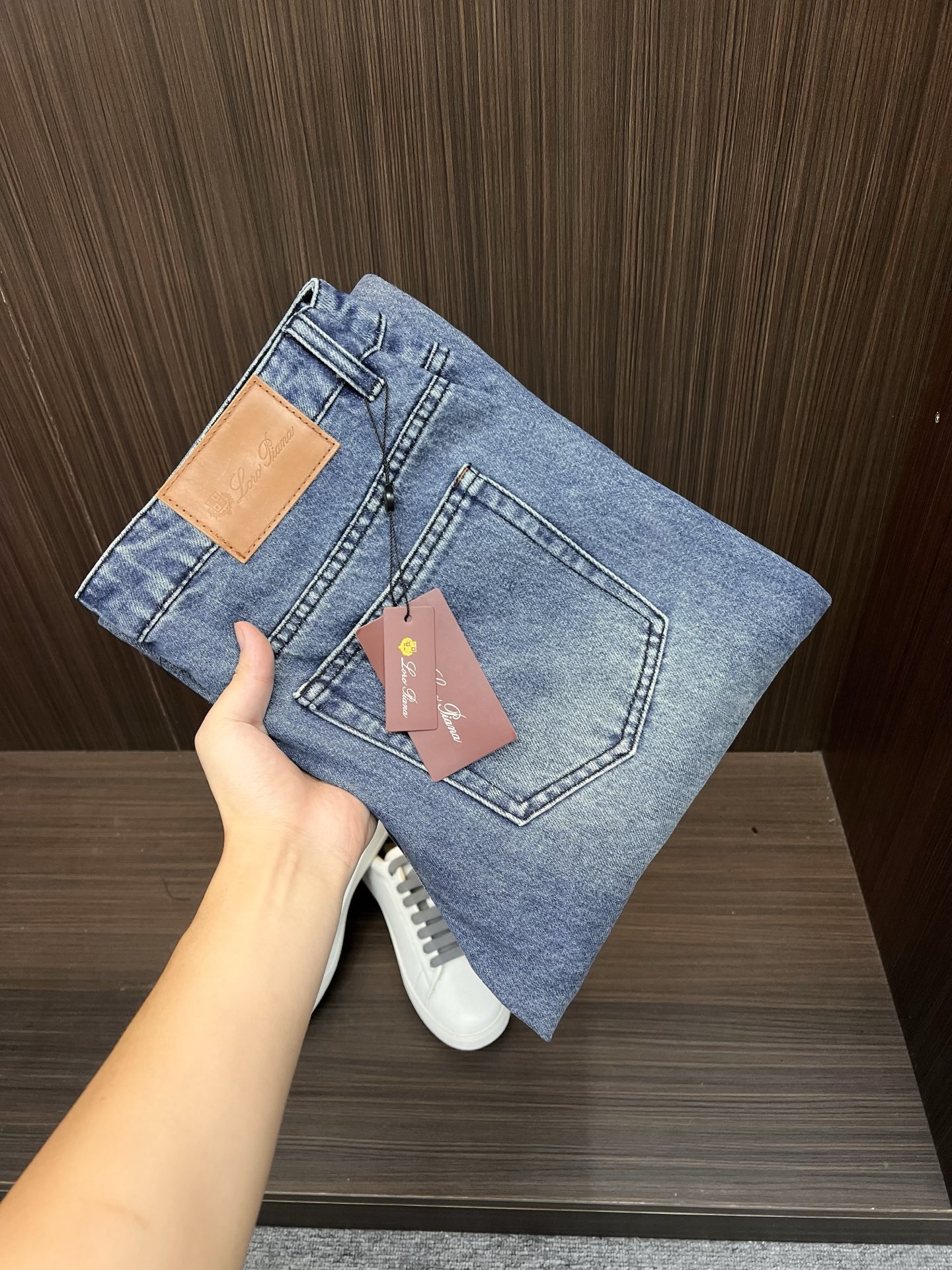 NO:571925,LP men's denim jeans, official album and poster outfit!  High-grade imported denim raw color fabrics are supplied to customers, and the pure 13oz denim fabrics from Okayama, Japan are specially selected. Heavy-duty environmentally friendly plant enzyme washing process is used. The texture has a light retro color, which is quite beautiful and is very suitable for autumn and winter color matching. The fabric is soft and delicate after washing, but has strong bones and a slight stretch, providing an excellent comfortable experience. There is no damage from any technological elements throughout the body, retaining the purest tannin color!  The details throughout the body are perfect, exquisite and sophisticated. The latest leather label on the waist highlights the brand's characteristics. The hardware accessories, leather label and wiring all reflect the craftsmanship!  The silhouette is perfectly tailored and has excellent butt lift and slimming effect. It can be easily matched with any top in the wardrobe. It has wide compatibility and is suitable for various daily wear. The upper body is full of style. It is a must-have trousers for those who are obsessed with quality control and 1V!  Size 29-40 (not 35.37),,loro piana,jeans,alexander wang19860909LP 男士丹宁牛仔裤,官宣画册海报穿搭款！ 客供高级进口的丹宁原色面料,特选日本冈山纯正13oz 盎司牛仔布料,重磅环保植物酵素水洗工艺,肌理有着淡淡的复古色彩,相当漂亮,极符合秋冬的配色,面料经过水洗后柔软细腻,但筋骨感极强,且略带弹力,提供了绝佳的舒适体验,通身无任何工艺元素破坏,保留了最纯粹的丹宁本色！通身细节完美如斯,精湛且考究,最新的腰部皮标彰显了品牌特质,五金配件、皮标、走线无不体现出匠心工艺！版型剪裁完美,提臀修身效果绝佳,可轻松横扫衣橱任何的上装搭配,兼容性广泛,满足于日常各种穿搭,上身型款十足,于品质控及1V迷控者必入型裤装！ 尺码29—40（没35.37）,,loro piana,jeans,alexander wang,Men's clothing