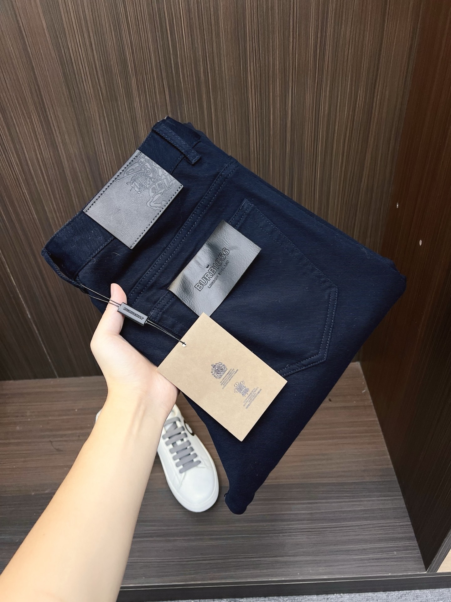 NO:571912,Burberry men's denim jeans, official album and poster outfit style!  High-grade imported denim raw color fabrics are supplied to customers, and the pure 13oz denim fabrics from Okayama, Japan are specially selected. Heavy-duty environmentally friendly plant enzyme washing process is used. The texture has a light retro color, which is quite beautiful and is very suitable for autumn and winter color matching. The fabric is soft and delicate after washing, but has strong bones and a slight stretch, providing an excellent comfortable experience. There is no damage from any technological elements throughout the body, retaining the purest tannin color!  The details throughout the body are perfect, exquisite and sophisticated. The latest leather label on the waist highlights the brand's characteristics. The hardware accessories, leather label and wiring all reflect the craftsmanship!  The silhouette is perfectly tailored and has excellent butt lift and slimming effect. It can be easily matched with any top in the wardrobe. It has wide compatibility and is suitable for various daily wear. The upper body is full of style. It is a must-have trousers for those who are obsessed with quality control and 1V!  Size 29-40 (not 35.37),,burberry,burberry,jeans,alexander wang19860909Burberry 巴宝莉 男士丹宁牛仔裤,官宣画册海报穿搭款！ 客供高级进口的丹宁原色面料,特选日本冈山纯正13oz 盎司牛仔布料,重磅环保植物酵素水洗工艺,肌理有着淡淡的复古色彩,相当漂亮,极符合秋冬的配色,面料经过水洗后柔软细腻,但筋骨感极强,且略带弹力,提供了绝佳的舒适体验,通身无任何工艺元素破坏,保留了最纯粹的丹宁本色！通身细节完美如斯,精湛且考究,最新的腰部皮标彰显了品牌特质,五金配件、皮标、走线无不体现出匠心工艺！版型剪裁完美,提臀修身效果绝佳,可轻松横扫衣橱任何的上装搭配,兼容性广泛,满足于日常各种穿搭,上身型款十足,于品质控及1V迷控者必入型裤装！ 尺码29—40（没35.37）,,burberry,burberry,jeans,alexander wang,Men's clothing