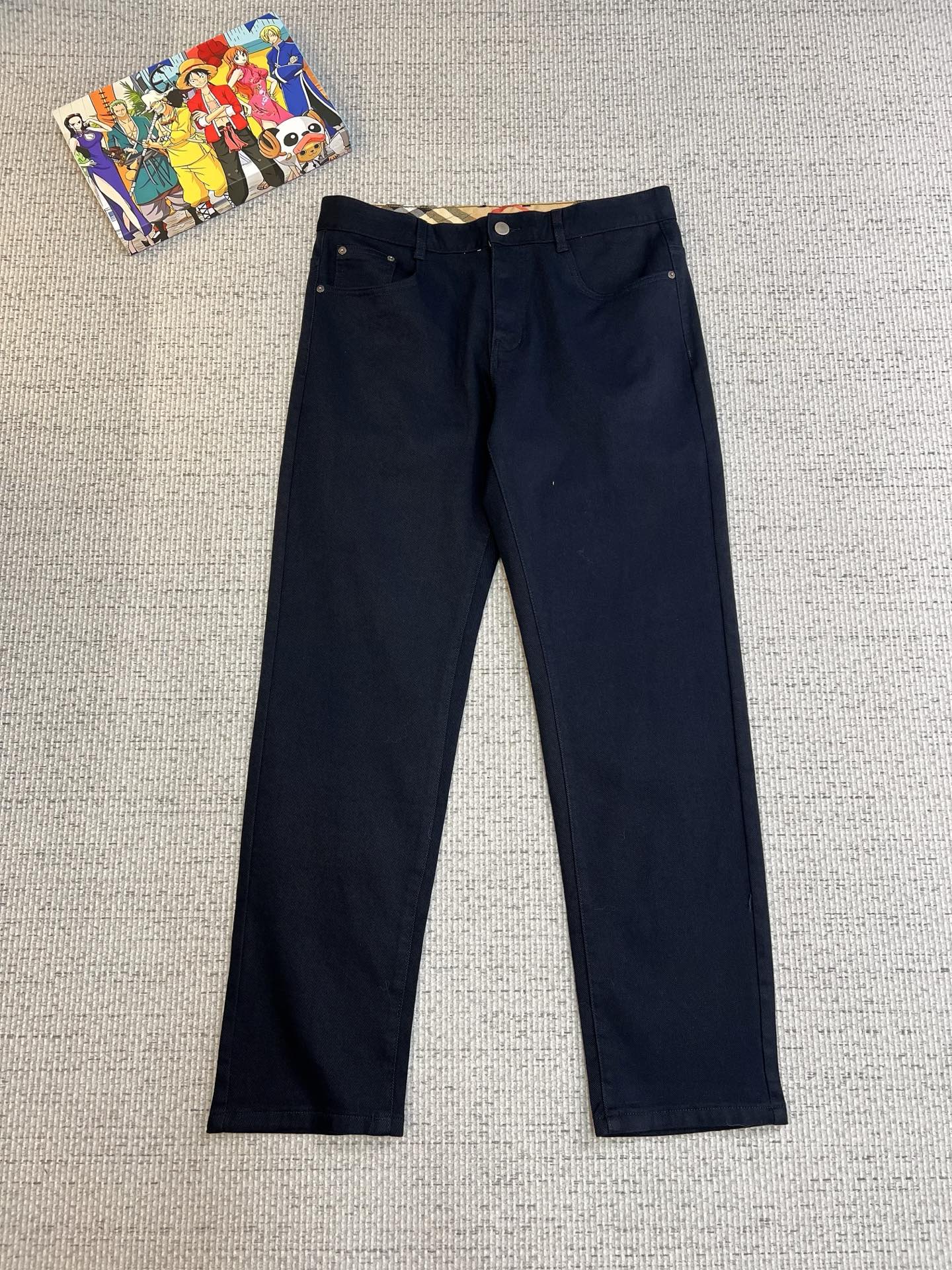 NO:572892,Burberry men's denim casual pants, official album and poster wear style!  High-grade imported denim raw color fabrics are supplied to customers, and the pure 13oz denim fabrics from Okayama, Japan are specially selected. Heavy-duty environmentally friendly plant enzyme washing process is used. The texture has a light retro color, which is quite beautiful and is very suitable for autumn and winter color matching. The fabric is soft and delicate after washing, but has strong bones and a slight stretch, providing an excellent comfortable experience. There is no damage from any technological elements throughout the body, retaining the purest tannin color!  The details throughout the body are perfect, exquisite and sophisticated. The latest leather label on the waist highlights the brand's characteristics. The hardware accessories, leather label and wiring all reflect the craftsmanship!  The silhouette is perfectly tailored and has excellent butt lift and slimming effect. It can be easily matched with any top in the wardrobe. It has wide compatibility and is suitable for various daily wear. The upper body is full of style. It is a must-have trousers for those who are obsessed with quality control and 1V!  Size 29-40 (not 35.37),,burberry,burberry,alexander wang19860909Burberry 巴宝莉 男士丹宁休闲裤,官宣画册海报穿搭款！ 客供高级进口的丹宁原色面料,特选日本冈山纯正13oz 盎司牛仔布料,重磅环保植物酵素水洗工艺,肌理有着淡淡的复古色彩,相当漂亮,极符合秋冬的配色,面料经过水洗后柔软细腻,但筋骨感极强,且略带弹力,提供了绝佳的舒适体验,通身无任何工艺元素破坏,保留了最纯粹的丹宁本色！通身细节完美如斯,精湛且考究,最新的腰部皮标彰显了品牌特质,五金配件、皮标、走线无不体现出匠心工艺！版型剪裁完美,提臀修身效果绝佳,可轻松横扫衣橱任何的上装搭配,兼容性广泛,满足于日常各种穿搭,上身型款十足,于品质控及1V迷控者必入型裤装！ 尺码29—40（没35.37）,,burberry,burberry,alexander wang,Men's clothing