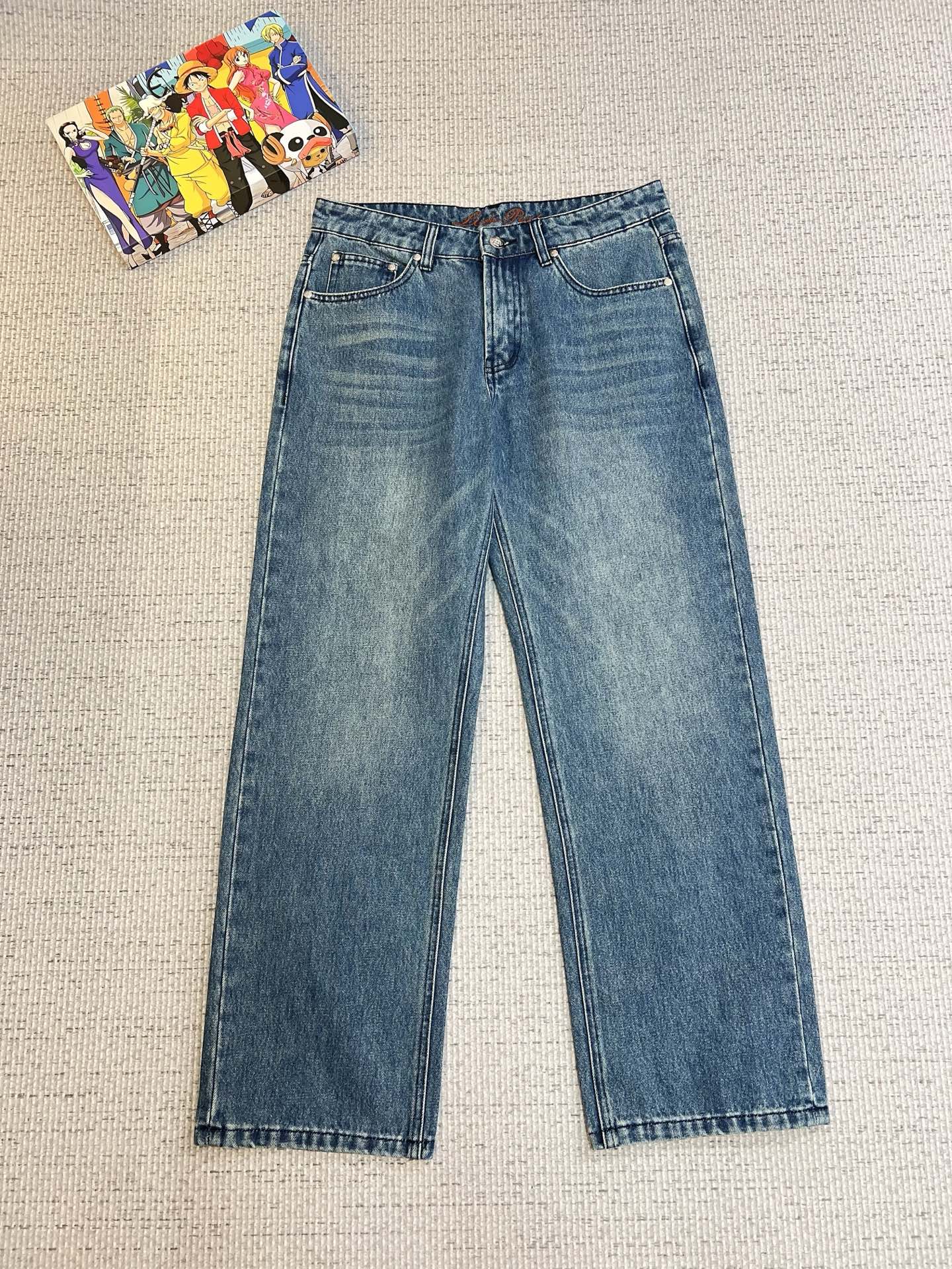 NO:572898,LP men's denim jeans, official album and poster outfit!  High-grade imported denim raw color fabrics are supplied to customers, and the pure 13oz denim fabrics from Okayama, Japan are specially selected. Heavy-duty environmentally friendly plant enzyme washing process is used. The texture has a light retro color, which is quite beautiful and is very suitable for autumn and winter color matching. The fabric is soft and delicate after washing, but has strong bones and a slight stretch, providing an excellent comfortable experience. There is no damage from any technological elements throughout the body, retaining the purest tannin color!  The details throughout the body are perfect, exquisite and sophisticated. The latest leather label on the waist highlights the brand's characteristics. The hardware accessories, leather label and wiring all reflect the craftsmanship!  The silhouette is perfectly tailored and has excellent butt lift and slimming effect. It can be easily matched with any top in the wardrobe. It has wide compatibility and is suitable for various daily wear. The upper body is full of style. It is a must-have trousers for those who are obsessed with quality control and 1V!  Size 29-40 (not 35.37),,loro piana,jeans,alexander wang19860909LP 男士丹宁牛仔裤,官宣画册海报穿搭款！ 客供高级进口的丹宁原色面料,特选日本冈山纯正13oz 盎司牛仔布料,重磅环保植物酵素水洗工艺,肌理有着淡淡的复古色彩,相当漂亮,极符合秋冬的配色,面料经过水洗后柔软细腻,但筋骨感极强,且略带弹力,提供了绝佳的舒适体验,通身无任何工艺元素破坏,保留了最纯粹的丹宁本色！通身细节完美如斯,精湛且考究,最新的腰部皮标彰显了品牌特质,五金配件、皮标、走线无不体现出匠心工艺！版型剪裁完美,提臀修身效果绝佳,可轻松横扫衣橱任何的上装搭配,兼容性广泛,满足于日常各种穿搭,上身型款十足,于品质控及1V迷控者必入型裤装！ 尺码29—40（没35.37）,,loro piana,jeans,alexander wang,Men's clothing