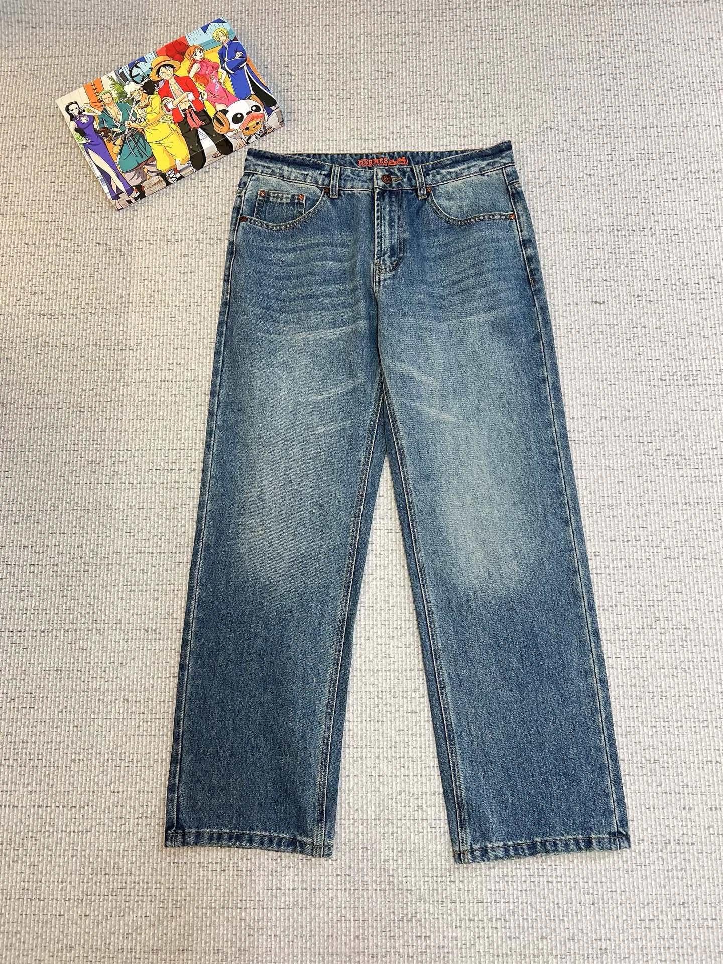 NO:572883,Hermès men's denim jeans, official album and poster outfit style!  High-grade imported denim raw color fabrics are supplied to customers, and the pure 13oz denim fabrics from Okayama, Japan are specially selected. Heavy-duty environmentally friendly plant enzyme washing process is used. The texture has a light retro color, which is quite beautiful and is very suitable for autumn and winter color matching. The fabric is soft and delicate after washing, but has strong bones and a slight stretch, providing an excellent comfortable experience. There is no damage from any technological elements throughout the body, retaining the purest tannin color!  The details throughout the body are perfect, exquisite and sophisticated. The latest leather label on the waist highlights the brand's characteristics. The hardware accessories, leather label and wiring all reflect the craftsmanship!  The silhouette is perfectly tailored and has excellent butt lift and slimming effect. It can be easily matched with any top in the wardrobe. It has wide compatibility and is suitable for various daily wear. The upper body is full of style. It is a must-have trousers for those who are obsessed with quality control and 1V!  Size 29-40 (not 35.37),,hermes,jeans,alexander wang19860909爱马仕 男士丹宁牛仔裤,官宣画册海报穿搭款！ 客供高级进口的丹宁原色面料,特选日本冈山纯正13oz 盎司牛仔布料,重磅环保植物酵素水洗工艺,肌理有着淡淡的复古色彩,相当漂亮,极符合秋冬的配色,面料经过水洗后柔软细腻,但筋骨感极强,且略带弹力,提供了绝佳的舒适体验,通身无任何工艺元素破坏,保留了最纯粹的丹宁本色！通身细节完美如斯,精湛且考究,最新的腰部皮标彰显了品牌特质,五金配件、皮标、走线无不体现出匠心工艺！版型剪裁完美,提臀修身效果绝佳,可轻松横扫衣橱任何的上装搭配,兼容性广泛,满足于日常各种穿搭,上身型款十足,于品质控及1V迷控者必入型裤装！ 尺码29—40（没35.37）,,hermes,jeans,alexander wang,Men's clothing