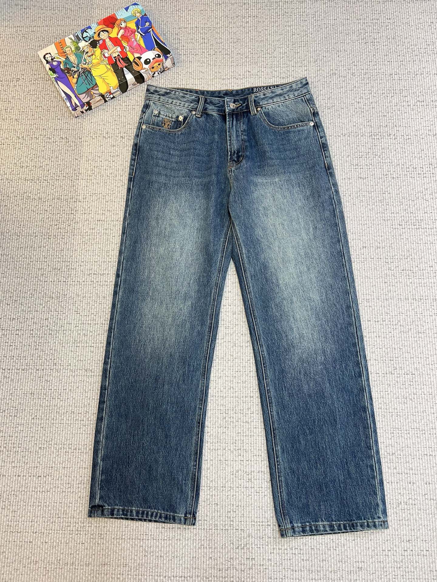 NO:572885,BC men's denim jeans, official album and poster wear style!  High-grade imported denim raw color fabrics are supplied to customers, and the pure 13oz denim fabrics from Okayama, Japan are specially selected. Heavy-duty environmentally friendly plant enzyme washing process is used. The texture has a light retro color, which is quite beautiful and is very suitable for autumn and winter color matching. The fabric is soft and delicate after washing, but has strong bones and a slight stretch, providing an excellent comfortable experience. There is no damage from any technological elements throughout the body, retaining the purest tannin color!  The details throughout the body are perfect, exquisite and sophisticated. The latest leather label on the waist highlights the brand's characteristics. The hardware accessories, leather label and wiring all reflect the craftsmanship!  The silhouette is perfectly tailored and has excellent butt lift and slimming effect. It can be easily matched with any top in the wardrobe. It has wide compatibility and is suitable for various daily wear. The upper body is full of style. It is a must-have trousers for those who are obsessed with quality control and 1V!  Size 29-40 (not 35.37),,jeans,alexander wang19860909BC 男士丹宁牛仔裤,官宣画册海报穿搭款！ 客供高级进口的丹宁原色面料,特选日本冈山纯正13oz 盎司牛仔布料,重磅环保植物酵素水洗工艺,肌理有着淡淡的复古色彩,相当漂亮,极符合秋冬的配色,面料经过水洗后柔软细腻,但筋骨感极强,且略带弹力,提供了绝佳的舒适体验,通身无任何工艺元素破坏,保留了最纯粹的丹宁本色！通身细节完美如斯,精湛且考究,最新的腰部皮标彰显了品牌特质,五金配件、皮标、走线无不体现出匠心工艺！版型剪裁完美,提臀修身效果绝佳,可轻松横扫衣橱任何的上装搭配,兼容性广泛,满足于日常各种穿搭,上身型款十足,于品质控及1V迷控者必入型裤装！ 尺码29—40（没35.37）,,jeans,alexander wang,Men's clothing