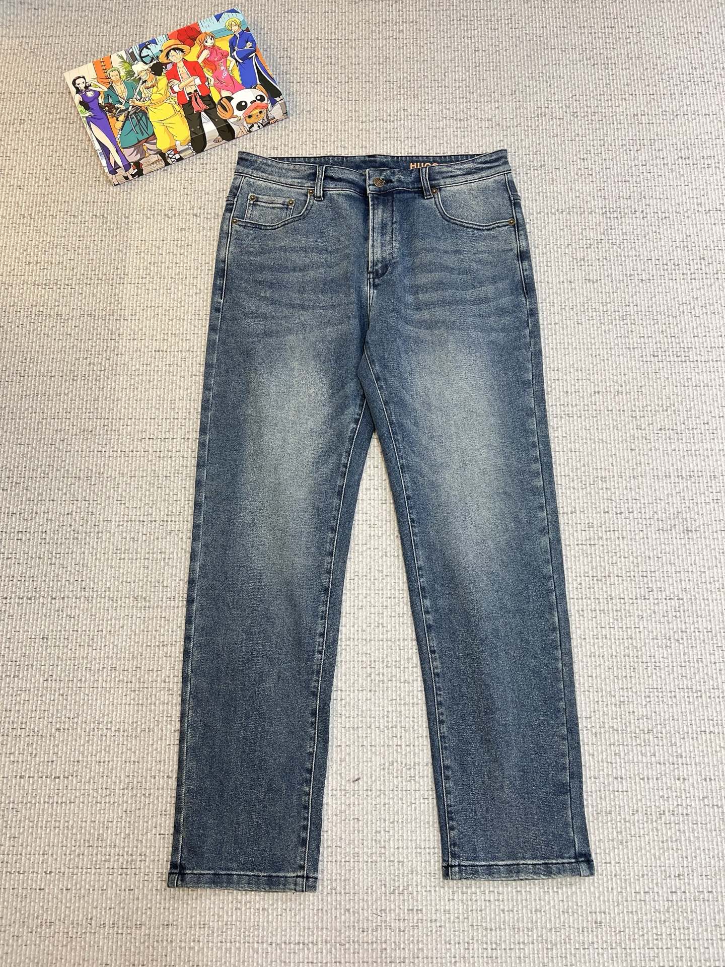 NO:572887,BOSS men's denim jeans, official album and poster wear style!  High-grade imported denim raw color fabrics are supplied to customers, and the pure 13oz denim fabrics from Okayama, Japan are specially selected. Heavy-duty environmentally friendly plant enzyme washing process is used. The texture has a light retro color, which is quite beautiful and is very suitable for autumn and winter color matching. The fabric is soft and delicate after washing, but has strong bones and a slight stretch, providing an excellent comfortable experience. There is no damage from any technological elements throughout the body, retaining the purest tannin color!  The details throughout the body are perfect, exquisite and sophisticated. The latest leather label on the waist highlights the brand's characteristics. The hardware accessories, leather label and wiring all reflect the craftsmanship!  The silhouette is perfectly tailored and has excellent butt lift and slimming effect. It can be easily matched with any top in the wardrobe. It has wide compatibility and is suitable for various daily wear. The upper body is full of style. It is a must-have trousers for those who are obsessed with quality control and 1V!  Size 29-40 (not 35.37),,jeans,alexander wang19860909BOSS 男士丹宁牛仔裤,官宣画册海报穿搭款！ 客供高级进口的丹宁原色面料,特选日本冈山纯正13oz 盎司牛仔布料,重磅环保植物酵素水洗工艺,肌理有着淡淡的复古色彩,相当漂亮,极符合秋冬的配色,面料经过水洗后柔软细腻,但筋骨感极强,且略带弹力,提供了绝佳的舒适体验,通身无任何工艺元素破坏,保留了最纯粹的丹宁本色！通身细节完美如斯,精湛且考究,最新的腰部皮标彰显了品牌特质,五金配件、皮标、走线无不体现出匠心工艺！版型剪裁完美,提臀修身效果绝佳,可轻松横扫衣橱任何的上装搭配,兼容性广泛,满足于日常各种穿搭,上身型款十足,于品质控及1V迷控者必入型裤装！ 尺码29—40（没35.37）,,jeans,alexander wang,Men's clothing