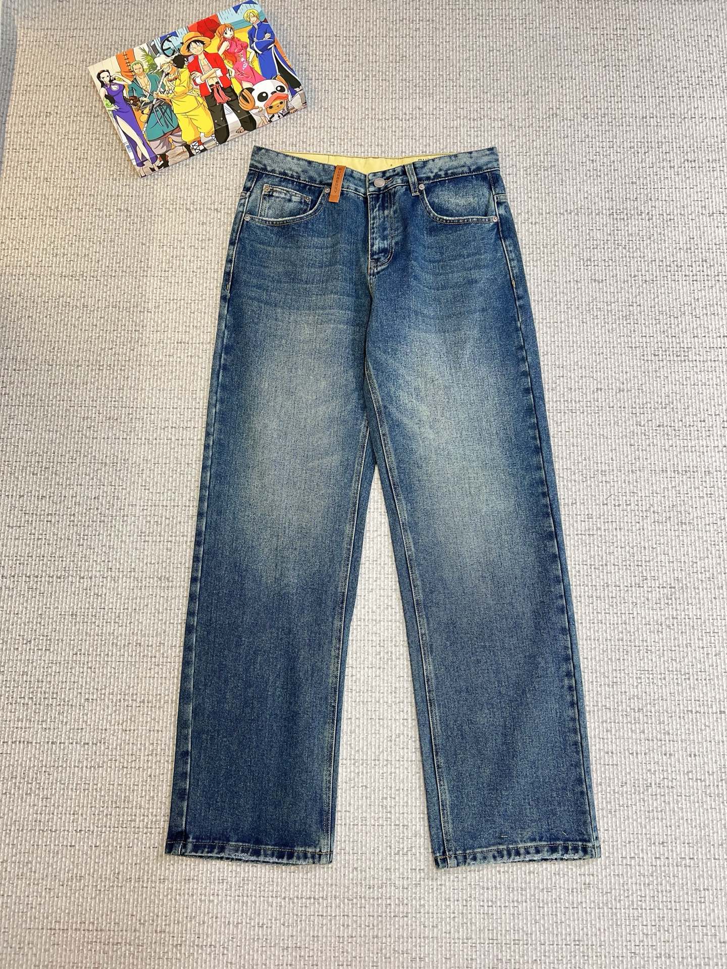 NO:572891,Burberry men's denim jeans, official album and poster outfit style!  High-grade imported denim raw color fabrics are supplied to customers, and the pure 13oz denim fabrics from Okayama, Japan are specially selected. Heavy-duty environmentally friendly plant enzyme washing process is used. The texture has a light retro color, which is quite beautiful and is very suitable for autumn and winter color matching. The fabric is soft and delicate after washing, but has strong bones and a slight stretch, providing an excellent comfortable experience. There is no damage from any technological elements throughout the body, retaining the purest tannin color!  The details throughout the body are perfect, exquisite and sophisticated. The latest leather label on the waist highlights the brand's characteristics. The hardware accessories, leather label and wiring all reflect the craftsmanship!  The silhouette is perfectly tailored and has excellent butt lift and slimming effect. It can be easily matched with any top in the wardrobe. It has wide compatibility and is suitable for various daily wear. The upper body is full of style. It is a must-have trousers for those who are obsessed with quality control and 1V!  Size 29-40 (not 35.37),,burberry,burberry,jeans,alexander wang19860909Burberry 巴宝莉 男士丹宁牛仔裤,官宣画册海报穿搭款！ 客供高级进口的丹宁原色面料,特选日本冈山纯正13oz 盎司牛仔布料,重磅环保植物酵素水洗工艺,肌理有着淡淡的复古色彩,相当漂亮,极符合秋冬的配色,面料经过水洗后柔软细腻,但筋骨感极强,且略带弹力,提供了绝佳的舒适体验,通身无任何工艺元素破坏,保留了最纯粹的丹宁本色！通身细节完美如斯,精湛且考究,最新的腰部皮标彰显了品牌特质,五金配件、皮标、走线无不体现出匠心工艺！版型剪裁完美,提臀修身效果绝佳,可轻松横扫衣橱任何的上装搭配,兼容性广泛,满足于日常各种穿搭,上身型款十足,于品质控及1V迷控者必入型裤装！ 尺码29—40（没35.37）,,burberry,burberry,jeans,alexander wang,Men's clothing