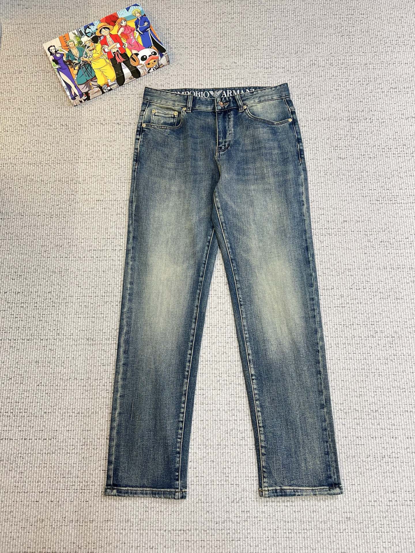 NO:572893,Armani Armani men's denim jeans, official album and poster wear style!  High-grade imported denim raw color fabrics are supplied to customers, and the pure 13oz denim fabrics from Okayama, Japan are specially selected. Heavy-duty environmentally friendly plant enzyme washing process is used. The texture has a light retro color, which is quite beautiful and is very suitable for autumn and winter color matching. The fabric is soft and delicate after washing, but has strong bones and a slight stretch, providing an excellent comfortable experience. There is no damage from any technological elements throughout the body, retaining the purest tannin color!  The details throughout the body are perfect, exquisite and sophisticated. The latest leather label on the waist highlights the brand's characteristics. The hardware accessories, leather label and wiring all reflect the craftsmanship!  The silhouette is perfectly tailored and has excellent butt lift and slimming effect. It can be easily matched with any top in the wardrobe. It has wide compatibility and is suitable for various daily wear. The upper body is full of style. It is a must-have trousers for those who are obsessed with quality control and 1V!  Size 29-40 (not 35.37),,armani,armani,jeans,alexander wang19860909Armani 阿玛尼 男士丹宁牛仔裤,官宣画册海报穿搭款！ 客供高级进口的丹宁原色面料,特选日本冈山纯正13oz 盎司牛仔布料,重磅环保植物酵素水洗工艺,肌理有着淡淡的复古色彩,相当漂亮,极符合秋冬的配色,面料经过水洗后柔软细腻,但筋骨感极强,且略带弹力,提供了绝佳的舒适体验,通身无任何工艺元素破坏,保留了最纯粹的丹宁本色！通身细节完美如斯,精湛且考究,最新的腰部皮标彰显了品牌特质,五金配件、皮标、走线无不体现出匠心工艺！版型剪裁完美,提臀修身效果绝佳,可轻松横扫衣橱任何的上装搭配,兼容性广泛,满足于日常各种穿搭,上身型款十足,于品质控及1V迷控者必入型裤装！ 尺码29—40（没35.37）,,armani,armani,jeans,alexander wang,Men's clothing