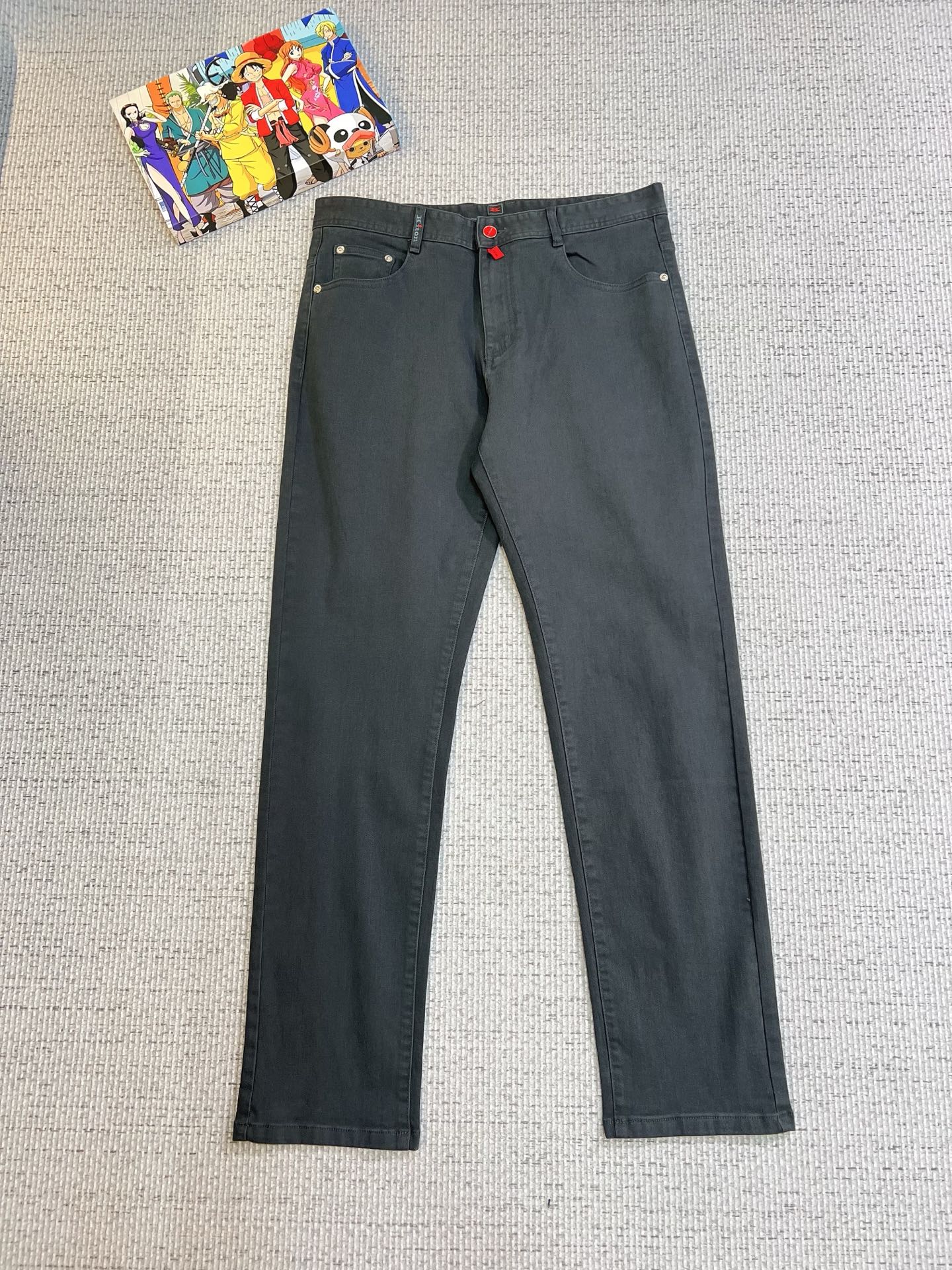 NO:572894,Kiton men's denim casual pants, official album and poster wear style!  High-grade imported denim raw color fabrics are supplied to customers, and the pure 13oz denim fabrics from Okayama, Japan are specially selected. Heavy-duty environmentally friendly plant enzyme washing process is used. The texture has a light retro color, which is quite beautiful and is very suitable for autumn and winter color matching. The fabric is soft and delicate after washing, but has strong bones and a slight stretch, providing an excellent comfortable experience. There is no damage from any technological elements throughout the body, retaining the purest tannin color!  The details throughout the body are perfect, exquisite and sophisticated. The latest leather label on the waist highlights the brand's characteristics. The hardware accessories, leather label and wiring all reflect the craftsmanship!  The silhouette is perfectly tailored and has excellent butt lift and slimming effect. It can be easily matched with any top in the wardrobe. It has wide compatibility and is suitable for various daily wear. The upper body is full of style. It is a must-have trousers for those who are obsessed with quality control and 1V!  Size 29-40 (not 35.37),,alexander wang19860909Kiton 男士丹宁休闲裤,官宣画册海报穿搭款！ 客供高级进口的丹宁原色面料,特选日本冈山纯正13oz 盎司牛仔布料,重磅环保植物酵素水洗工艺,肌理有着淡淡的复古色彩,相当漂亮,极符合秋冬的配色,面料经过水洗后柔软细腻,但筋骨感极强,且略带弹力,提供了绝佳的舒适体验,通身无任何工艺元素破坏,保留了最纯粹的丹宁本色！通身细节完美如斯,精湛且考究,最新的腰部皮标彰显了品牌特质,五金配件、皮标、走线无不体现出匠心工艺！版型剪裁完美,提臀修身效果绝佳,可轻松横扫衣橱任何的上装搭配,兼容性广泛,满足于日常各种穿搭,上身型款十足,于品质控及1V迷控者必入型裤装！ 尺码29—40（没35.37）,,alexander wang,Men's clothing