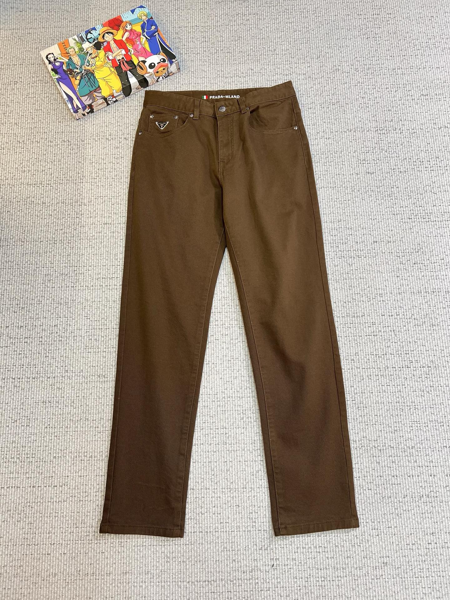 NO:572890,PRADA Men's denim casual pants, official album and poster wear style!  High-grade imported denim raw color fabrics are supplied to customers, and the pure 13oz denim fabrics from Okayama, Japan are specially selected. Heavy-duty environmentally friendly plant enzyme washing process is used. The texture has a light retro color, which is quite beautiful and is very suitable for autumn and winter color matching. The fabric is soft and delicate after washing, but has strong bones and a slight stretch, providing an excellent comfortable experience. There is no damage from any technological elements throughout the body, retaining the purest tannin color!  The details throughout the body are perfect, exquisite and sophisticated. The latest leather label on the waist highlights the brand's characteristics. The hardware accessories, leather label and wiring all reflect the craftsmanship!  The silhouette is perfectly tailored and has excellent butt lift and slimming effect. It can be easily matched with any top in the wardrobe. It has wide compatibility and is suitable for various daily wear. The upper body is full of style. It is a must-have trousers for those who are obsessed with quality control and 1V!  Size 29-40 (not 35.37),, prada, prada, alexander wang19860909PRADA 普拉达 男士丹宁休闲裤,官宣画册海报穿搭款！ 客供高级进口的丹宁原色面料,特选日本冈山纯正13oz 盎司牛仔布料,重磅环保植物酵素水洗工艺,肌理有着淡淡的复古色彩,相当漂亮,极符合秋冬的配色,面料经过水洗后柔软细腻,但筋骨感极强,且略带弹力,提供了绝佳的舒适体验,通身无任何工艺元素破坏,保留了最纯粹的丹宁本色！通身细节完美如斯,精湛且考究,最新的腰部皮标彰显了品牌特质,五金配件、皮标、走线无不体现出匠心工艺！版型剪裁完美,提臀修身效果绝佳,可轻松横扫衣橱任何的上装搭配,兼容性广泛,满足于日常各种穿搭,上身型款十足,于品质控及1V迷控者必入型裤装！ 尺码29—40（没35.37）,,prada,prada,alexander wang,Men's clothing