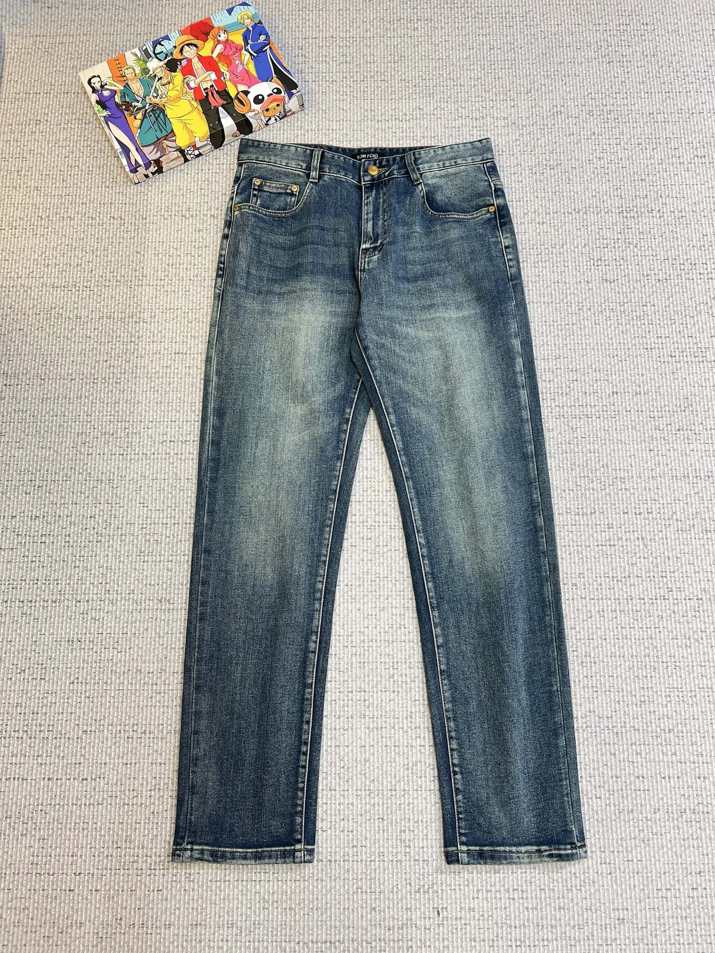 NO:572895,TF men's denim jeans, official album and poster outfit style!  High-grade imported denim raw color fabrics are supplied to customers, and the pure 13oz denim fabrics from Okayama, Japan are specially selected. Heavy-duty environmentally friendly plant enzyme washing process is used. The texture has a light retro color, which is quite beautiful and is very suitable for autumn and winter color matching. The fabric is soft and delicate after washing, but has strong bones and a slight stretch, providing an excellent comfortable experience. There is no damage from any technological elements throughout the body, retaining the purest tannin color!  The details throughout the body are perfect, exquisite and sophisticated. The latest leather label on the waist highlights the brand's characteristics. The hardware accessories, leather label and wiring all reflect the craftsmanship!  The silhouette is perfectly tailored and has excellent butt lift and slimming effect. It can be easily matched with any top in the wardrobe. It has wide compatibility and is suitable for various daily wear. The upper body is full of style. It is a must-have trousers for those who are obsessed with quality control and 1V!  Size 29-40 (not 35.37),,tom ford,jeans,alexander wang19860909TF 男士丹宁牛仔裤,官宣画册海报穿搭款！ 客供高级进口的丹宁原色面料,特选日本冈山纯正13oz 盎司牛仔布料,重磅环保植物酵素水洗工艺,肌理有着淡淡的复古色彩,相当漂亮,极符合秋冬的配色,面料经过水洗后柔软细腻,但筋骨感极强,且略带弹力,提供了绝佳的舒适体验,通身无任何工艺元素破坏,保留了最纯粹的丹宁本色！通身细节完美如斯,精湛且考究,最新的腰部皮标彰显了品牌特质,五金配件、皮标、走线无不体现出匠心工艺！版型剪裁完美,提臀修身效果绝佳,可轻松横扫衣橱任何的上装搭配,兼容性广泛,满足于日常各种穿搭,上身型款十足,于品质控及1V迷控者必入型裤装！ 尺码29—40（没35.37）,,tom ford,jeans,alexander wang,Men's clothing