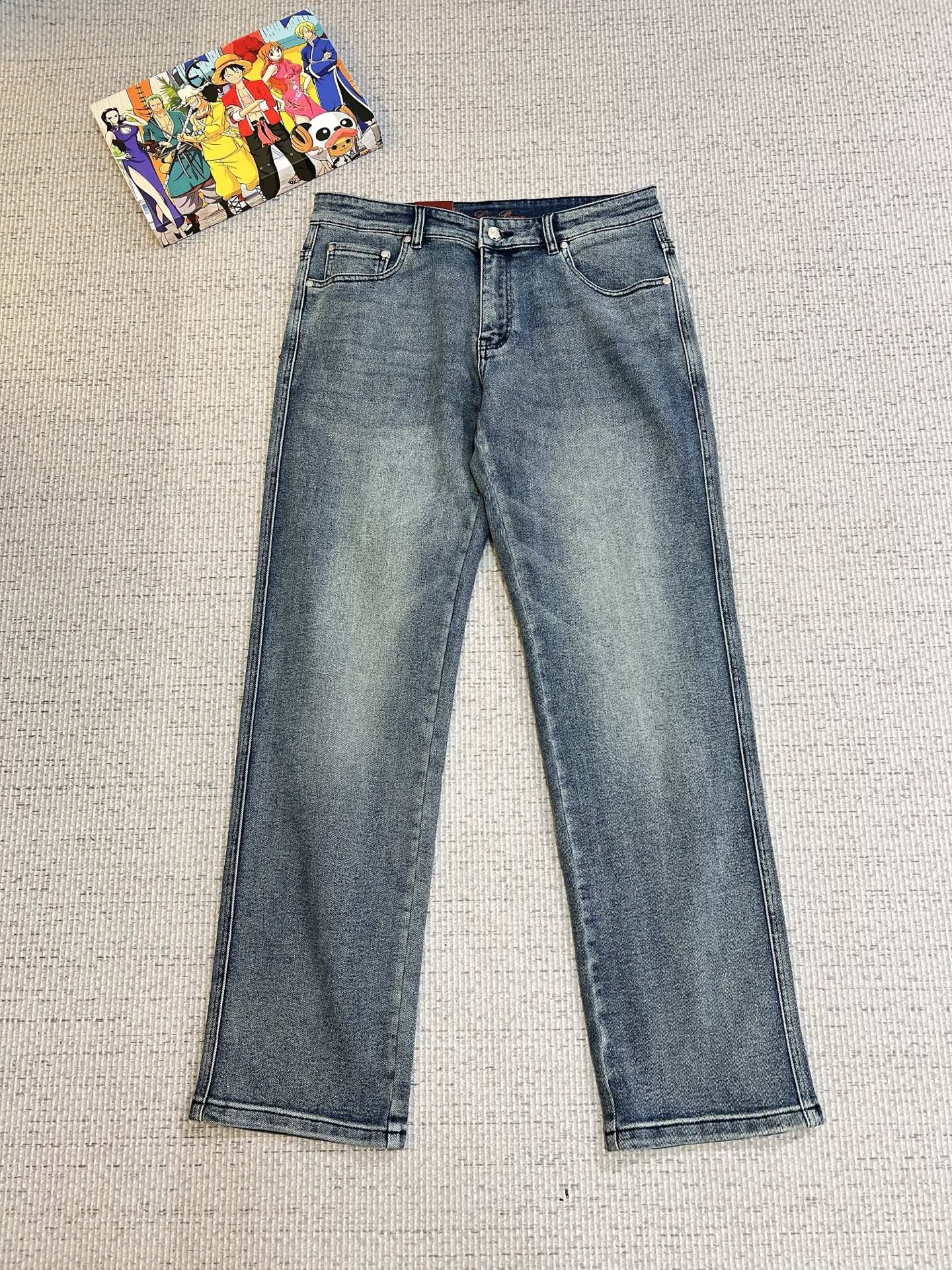 NO:572899,LP men's denim jeans, official album and poster outfit!  High-grade imported denim raw color fabrics are supplied to customers, and the pure 13oz denim fabrics from Okayama, Japan are specially selected. Heavy-duty environmentally friendly plant enzyme washing process is used. The texture has a light retro color, which is quite beautiful and is very suitable for autumn and winter color matching. The fabric is soft and delicate after washing, but has strong bones and a slight stretch, providing an excellent comfortable experience. There is no damage from any technological elements throughout the body, retaining the purest tannin color!  The details throughout the body are perfect, exquisite and sophisticated. The latest leather label on the waist highlights the brand's characteristics. The hardware accessories, leather label and wiring all reflect the craftsmanship!  The silhouette is perfectly tailored and has excellent butt lift and slimming effect. It can be easily matched with any top in the wardrobe. It has wide compatibility and is suitable for various daily wear. The upper body is full of style. It is a must-have trousers for those who are obsessed with quality control and 1V!  Size 29-40 (not 35.37),,loro piana,jeans,alexander wang19860909LP 男士丹宁牛仔裤,官宣画册海报穿搭款！ 客供高级进口的丹宁原色面料,特选日本冈山纯正13oz 盎司牛仔布料,重磅环保植物酵素水洗工艺,肌理有着淡淡的复古色彩,相当漂亮,极符合秋冬的配色,面料经过水洗后柔软细腻,但筋骨感极强,且略带弹力,提供了绝佳的舒适体验,通身无任何工艺元素破坏,保留了最纯粹的丹宁本色！通身细节完美如斯,精湛且考究,最新的腰部皮标彰显了品牌特质,五金配件、皮标、走线无不体现出匠心工艺！版型剪裁完美,提臀修身效果绝佳,可轻松横扫衣橱任何的上装搭配,兼容性广泛,满足于日常各种穿搭,上身型款十足,于品质控及1V迷控者必入型裤装！ 尺码29—40（没35.37）,,loro piana,jeans,alexander wang,Men's clothing