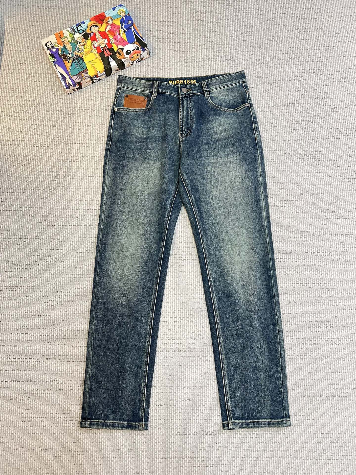 NO:572901,Burberry men's denim jeans, official album and poster outfit style!  High-grade imported denim raw color fabrics are supplied to customers, and the pure 13oz denim fabrics from Okayama, Japan are specially selected. Heavy-duty environmentally friendly plant enzyme washing process is used. The texture has a light retro color, which is quite beautiful and is very suitable for autumn and winter color matching. The fabric is soft and delicate after washing, but has strong bones and a slight stretch, providing an excellent comfortable experience. There is no damage from any technological elements throughout the body, retaining the purest tannin color!  The details throughout the body are perfect, exquisite and sophisticated. The latest leather label on the waist highlights the brand's characteristics. The hardware accessories, leather label and wiring all reflect the craftsmanship!  The silhouette is perfectly tailored and has excellent butt lift and slimming effect. It can be easily matched with any top in the wardrobe. It has wide compatibility and is suitable for various daily wear. The upper body is full of style. It is a must-have trousers for those who are obsessed with quality control and 1V!  Size 29-40 (not 35.37),,burberry,burberry,jeans,alexander wang19860909Burberry 巴宝莉 男士丹宁牛仔裤,官宣画册海报穿搭款！ 客供高级进口的丹宁原色面料,特选日本冈山纯正13oz 盎司牛仔布料,重磅环保植物酵素水洗工艺,肌理有着淡淡的复古色彩,相当漂亮,极符合秋冬的配色,面料经过水洗后柔软细腻,但筋骨感极强,且略带弹力,提供了绝佳的舒适体验,通身无任何工艺元素破坏,保留了最纯粹的丹宁本色！通身细节完美如斯,精湛且考究,最新的腰部皮标彰显了品牌特质,五金配件、皮标、走线无不体现出匠心工艺！版型剪裁完美,提臀修身效果绝佳,可轻松横扫衣橱任何的上装搭配,兼容性广泛,满足于日常各种穿搭,上身型款十足,于品质控及1V迷控者必入型裤装！ 尺码29—40（没35.37）,,burberry,burberry,jeans,alexander wang,Men's clothing