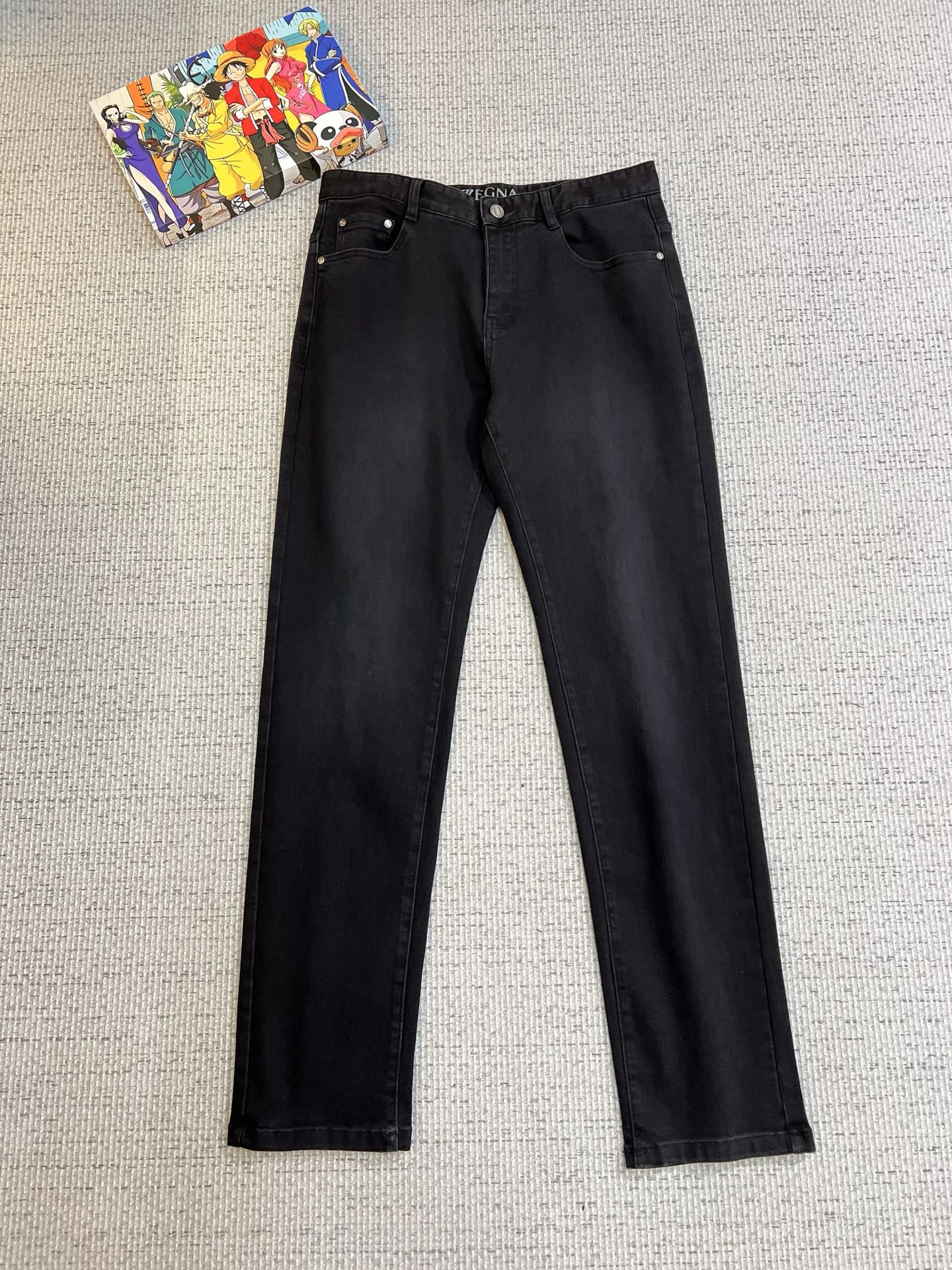 NO:572896,Ermenegildo Zegna men's denim casual pants, official album and poster wear style!  High-grade imported denim raw color fabrics are supplied to customers, and the pure 13oz denim fabrics from Okayama, Japan are specially selected. Heavy-duty environmentally friendly plant enzyme washing process is used. The texture has a light retro color, which is quite beautiful and is very suitable for autumn and winter color matching. The fabric is soft and delicate after washing, but has strong bones and a slight stretch, providing an excellent comfortable experience. There is no damage from any technological elements throughout the body, retaining the purest tannin color!  The details throughout the body are perfect, exquisite and sophisticated. The latest leather label on the waist highlights the brand's characteristics. The hardware accessories, leather label and wiring all reflect the craftsmanship!  The silhouette is perfectly tailored and has excellent butt lift and slimming effect. It can be easily matched with any top in the wardrobe. It has wide compatibility and is suitable for various daily wear. The upper body is full of style. It is a must-have trousers for those who are obsessed with quality control and 1V!  Size 29-40 (not 35.37),,zegna,alexander wang19860909杰尼亚 男士丹宁休闲裤,官宣画册海报穿搭款！ 客供高级进口的丹宁原色面料,特选日本冈山纯正13oz 盎司牛仔布料,重磅环保植物酵素水洗工艺,肌理有着淡淡的复古色彩,相当漂亮,极符合秋冬的配色,面料经过水洗后柔软细腻,但筋骨感极强,且略带弹力,提供了绝佳的舒适体验,通身无任何工艺元素破坏,保留了最纯粹的丹宁本色！通身细节完美如斯,精湛且考究,最新的腰部皮标彰显了品牌特质,五金配件、皮标、走线无不体现出匠心工艺！版型剪裁完美,提臀修身效果绝佳,可轻松横扫衣橱任何的上装搭配,兼容性广泛,满足于日常各种穿搭,上身型款十足,于品质控及1V迷控者必入型裤装！ 尺码29—40（没35.37）,,zegna,alexander wang,Men's clothing