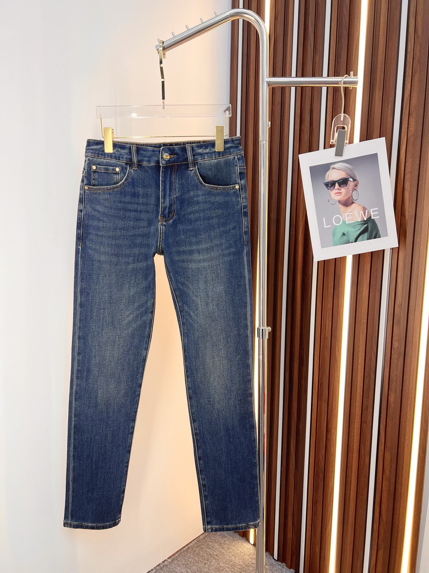 NO:528778,FENDI Men's denim jeans, official album poster outfit style!  Customer-supplied high-quality imported denim original color fabric, specially selected Japanese Okayama pure 13oz ounce denim fabric, heavy environmentally friendly plant enzyme washing process, the texture has a light retro color, which is quite beautiful, and is very suitable for the autumn and winter color matching. The fabric is soft and delicate after washing, but has a strong bones and a little elastic, providing an excellent comfort experience. There is no damage to any craft elements throughout the body, retaining the purest tannin color!  The whole body details are so perfect, exquisite and exquisite. The latest waist leather marks highlight the brand's characteristics, and hardware accessories, leather marks, and wiring all reflect craftsmanship!  The style is perfectly tailored, and the hip lifting effect is excellent. It can easily sweep any top matching in the wardrobe. It has extensive compatibility and is satisfied with various daily outfits. It has a lot of upper body styles and must-have trousers for quality control and 1V masturbation control!  Size 28-38 None 35 37,,fendi,fendi,jeans,alexander wang19860909FENDI 芬迪 男士丹宁牛仔裤,官宣画册海报穿搭款！ 客供高级进口的丹宁原色面料,特选日本冈山纯正13oz 盎司牛仔布料,重磅环保植物酵素水洗工艺,肌理有着淡淡的复古色彩,相当漂亮,极符合秋冬的配色,面料经过水洗后柔软细腻,但筋骨感极强,且略带弹力,提供了绝佳的舒适体验,通身无任何工艺元素破坏,保留了最纯粹的丹宁本色！通身细节完美如斯,精湛且考究,最新的腰部皮标彰显了品牌特质,五金配件、皮标、走线无不体现出匠心工艺！版型剪裁完美,提臀修身效果绝佳,可轻松横扫衣橱任何的上装搭配,兼容性广泛,满足于日常各种穿搭,上身型款十足,于品质控及1V迷控者必入型裤装！ 尺码28-38 无35 37,,fendi,fendi,jeans,alexander wang,Men's clothing