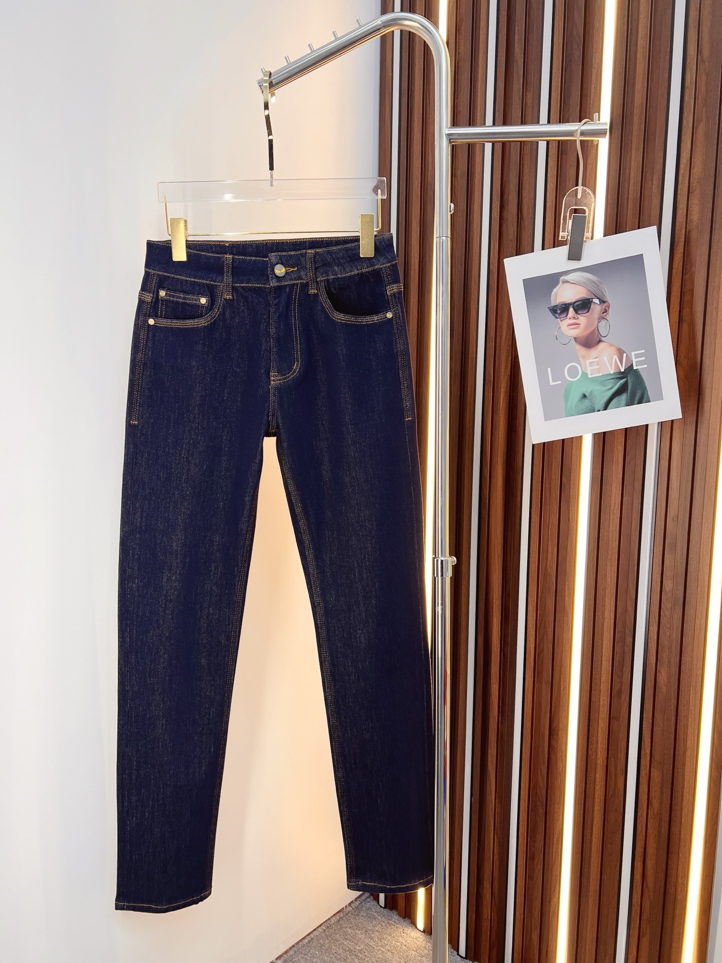 NO:528774,FENDI Men's denim jeans, official album poster outfit style!  Customer-supplied high-quality imported denim original color fabric, specially selected Japanese Okayama pure 13oz ounce denim fabric, heavy environmentally friendly plant enzyme washing process, the texture has a light retro color, which is quite beautiful, and is very suitable for the autumn and winter color matching. The fabric is soft and delicate after washing, but has a strong bones and a little elastic, providing an excellent comfort experience. There is no damage to any craft elements throughout the body, retaining the purest tannin color!  The whole body details are so perfect, exquisite and exquisite. The latest waist leather marks highlight the brand's characteristics, and hardware accessories, leather marks, and wiring all reflect craftsmanship!  The style is perfectly tailored, and the hip lifting effect is excellent. It can easily sweep any top matching in the wardrobe. It has extensive compatibility and is satisfied with various daily outfits. It has a lot of upper body styles and must-have trousers for quality control and 1V masturbation control!  Size 28-38 None 35 37,,fendi,fendi,jeans,alexander wang19860909FENDI 芬迪 男士丹宁牛仔裤,官宣画册海报穿搭款！ 客供高级进口的丹宁原色面料,特选日本冈山纯正13oz 盎司牛仔布料,重磅环保植物酵素水洗工艺,肌理有着淡淡的复古色彩,相当漂亮,极符合秋冬的配色,面料经过水洗后柔软细腻,但筋骨感极强,且略带弹力,提供了绝佳的舒适体验,通身无任何工艺元素破坏,保留了最纯粹的丹宁本色！通身细节完美如斯,精湛且考究,最新的腰部皮标彰显了品牌特质,五金配件、皮标、走线无不体现出匠心工艺！版型剪裁完美,提臀修身效果绝佳,可轻松横扫衣橱任何的上装搭配,兼容性广泛,满足于日常各种穿搭,上身型款十足,于品质控及1V迷控者必入型裤装！ 尺码28-38 无35 37,,fendi,fendi,jeans,alexander wang,Men's clothing